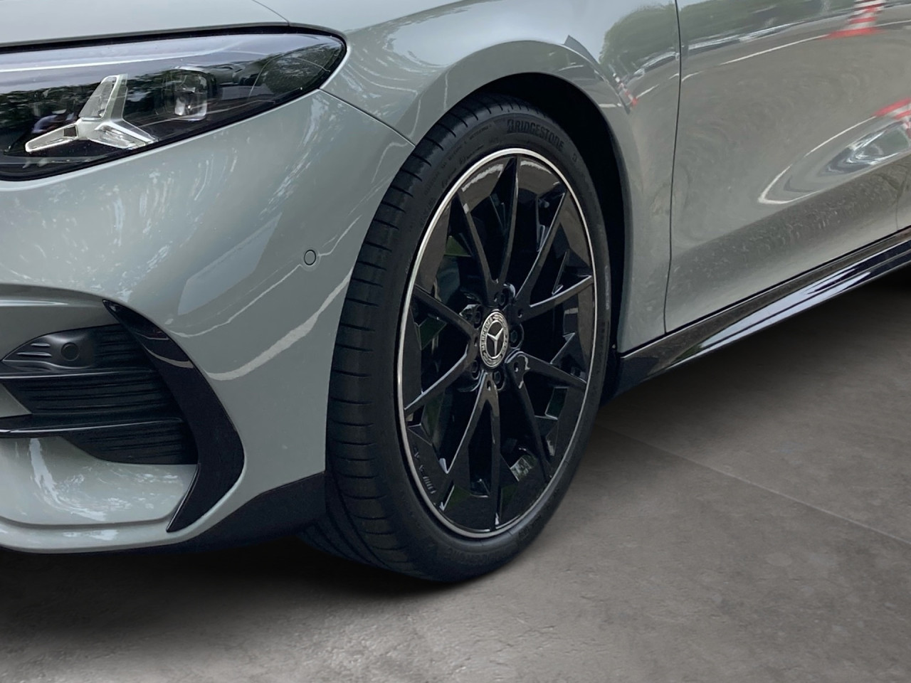 Getriebe: Automatikgetriebe, 8 G&auml;ngeAusstattungslinie: AMG Line InterieurAusstattungspakete: AMG Sportpaket,  Night-Paket,  SpiegelpaketAssistenzsysteme: Fernlichtassistent: Plus,  PARKTRONIC,  R&uuml;ckfahrkamera,  DISTRONIC,  Berganfahrhilfe,  Spracheingabesystem,  M&uuml;digkeitserkennung,  Spurhalteassistent,  Bremsassistent,  COLLISION PREVENTION ASSISTLicht und Sicht: Multibeam LED Scheinwerfer,  Tagfahrlicht,  W&auml;rmeschutzverglasung,  Ambientebeleuchtung,  LichtsensorAudio &amp; Kommunikation: MBUX,  Radio: Steuercode Funktion Radio Standard AM/FM,  Digitaler Radioempfang DAB,  AUX &amp; USB Anschluss,  Handyvorbereitung Bluetooth,  WLAN HotspotKomfort: THERMATIC,  Panoramadach,  Lordosenst&uuml;tze Fahrer,  Sitzheizung Fahrer/Beifahrer,  Sportsitze,  Armauflage hinten,  Servolenkung,  Lenks&auml;ule verstellbar,  Keyless-Go,  Start-Stopp System,  Zentralver. mit Fernbedienung,  Fensterheber elektrischInterieur: Sitze Kunstleder Ledernachbildung ARTICO Nappaoptik / Mikrofaser MICROCUT schwarz,  Innenfarbe schwarz,  Multifunktions-Sport-/Lederlenkrad,  Bordcomputer,  Dekoreinlagen: 42H Zierelemente Aluminium geb&uuml;rstet hell,  Lenkrad-SchaltwippenExterieur: Tieferlegung: Komfortfahrwerk mit Tieferlegung,  Touchscreen Bedienung,  AMG Leichtmetallfelgen 19 Zoll: im 5-Speichen-Design,  Au&szlig;enspiegel elekt.,  Reifenpannenset,  NotrufsystemAirbags: MittelairbagSicherheit: i-Size Kindersitzbefestigung,  Fu&szlig;g&auml;ngerschutzsystem,  Fahrer- /Beifahrerairbag,  Seitenairbag vorn und hinten,  Knieairbag Fahrer,  Traktionskontrolle,  Elektr. Stabilit&auml;tsprogramm ESP,  Reifendruckverlust-Warnung,  Wegfahrsperre,  Au&szlig;entemperatur Anzeige,  Antiblockiersystem ABS,  Bremsverschlei&szlig;anzeige,  Notbremsassistent,  Akustischer Umfeldschutz,  Totwinkel-AssistentWeitere Ausstattung: 98B Teilkuehlerjalousie oben,  18W PREPARATION - AUTOMATED PARKING ASSIST (APA),  1B3 Techn. Kommunikationsmodulvariante f&uuml;r ECE,  5B6 K&uuml;hlergrill beleuchtet mit Mercedes-Benz Pattern in Chrom,  K56 Geschwindigkeitslimit-Warnung,  2U1 AIRPANEL,  K59 Ausweichlenk-Funktion,  K58 Nothalt-Funktion,  2U8 K&auml;ltemittel 1234yf,  5S4 Steuer-Code Sitzpositionssensor Fahrer,  11W PREPARATION - EXTENDED TRAFFIC SIGN ASSIST (ETSA),  807 Modelljahrcode,  K61 Man&ouml;vrier-Assistent,  L Linkslenkung,  U20 12-V-Steckdose f&uuml;r Beifahrer,  896 Digitales Extra: Vorr&uuml;stung f&uuml;r Digitalen Fahrzeugschl&uuml;ssel f&uuml;r Smartphone,  12W PREPARATION - ACTIVE BLIND SPOT MONITORING (ABSM),  897 Kabelloses Ladesystem f&uuml;r mobile Endger&auml;te vorn,  U23 Sitzbelegungserkennung f&uuml;r Fondsitze,  4S0 HOTEND TECHNOLOGY TYP II-E,  25W PREPARATION - ACTIVE LANE CHANGE ASSIST (ALCA),  13W PREPARATION - ACTIVE LANE STEERING ASSIST (ALSA),  0S9 Steuer-Code Sitzpositionssensor Beifahrer,  0K2 STEERING CODE - OUTPUT ACTIV AES-FLAG,  8K0 Limiter,  6P5 Steuercode Vertrieb  f. Code 475,  0U1 Headunit L&auml;nderset f&uuml;r ECE (NTG 7),  K13 Serviceintervall 25.000 KM,  31W PREP. - AUTOMATIC SPEED CONTROL,  B01 Hybrid Antrieb mit 48-Volt-Technologie,  72B USB-Paket Plus,  PDB Advanced-Plus-Paket mit  Digitalen Extras,  28W PREP. - EXTENDED RESTART BY STOP AND GO TRAFFIC,  698 VISION CONTROL,  458 Fahrerdisplay,  20W PREPARATION - SURROUND VIEW SYSTEM (SVS),  219 Selfie- und Videokamera,  K34 Digitales Extra: Streckenbasierte Geschwindigkeits-Anpassung,  29W PREPARATION - SPEED ADJUSTMENT TRACK-BASED,  589 Umfeldbeleuchtung mit animierter Projektion des Mercedes-Benz Pattern,  2-fach,  502 Digitales Extra: 7 Jahre kostenfreie Karten-Updates,  986 Identifikationsschild mit VIN-Nummer,  SCH TRANSMISSION WINDSHIELD RANGE 1,  868 ZentraldisplaySonstige Ma&szlig;e und Gewichte: Nutzlast: 430 kg,  zul&auml;ssiges Gesamtgewicht: 2.135 kg,  Radstand: 2.790 mm24 Monate Garantie ab Erstzulassung. Fahrzeug hat Haltedauer. Liefertermin in Abstimmung mit dem Verk&auml;ufer. Irrt&uuml;mer und &Auml;nderungen vorbehalten