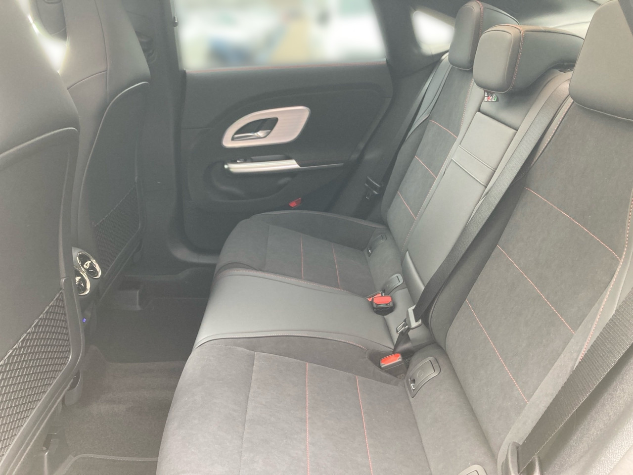Getriebe: Automatikgetriebe, 8 G&auml;ngeAusstattungslinie: AMG Line InterieurAusstattungspakete: AMG Sportpaket,  Night-Paket,  SpiegelpaketAssistenzsysteme: Fernlichtassistent: Plus,  PARKTRONIC,  R&uuml;ckfahrkamera,  DISTRONIC,  Berganfahrhilfe,  Spracheingabesystem,  M&uuml;digkeitserkennung,  Spurhalteassistent,  Bremsassistent,  COLLISION PREVENTION ASSISTLicht und Sicht: Multibeam LED Scheinwerfer,  Tagfahrlicht,  W&auml;rmeschutzverglasung,  Ambientebeleuchtung,  LichtsensorAudio &amp; Kommunikation: MBUX,  Radio: Steuercode Funktion Radio Standard AM/FM,  Digitaler Radioempfang DAB,  AUX &amp; USB Anschluss,  Handyvorbereitung Bluetooth,  WLAN HotspotKomfort: THERMATIC,  Panoramadach,  Lordosenst&uuml;tze Fahrer,  Sitzheizung Fahrer/Beifahrer,  Sportsitze,  Armauflage hinten,  Servolenkung,  Lenks&auml;ule verstellbar,  Keyless-Go,  Start-Stopp System,  Zentralver. mit Fernbedienung,  Fensterheber elektrischInterieur: Sitze Kunstleder Ledernachbildung ARTICO Nappaoptik / Mikrofaser MICROCUT schwarz,  Innenfarbe schwarz,  Multifunktions-Sport-/Lederlenkrad,  Bordcomputer,  Dekoreinlagen: 42H Zierelemente Aluminium geb&uuml;rstet hell,  Lenkrad-SchaltwippenExterieur: Tieferlegung: Komfortfahrwerk mit Tieferlegung,  Touchscreen Bedienung,  AMG Leichtmetallfelgen 19 Zoll: im 5-Speichen-Design,  Au&szlig;enspiegel elekt.,  Reifenpannenset,  NotrufsystemAirbags: MittelairbagSicherheit: i-Size Kindersitzbefestigung,  Fu&szlig;g&auml;ngerschutzsystem,  Fahrer- /Beifahrerairbag,  Seitenairbag vorn und hinten,  Knieairbag Fahrer,  Traktionskontrolle,  Elektr. Stabilit&auml;tsprogramm ESP,  Reifendruckverlust-Warnung,  Wegfahrsperre,  Au&szlig;entemperatur Anzeige,  Antiblockiersystem ABS,  Bremsverschlei&szlig;anzeige,  Notbremsassistent,  Akustischer Umfeldschutz,  Totwinkel-AssistentWeitere Ausstattung: 98B Teilkuehlerjalousie oben,  18W PREPARATION - AUTOMATED PARKING ASSIST (APA),  1B3 Techn. Kommunikationsmodulvariante f&uuml;r ECE,  5B6 K&uuml;hlergrill beleuchtet mit Mercedes-Benz Pattern in Chrom,  K56 Geschwindigkeitslimit-Warnung,  2U1 AIRPANEL,  K59 Ausweichlenk-Funktion,  K58 Nothalt-Funktion,  2U8 K&auml;ltemittel 1234yf,  5S4 Steuer-Code Sitzpositionssensor Fahrer,  11W PREPARATION - EXTENDED TRAFFIC SIGN ASSIST (ETSA),  807 Modelljahrcode,  K61 Man&ouml;vrier-Assistent,  L Linkslenkung,  U20 12-V-Steckdose f&uuml;r Beifahrer,  896 Digitales Extra: Vorr&uuml;stung f&uuml;r Digitalen Fahrzeugschl&uuml;ssel f&uuml;r Smartphone,  12W PREPARATION - ACTIVE BLIND SPOT MONITORING (ABSM),  897 Kabelloses Ladesystem f&uuml;r mobile Endger&auml;te vorn,  U23 Sitzbelegungserkennung f&uuml;r Fondsitze,  4S0 HOTEND TECHNOLOGY TYP II-E,  25W PREPARATION - ACTIVE LANE CHANGE ASSIST (ALCA),  13W PREPARATION - ACTIVE LANE STEERING ASSIST (ALSA),  0S9 Steuer-Code Sitzpositionssensor Beifahrer,  0K2 STEERING CODE - OUTPUT ACTIV AES-FLAG,  8K0 Limiter,  6P5 Steuercode Vertrieb  f. Code 475,  0U1 Headunit L&auml;nderset f&uuml;r ECE (NTG 7),  K13 Serviceintervall 25.000 KM,  31W PREP. - AUTOMATIC SPEED CONTROL,  B01 Hybrid Antrieb mit 48-Volt-Technologie,  72B USB-Paket Plus,  PDB Advanced-Plus-Paket mit  Digitalen Extras,  28W PREP. - EXTENDED RESTART BY STOP AND GO TRAFFIC,  698 VISION CONTROL,  458 Fahrerdisplay,  20W PREPARATION - SURROUND VIEW SYSTEM (SVS),  219 Selfie- und Videokamera,  K34 Digitales Extra: Streckenbasierte Geschwindigkeits-Anpassung,  29W PREPARATION - SPEED ADJUSTMENT TRACK-BASED,  589 Umfeldbeleuchtung mit animierter Projektion des Mercedes-Benz Pattern,  2-fach,  502 Digitales Extra: 7 Jahre kostenfreie Karten-Updates,  986 Identifikationsschild mit VIN-Nummer,  SCH TRANSMISSION WINDSHIELD RANGE 1,  868 ZentraldisplaySonstige Ma&szlig;e und Gewichte: Nutzlast: 430 kg,  zul&auml;ssiges Gesamtgewicht: 2.135 kg,  Radstand: 2.790 mm24 Monate Garantie ab Erstzulassung. Fahrzeug hat Haltedauer. Liefertermin in Abstimmung mit dem Verk&auml;ufer. Irrt&uuml;mer und &Auml;nderungen vorbehalten