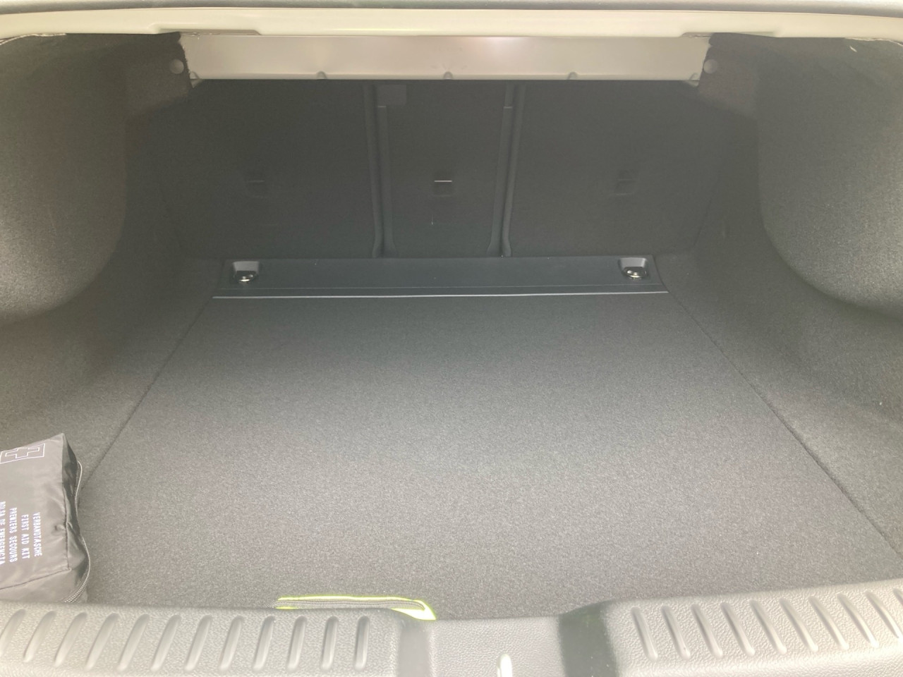 Getriebe: Automatikgetriebe, 8 G&auml;ngeAusstattungslinie: AMG Line InterieurAusstattungspakete: AMG Sportpaket,  Night-Paket,  SpiegelpaketAssistenzsysteme: Fernlichtassistent: Plus,  PARKTRONIC,  R&uuml;ckfahrkamera,  DISTRONIC,  Berganfahrhilfe,  Spracheingabesystem,  M&uuml;digkeitserkennung,  Spurhalteassistent,  Bremsassistent,  COLLISION PREVENTION ASSISTLicht und Sicht: Multibeam LED Scheinwerfer,  Tagfahrlicht,  W&auml;rmeschutzverglasung,  Ambientebeleuchtung,  LichtsensorAudio &amp; Kommunikation: MBUX,  Radio: Steuercode Funktion Radio Standard AM/FM,  Digitaler Radioempfang DAB,  AUX &amp; USB Anschluss,  Handyvorbereitung Bluetooth,  WLAN HotspotKomfort: THERMATIC,  Panoramadach,  Lordosenst&uuml;tze Fahrer,  Sitzheizung Fahrer/Beifahrer,  Sportsitze,  Armauflage hinten,  Servolenkung,  Lenks&auml;ule verstellbar,  Keyless-Go,  Start-Stopp System,  Zentralver. mit Fernbedienung,  Fensterheber elektrischInterieur: Sitze Kunstleder Ledernachbildung ARTICO Nappaoptik / Mikrofaser MICROCUT schwarz,  Innenfarbe schwarz,  Multifunktions-Sport-/Lederlenkrad,  Bordcomputer,  Dekoreinlagen: 42H Zierelemente Aluminium geb&uuml;rstet hell,  Lenkrad-SchaltwippenExterieur: Tieferlegung: Komfortfahrwerk mit Tieferlegung,  Touchscreen Bedienung,  AMG Leichtmetallfelgen 19 Zoll: im 5-Speichen-Design,  Au&szlig;enspiegel elekt.,  Reifenpannenset,  NotrufsystemAirbags: MittelairbagSicherheit: i-Size Kindersitzbefestigung,  Fu&szlig;g&auml;ngerschutzsystem,  Fahrer- /Beifahrerairbag,  Seitenairbag vorn und hinten,  Knieairbag Fahrer,  Traktionskontrolle,  Elektr. Stabilit&auml;tsprogramm ESP,  Reifendruckverlust-Warnung,  Wegfahrsperre,  Au&szlig;entemperatur Anzeige,  Antiblockiersystem ABS,  Bremsverschlei&szlig;anzeige,  Notbremsassistent,  Akustischer Umfeldschutz,  Totwinkel-AssistentWeitere Ausstattung: 98B Teilkuehlerjalousie oben,  18W PREPARATION - AUTOMATED PARKING ASSIST (APA),  1B3 Techn. Kommunikationsmodulvariante f&uuml;r ECE,  5B6 K&uuml;hlergrill beleuchtet mit Mercedes-Benz Pattern in Chrom,  K56 Geschwindigkeitslimit-Warnung,  2U1 AIRPANEL,  K59 Ausweichlenk-Funktion,  K58 Nothalt-Funktion,  2U8 K&auml;ltemittel 1234yf,  5S4 Steuer-Code Sitzpositionssensor Fahrer,  11W PREPARATION - EXTENDED TRAFFIC SIGN ASSIST (ETSA),  807 Modelljahrcode,  K61 Man&ouml;vrier-Assistent,  L Linkslenkung,  U20 12-V-Steckdose f&uuml;r Beifahrer,  896 Digitales Extra: Vorr&uuml;stung f&uuml;r Digitalen Fahrzeugschl&uuml;ssel f&uuml;r Smartphone,  12W PREPARATION - ACTIVE BLIND SPOT MONITORING (ABSM),  897 Kabelloses Ladesystem f&uuml;r mobile Endger&auml;te vorn,  U23 Sitzbelegungserkennung f&uuml;r Fondsitze,  4S0 HOTEND TECHNOLOGY TYP II-E,  25W PREPARATION - ACTIVE LANE CHANGE ASSIST (ALCA),  13W PREPARATION - ACTIVE LANE STEERING ASSIST (ALSA),  0S9 Steuer-Code Sitzpositionssensor Beifahrer,  0K2 STEERING CODE - OUTPUT ACTIV AES-FLAG,  8K0 Limiter,  6P5 Steuercode Vertrieb  f. Code 475,  0U1 Headunit L&auml;nderset f&uuml;r ECE (NTG 7),  K13 Serviceintervall 25.000 KM,  31W PREP. - AUTOMATIC SPEED CONTROL,  B01 Hybrid Antrieb mit 48-Volt-Technologie,  72B USB-Paket Plus,  PDB Advanced-Plus-Paket mit  Digitalen Extras,  28W PREP. - EXTENDED RESTART BY STOP AND GO TRAFFIC,  698 VISION CONTROL,  458 Fahrerdisplay,  20W PREPARATION - SURROUND VIEW SYSTEM (SVS),  219 Selfie- und Videokamera,  K34 Digitales Extra: Streckenbasierte Geschwindigkeits-Anpassung,  29W PREPARATION - SPEED ADJUSTMENT TRACK-BASED,  589 Umfeldbeleuchtung mit animierter Projektion des Mercedes-Benz Pattern,  2-fach,  502 Digitales Extra: 7 Jahre kostenfreie Karten-Updates,  986 Identifikationsschild mit VIN-Nummer,  SCH TRANSMISSION WINDSHIELD RANGE 1,  868 ZentraldisplaySonstige Ma&szlig;e und Gewichte: Nutzlast: 430 kg,  zul&auml;ssiges Gesamtgewicht: 2.135 kg,  Radstand: 2.790 mm24 Monate Garantie ab Erstzulassung. Fahrzeug hat Haltedauer. Liefertermin in Abstimmung mit dem Verk&auml;ufer. Irrt&uuml;mer und &Auml;nderungen vorbehalten