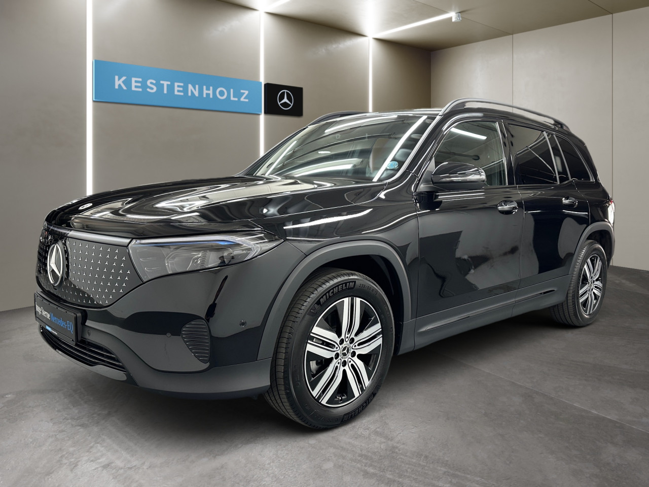 Getriebe: AutomatikgetriebeDetailangaben f&uuml;r XEV Fahrzeug: Batterietechnologie: Lithium-Ionen,  Nutzbare Batteriekapazit&auml;t: 70,0kWh,  Ladezeit (in Minuten): 465 (10% bis 100%),  Schnellladezeit (in Minuten): 35 (10% bis 80%)Ausstattungspakete: Winterpaket,  Komfort Paket: Sitzkomfort-Paket,  Night-Paket,  Licht- und Sichtpaket,  SpiegelpaketAssistenzsysteme: Fernlichtassistent,  Aktiver Park-Assistent inkl. PARKTRONIC,  R&uuml;ckfahrkamera,  DISTRONIC,  Berganfahrhilfe,  Spracheingabesystem,  M&uuml;digkeitserkennung,  Spurhalteassistent,  Bremsassistent,  COLLISION PREVENTION ASSIST,  VerkehrszeichenerkennungLicht und Sicht: LED-Scheinwerfer,  Tagfahrlicht,  Regensensor,  Automatisch abblendender Innenspiegel,  W&auml;rmeschutzverglasung,  Ambientebeleuchtung mehrfarbig,  LichtsensorAudio &amp; Kommunikation: MBUX,  Navigationssystem,  Radio,  Digitaler Radioempfang DAB,  Burmester Surround-Soundsystem,  USB Anschluss,  Mercedes connect me,  Handyvorbereitung Bluetooth,  Android Auto u. Apple CarPlay,  Kabelloses Laden f&uuml;r Handys,  WLAN HotspotKomfort: Digitales Kombiinstrument,  Klimaautomatik,  Lordosenst&uuml;tze Fahrer/Beifahrer,  Sitzheizung Fahrer/Beifahrer,  Komfortsitze,  Armauflage hinten,  Servolenkung,  Lenks&auml;ule verstellbar,  HANDS-FREE ACCESS,  Start-Stopp System,  Zentralver. mit Fernbedienung,  Fensterheber elektrisch,  EASY-PACK Heckklappe,  DYNAMIC SELECT,  Getr&auml;nkehalter vornInterieur: Sitze Stoff Ledernachbildung ARTICO / Stoff Cupertino zweifarbig ros&eacute;gold / titangrau pearl,  Innenfarbe gold,  Multifunktions-Sport-/Lederlenkrad,  Lenkradheizung,  Bordcomputer,  Dekoreinlagen: 56H Zierelemente Star Pattern hinterleuchtet, 331 Zierelement hinterleuchtet,  Lenkrad-SchaltwippenExterieur: Tieferlegung: Komfortfahrwerk mit Tieferlegung,  Touchscreen Bedienung,  Leichtmetallfelgen 18 Zoll,  Au&szlig;enspiegel elekt. anklappbar,  Dachreling: schwarz,  Reifenpannenset,  Notrufsystem,  Ladekabel Mode 2,  Gleichstromladesystem (DC Laden),  FahrzeugpersonalisierungSicherheit: i-Size Kindersitzbefestigung,  Fu&szlig;g&auml;ngerschutzsystem,  Fahrer- /Beifahrerairbag,  Seitenairbag vorn und hinten,  Knieairbag Fahrer,  Traktionskontrolle,  Elektr. Stabilit&auml;tsprogramm ESP,  Reifendruckkontrolle,  Wegfahrsperre,  Au&szlig;entemperatur Anzeige,  Antiblockiersystem ABS,  Bremsverschlei&szlig;anzeige,  Proaktives Insassenschutzsystem,  Notbremsassistent,  Akustischer Umfeldschutz,  Totwinkel-AssistentWeitere Ausstattung: 2S0 Digitales Extra: Individualisierungs-Paket,  Laderaum-Paket,  82B On-board AC-Lader bis 11 kW,  273 Ausstiegswarnfunktion,  5V4 Speed-+Loadindex 104T XL,  PSJ Electric Art Advanced Plus,  39U Digitales Extra: Remote und Charging Services Premium,  321 Fingerabdrucksensor,  567 Fondsitze l&auml;ngs verstellbar,  BAF HV-Batterie 3P100S (L-Batteriegr&ouml;sse),  859 CENTRAL MEDIA DISPLAY,  PTD Electric Art,  B05 ECO AssistentSonstige Ma&szlig;e und Gewichte: Nutzlast: 435 kg,  zul&auml;ssiges Gesamtgewicht: 2.520 kg,  Radstand: 2.829 mmIrrt&uuml;mer und &Auml;nderungen vorbehalten