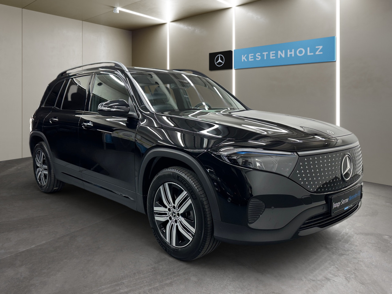 Getriebe: AutomatikgetriebeDetailangaben f&uuml;r XEV Fahrzeug: Batterietechnologie: Lithium-Ionen,  Nutzbare Batteriekapazit&auml;t: 70,0kWh,  Ladezeit (in Minuten): 465 (10% bis 100%),  Schnellladezeit (in Minuten): 35 (10% bis 80%)Ausstattungspakete: Winterpaket,  Komfort Paket: Sitzkomfort-Paket,  Night-Paket,  Licht- und Sichtpaket,  SpiegelpaketAssistenzsysteme: Fernlichtassistent,  Aktiver Park-Assistent inkl. PARKTRONIC,  R&uuml;ckfahrkamera,  DISTRONIC,  Berganfahrhilfe,  Spracheingabesystem,  M&uuml;digkeitserkennung,  Spurhalteassistent,  Bremsassistent,  COLLISION PREVENTION ASSIST,  VerkehrszeichenerkennungLicht und Sicht: LED-Scheinwerfer,  Tagfahrlicht,  Regensensor,  Automatisch abblendender Innenspiegel,  W&auml;rmeschutzverglasung,  Ambientebeleuchtung mehrfarbig,  LichtsensorAudio &amp; Kommunikation: MBUX,  Navigationssystem,  Radio,  Digitaler Radioempfang DAB,  Burmester Surround-Soundsystem,  USB Anschluss,  Mercedes connect me,  Handyvorbereitung Bluetooth,  Android Auto u. Apple CarPlay,  Kabelloses Laden f&uuml;r Handys,  WLAN HotspotKomfort: Digitales Kombiinstrument,  Klimaautomatik,  Lordosenst&uuml;tze Fahrer/Beifahrer,  Sitzheizung Fahrer/Beifahrer,  Komfortsitze,  Armauflage hinten,  Servolenkung,  Lenks&auml;ule verstellbar,  HANDS-FREE ACCESS,  Start-Stopp System,  Zentralver. mit Fernbedienung,  Fensterheber elektrisch,  EASY-PACK Heckklappe,  DYNAMIC SELECT,  Getr&auml;nkehalter vornInterieur: Sitze Stoff Ledernachbildung ARTICO / Stoff Cupertino zweifarbig ros&eacute;gold / titangrau pearl,  Innenfarbe gold,  Multifunktions-Sport-/Lederlenkrad,  Lenkradheizung,  Bordcomputer,  Dekoreinlagen: 56H Zierelemente Star Pattern hinterleuchtet, 331 Zierelement hinterleuchtet,  Lenkrad-SchaltwippenExterieur: Tieferlegung: Komfortfahrwerk mit Tieferlegung,  Touchscreen Bedienung,  Leichtmetallfelgen 18 Zoll,  Au&szlig;enspiegel elekt. anklappbar,  Dachreling: schwarz,  Reifenpannenset,  Notrufsystem,  Ladekabel Mode 2,  Gleichstromladesystem (DC Laden),  FahrzeugpersonalisierungSicherheit: i-Size Kindersitzbefestigung,  Fu&szlig;g&auml;ngerschutzsystem,  Fahrer- /Beifahrerairbag,  Seitenairbag vorn und hinten,  Knieairbag Fahrer,  Traktionskontrolle,  Elektr. Stabilit&auml;tsprogramm ESP,  Reifendruckkontrolle,  Wegfahrsperre,  Au&szlig;entemperatur Anzeige,  Antiblockiersystem ABS,  Bremsverschlei&szlig;anzeige,  Proaktives Insassenschutzsystem,  Notbremsassistent,  Akustischer Umfeldschutz,  Totwinkel-AssistentWeitere Ausstattung: 2S0 Digitales Extra: Individualisierungs-Paket,  Laderaum-Paket,  82B On-board AC-Lader bis 11 kW,  273 Ausstiegswarnfunktion,  5V4 Speed-+Loadindex 104T XL,  PSJ Electric Art Advanced Plus,  39U Digitales Extra: Remote und Charging Services Premium,  321 Fingerabdrucksensor,  567 Fondsitze l&auml;ngs verstellbar,  BAF HV-Batterie 3P100S (L-Batteriegr&ouml;sse),  859 CENTRAL MEDIA DISPLAY,  PTD Electric Art,  B05 ECO AssistentSonstige Ma&szlig;e und Gewichte: Nutzlast: 435 kg,  zul&auml;ssiges Gesamtgewicht: 2.520 kg,  Radstand: 2.829 mmIrrt&uuml;mer und &Auml;nderungen vorbehalten