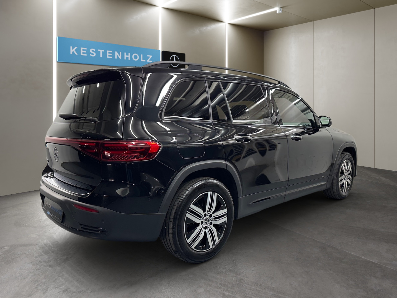 Getriebe: AutomatikgetriebeDetailangaben f&uuml;r XEV Fahrzeug: Batterietechnologie: Lithium-Ionen,  Nutzbare Batteriekapazit&auml;t: 70,0kWh,  Ladezeit (in Minuten): 465 (10% bis 100%),  Schnellladezeit (in Minuten): 35 (10% bis 80%)Ausstattungspakete: Winterpaket,  Komfort Paket: Sitzkomfort-Paket,  Night-Paket,  Licht- und Sichtpaket,  SpiegelpaketAssistenzsysteme: Fernlichtassistent,  Aktiver Park-Assistent inkl. PARKTRONIC,  R&uuml;ckfahrkamera,  DISTRONIC,  Berganfahrhilfe,  Spracheingabesystem,  M&uuml;digkeitserkennung,  Spurhalteassistent,  Bremsassistent,  COLLISION PREVENTION ASSIST,  VerkehrszeichenerkennungLicht und Sicht: LED-Scheinwerfer,  Tagfahrlicht,  Regensensor,  Automatisch abblendender Innenspiegel,  W&auml;rmeschutzverglasung,  Ambientebeleuchtung mehrfarbig,  LichtsensorAudio &amp; Kommunikation: MBUX,  Navigationssystem,  Radio,  Digitaler Radioempfang DAB,  Burmester Surround-Soundsystem,  USB Anschluss,  Mercedes connect me,  Handyvorbereitung Bluetooth,  Android Auto u. Apple CarPlay,  Kabelloses Laden f&uuml;r Handys,  WLAN HotspotKomfort: Digitales Kombiinstrument,  Klimaautomatik,  Lordosenst&uuml;tze Fahrer/Beifahrer,  Sitzheizung Fahrer/Beifahrer,  Komfortsitze,  Armauflage hinten,  Servolenkung,  Lenks&auml;ule verstellbar,  HANDS-FREE ACCESS,  Start-Stopp System,  Zentralver. mit Fernbedienung,  Fensterheber elektrisch,  EASY-PACK Heckklappe,  DYNAMIC SELECT,  Getr&auml;nkehalter vornInterieur: Sitze Stoff Ledernachbildung ARTICO / Stoff Cupertino zweifarbig ros&eacute;gold / titangrau pearl,  Innenfarbe gold,  Multifunktions-Sport-/Lederlenkrad,  Lenkradheizung,  Bordcomputer,  Dekoreinlagen: 56H Zierelemente Star Pattern hinterleuchtet, 331 Zierelement hinterleuchtet,  Lenkrad-SchaltwippenExterieur: Tieferlegung: Komfortfahrwerk mit Tieferlegung,  Touchscreen Bedienung,  Leichtmetallfelgen 18 Zoll,  Au&szlig;enspiegel elekt. anklappbar,  Dachreling: schwarz,  Reifenpannenset,  Notrufsystem,  Ladekabel Mode 2,  Gleichstromladesystem (DC Laden),  FahrzeugpersonalisierungSicherheit: i-Size Kindersitzbefestigung,  Fu&szlig;g&auml;ngerschutzsystem,  Fahrer- /Beifahrerairbag,  Seitenairbag vorn und hinten,  Knieairbag Fahrer,  Traktionskontrolle,  Elektr. Stabilit&auml;tsprogramm ESP,  Reifendruckkontrolle,  Wegfahrsperre,  Au&szlig;entemperatur Anzeige,  Antiblockiersystem ABS,  Bremsverschlei&szlig;anzeige,  Proaktives Insassenschutzsystem,  Notbremsassistent,  Akustischer Umfeldschutz,  Totwinkel-AssistentWeitere Ausstattung: 2S0 Digitales Extra: Individualisierungs-Paket,  Laderaum-Paket,  82B On-board AC-Lader bis 11 kW,  273 Ausstiegswarnfunktion,  5V4 Speed-+Loadindex 104T XL,  PSJ Electric Art Advanced Plus,  39U Digitales Extra: Remote und Charging Services Premium,  321 Fingerabdrucksensor,  567 Fondsitze l&auml;ngs verstellbar,  BAF HV-Batterie 3P100S (L-Batteriegr&ouml;sse),  859 CENTRAL MEDIA DISPLAY,  PTD Electric Art,  B05 ECO AssistentSonstige Ma&szlig;e und Gewichte: Nutzlast: 435 kg,  zul&auml;ssiges Gesamtgewicht: 2.520 kg,  Radstand: 2.829 mmIrrt&uuml;mer und &Auml;nderungen vorbehalten