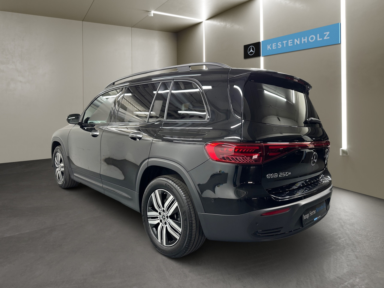 Getriebe: AutomatikgetriebeDetailangaben f&uuml;r XEV Fahrzeug: Batterietechnologie: Lithium-Ionen,  Nutzbare Batteriekapazit&auml;t: 70,0kWh,  Ladezeit (in Minuten): 465 (10% bis 100%),  Schnellladezeit (in Minuten): 35 (10% bis 80%)Ausstattungspakete: Winterpaket,  Komfort Paket: Sitzkomfort-Paket,  Night-Paket,  Licht- und Sichtpaket,  SpiegelpaketAssistenzsysteme: Fernlichtassistent,  Aktiver Park-Assistent inkl. PARKTRONIC,  R&uuml;ckfahrkamera,  DISTRONIC,  Berganfahrhilfe,  Spracheingabesystem,  M&uuml;digkeitserkennung,  Spurhalteassistent,  Bremsassistent,  COLLISION PREVENTION ASSIST,  VerkehrszeichenerkennungLicht und Sicht: LED-Scheinwerfer,  Tagfahrlicht,  Regensensor,  Automatisch abblendender Innenspiegel,  W&auml;rmeschutzverglasung,  Ambientebeleuchtung mehrfarbig,  LichtsensorAudio &amp; Kommunikation: MBUX,  Navigationssystem,  Radio,  Digitaler Radioempfang DAB,  Burmester Surround-Soundsystem,  USB Anschluss,  Mercedes connect me,  Handyvorbereitung Bluetooth,  Android Auto u. Apple CarPlay,  Kabelloses Laden f&uuml;r Handys,  WLAN HotspotKomfort: Digitales Kombiinstrument,  Klimaautomatik,  Lordosenst&uuml;tze Fahrer/Beifahrer,  Sitzheizung Fahrer/Beifahrer,  Komfortsitze,  Armauflage hinten,  Servolenkung,  Lenks&auml;ule verstellbar,  HANDS-FREE ACCESS,  Start-Stopp System,  Zentralver. mit Fernbedienung,  Fensterheber elektrisch,  EASY-PACK Heckklappe,  DYNAMIC SELECT,  Getr&auml;nkehalter vornInterieur: Sitze Stoff Ledernachbildung ARTICO / Stoff Cupertino zweifarbig ros&eacute;gold / titangrau pearl,  Innenfarbe gold,  Multifunktions-Sport-/Lederlenkrad,  Lenkradheizung,  Bordcomputer,  Dekoreinlagen: 56H Zierelemente Star Pattern hinterleuchtet, 331 Zierelement hinterleuchtet,  Lenkrad-SchaltwippenExterieur: Tieferlegung: Komfortfahrwerk mit Tieferlegung,  Touchscreen Bedienung,  Leichtmetallfelgen 18 Zoll,  Au&szlig;enspiegel elekt. anklappbar,  Dachreling: schwarz,  Reifenpannenset,  Notrufsystem,  Ladekabel Mode 2,  Gleichstromladesystem (DC Laden),  FahrzeugpersonalisierungSicherheit: i-Size Kindersitzbefestigung,  Fu&szlig;g&auml;ngerschutzsystem,  Fahrer- /Beifahrerairbag,  Seitenairbag vorn und hinten,  Knieairbag Fahrer,  Traktionskontrolle,  Elektr. Stabilit&auml;tsprogramm ESP,  Reifendruckkontrolle,  Wegfahrsperre,  Au&szlig;entemperatur Anzeige,  Antiblockiersystem ABS,  Bremsverschlei&szlig;anzeige,  Proaktives Insassenschutzsystem,  Notbremsassistent,  Akustischer Umfeldschutz,  Totwinkel-AssistentWeitere Ausstattung: 2S0 Digitales Extra: Individualisierungs-Paket,  Laderaum-Paket,  82B On-board AC-Lader bis 11 kW,  273 Ausstiegswarnfunktion,  5V4 Speed-+Loadindex 104T XL,  PSJ Electric Art Advanced Plus,  39U Digitales Extra: Remote und Charging Services Premium,  321 Fingerabdrucksensor,  567 Fondsitze l&auml;ngs verstellbar,  BAF HV-Batterie 3P100S (L-Batteriegr&ouml;sse),  859 CENTRAL MEDIA DISPLAY,  PTD Electric Art,  B05 ECO AssistentSonstige Ma&szlig;e und Gewichte: Nutzlast: 435 kg,  zul&auml;ssiges Gesamtgewicht: 2.520 kg,  Radstand: 2.829 mmIrrt&uuml;mer und &Auml;nderungen vorbehalten