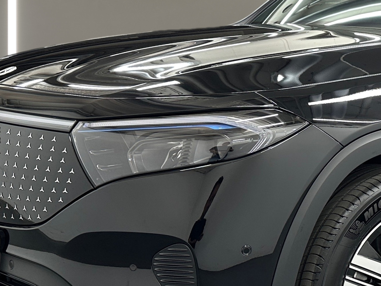Getriebe: AutomatikgetriebeDetailangaben f&uuml;r XEV Fahrzeug: Batterietechnologie: Lithium-Ionen,  Nutzbare Batteriekapazit&auml;t: 70,0kWh,  Ladezeit (in Minuten): 465 (10% bis 100%),  Schnellladezeit (in Minuten): 35 (10% bis 80%)Ausstattungspakete: Winterpaket,  Komfort Paket: Sitzkomfort-Paket,  Night-Paket,  Licht- und Sichtpaket,  SpiegelpaketAssistenzsysteme: Fernlichtassistent,  Aktiver Park-Assistent inkl. PARKTRONIC,  R&uuml;ckfahrkamera,  DISTRONIC,  Berganfahrhilfe,  Spracheingabesystem,  M&uuml;digkeitserkennung,  Spurhalteassistent,  Bremsassistent,  COLLISION PREVENTION ASSIST,  VerkehrszeichenerkennungLicht und Sicht: LED-Scheinwerfer,  Tagfahrlicht,  Regensensor,  Automatisch abblendender Innenspiegel,  W&auml;rmeschutzverglasung,  Ambientebeleuchtung mehrfarbig,  LichtsensorAudio &amp; Kommunikation: MBUX,  Navigationssystem,  Radio,  Digitaler Radioempfang DAB,  Burmester Surround-Soundsystem,  USB Anschluss,  Mercedes connect me,  Handyvorbereitung Bluetooth,  Android Auto u. Apple CarPlay,  Kabelloses Laden f&uuml;r Handys,  WLAN HotspotKomfort: Digitales Kombiinstrument,  Klimaautomatik,  Lordosenst&uuml;tze Fahrer/Beifahrer,  Sitzheizung Fahrer/Beifahrer,  Komfortsitze,  Armauflage hinten,  Servolenkung,  Lenks&auml;ule verstellbar,  HANDS-FREE ACCESS,  Start-Stopp System,  Zentralver. mit Fernbedienung,  Fensterheber elektrisch,  EASY-PACK Heckklappe,  DYNAMIC SELECT,  Getr&auml;nkehalter vornInterieur: Sitze Stoff Ledernachbildung ARTICO / Stoff Cupertino zweifarbig ros&eacute;gold / titangrau pearl,  Innenfarbe gold,  Multifunktions-Sport-/Lederlenkrad,  Lenkradheizung,  Bordcomputer,  Dekoreinlagen: 56H Zierelemente Star Pattern hinterleuchtet, 331 Zierelement hinterleuchtet,  Lenkrad-SchaltwippenExterieur: Tieferlegung: Komfortfahrwerk mit Tieferlegung,  Touchscreen Bedienung,  Leichtmetallfelgen 18 Zoll,  Au&szlig;enspiegel elekt. anklappbar,  Dachreling: schwarz,  Reifenpannenset,  Notrufsystem,  Ladekabel Mode 2,  Gleichstromladesystem (DC Laden),  FahrzeugpersonalisierungSicherheit: i-Size Kindersitzbefestigung,  Fu&szlig;g&auml;ngerschutzsystem,  Fahrer- /Beifahrerairbag,  Seitenairbag vorn und hinten,  Knieairbag Fahrer,  Traktionskontrolle,  Elektr. Stabilit&auml;tsprogramm ESP,  Reifendruckkontrolle,  Wegfahrsperre,  Au&szlig;entemperatur Anzeige,  Antiblockiersystem ABS,  Bremsverschlei&szlig;anzeige,  Proaktives Insassenschutzsystem,  Notbremsassistent,  Akustischer Umfeldschutz,  Totwinkel-AssistentWeitere Ausstattung: 2S0 Digitales Extra: Individualisierungs-Paket,  Laderaum-Paket,  82B On-board AC-Lader bis 11 kW,  273 Ausstiegswarnfunktion,  5V4 Speed-+Loadindex 104T XL,  PSJ Electric Art Advanced Plus,  39U Digitales Extra: Remote und Charging Services Premium,  321 Fingerabdrucksensor,  567 Fondsitze l&auml;ngs verstellbar,  BAF HV-Batterie 3P100S (L-Batteriegr&ouml;sse),  859 CENTRAL MEDIA DISPLAY,  PTD Electric Art,  B05 ECO AssistentSonstige Ma&szlig;e und Gewichte: Nutzlast: 435 kg,  zul&auml;ssiges Gesamtgewicht: 2.520 kg,  Radstand: 2.829 mmIrrt&uuml;mer und &Auml;nderungen vorbehalten