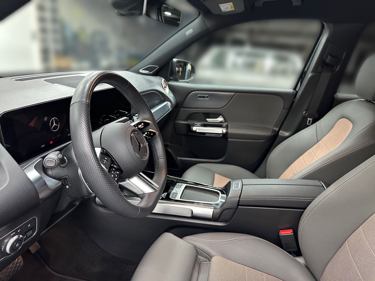 Getriebe: AutomatikgetriebeDetailangaben f&uuml;r XEV Fahrzeug: Batterietechnologie: Lithium-Ionen,  Nutzbare Batteriekapazit&auml;t: 70,0kWh,  Ladezeit (in Minuten): 465 (10% bis 100%),  Schnellladezeit (in Minuten): 35 (10% bis 80%)Ausstattungspakete: Winterpaket,  Komfort Paket: Sitzkomfort-Paket,  Night-Paket,  Licht- und Sichtpaket,  SpiegelpaketAssistenzsysteme: Fernlichtassistent,  Aktiver Park-Assistent inkl. PARKTRONIC,  R&uuml;ckfahrkamera,  DISTRONIC,  Berganfahrhilfe,  Spracheingabesystem,  M&uuml;digkeitserkennung,  Spurhalteassistent,  Bremsassistent,  COLLISION PREVENTION ASSIST,  VerkehrszeichenerkennungLicht und Sicht: LED-Scheinwerfer,  Tagfahrlicht,  Regensensor,  Automatisch abblendender Innenspiegel,  W&auml;rmeschutzverglasung,  Ambientebeleuchtung mehrfarbig,  LichtsensorAudio &amp; Kommunikation: MBUX,  Navigationssystem,  Radio,  Digitaler Radioempfang DAB,  Burmester Surround-Soundsystem,  USB Anschluss,  Mercedes connect me,  Handyvorbereitung Bluetooth,  Android Auto u. Apple CarPlay,  Kabelloses Laden f&uuml;r Handys,  WLAN HotspotKomfort: Digitales Kombiinstrument,  Klimaautomatik,  Lordosenst&uuml;tze Fahrer/Beifahrer,  Sitzheizung Fahrer/Beifahrer,  Komfortsitze,  Armauflage hinten,  Servolenkung,  Lenks&auml;ule verstellbar,  HANDS-FREE ACCESS,  Start-Stopp System,  Zentralver. mit Fernbedienung,  Fensterheber elektrisch,  EASY-PACK Heckklappe,  DYNAMIC SELECT,  Getr&auml;nkehalter vornInterieur: Sitze Stoff Ledernachbildung ARTICO / Stoff Cupertino zweifarbig ros&eacute;gold / titangrau pearl,  Innenfarbe gold,  Multifunktions-Sport-/Lederlenkrad,  Lenkradheizung,  Bordcomputer,  Dekoreinlagen: 56H Zierelemente Star Pattern hinterleuchtet, 331 Zierelement hinterleuchtet,  Lenkrad-SchaltwippenExterieur: Tieferlegung: Komfortfahrwerk mit Tieferlegung,  Touchscreen Bedienung,  Leichtmetallfelgen 18 Zoll,  Au&szlig;enspiegel elekt. anklappbar,  Dachreling: schwarz,  Reifenpannenset,  Notrufsystem,  Ladekabel Mode 2,  Gleichstromladesystem (DC Laden),  FahrzeugpersonalisierungSicherheit: i-Size Kindersitzbefestigung,  Fu&szlig;g&auml;ngerschutzsystem,  Fahrer- /Beifahrerairbag,  Seitenairbag vorn und hinten,  Knieairbag Fahrer,  Traktionskontrolle,  Elektr. Stabilit&auml;tsprogramm ESP,  Reifendruckkontrolle,  Wegfahrsperre,  Au&szlig;entemperatur Anzeige,  Antiblockiersystem ABS,  Bremsverschlei&szlig;anzeige,  Proaktives Insassenschutzsystem,  Notbremsassistent,  Akustischer Umfeldschutz,  Totwinkel-AssistentWeitere Ausstattung: 2S0 Digitales Extra: Individualisierungs-Paket,  Laderaum-Paket,  82B On-board AC-Lader bis 11 kW,  273 Ausstiegswarnfunktion,  5V4 Speed-+Loadindex 104T XL,  PSJ Electric Art Advanced Plus,  39U Digitales Extra: Remote und Charging Services Premium,  321 Fingerabdrucksensor,  567 Fondsitze l&auml;ngs verstellbar,  BAF HV-Batterie 3P100S (L-Batteriegr&ouml;sse),  859 CENTRAL MEDIA DISPLAY,  PTD Electric Art,  B05 ECO AssistentSonstige Ma&szlig;e und Gewichte: Nutzlast: 435 kg,  zul&auml;ssiges Gesamtgewicht: 2.520 kg,  Radstand: 2.829 mmIrrt&uuml;mer und &Auml;nderungen vorbehalten