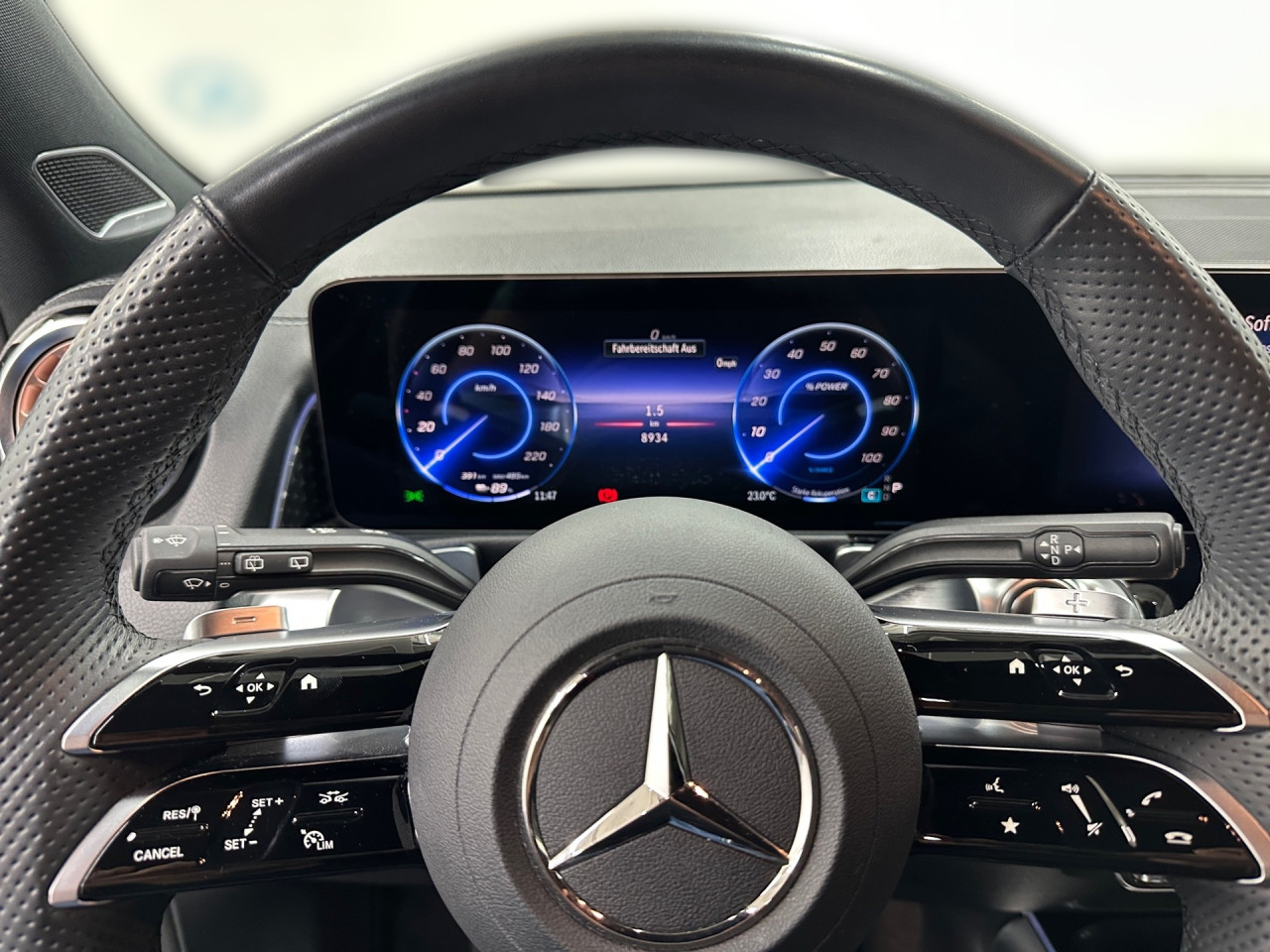 Getriebe: AutomatikgetriebeDetailangaben f&uuml;r XEV Fahrzeug: Batterietechnologie: Lithium-Ionen,  Nutzbare Batteriekapazit&auml;t: 70,0kWh,  Ladezeit (in Minuten): 465 (10% bis 100%),  Schnellladezeit (in Minuten): 35 (10% bis 80%)Ausstattungspakete: Winterpaket,  Komfort Paket: Sitzkomfort-Paket,  Night-Paket,  Licht- und Sichtpaket,  SpiegelpaketAssistenzsysteme: Fernlichtassistent,  Aktiver Park-Assistent inkl. PARKTRONIC,  R&uuml;ckfahrkamera,  DISTRONIC,  Berganfahrhilfe,  Spracheingabesystem,  M&uuml;digkeitserkennung,  Spurhalteassistent,  Bremsassistent,  COLLISION PREVENTION ASSIST,  VerkehrszeichenerkennungLicht und Sicht: LED-Scheinwerfer,  Tagfahrlicht,  Regensensor,  Automatisch abblendender Innenspiegel,  W&auml;rmeschutzverglasung,  Ambientebeleuchtung mehrfarbig,  LichtsensorAudio &amp; Kommunikation: MBUX,  Navigationssystem,  Radio,  Digitaler Radioempfang DAB,  Burmester Surround-Soundsystem,  USB Anschluss,  Mercedes connect me,  Handyvorbereitung Bluetooth,  Android Auto u. Apple CarPlay,  Kabelloses Laden f&uuml;r Handys,  WLAN HotspotKomfort: Digitales Kombiinstrument,  Klimaautomatik,  Lordosenst&uuml;tze Fahrer/Beifahrer,  Sitzheizung Fahrer/Beifahrer,  Komfortsitze,  Armauflage hinten,  Servolenkung,  Lenks&auml;ule verstellbar,  HANDS-FREE ACCESS,  Start-Stopp System,  Zentralver. mit Fernbedienung,  Fensterheber elektrisch,  EASY-PACK Heckklappe,  DYNAMIC SELECT,  Getr&auml;nkehalter vornInterieur: Sitze Stoff Ledernachbildung ARTICO / Stoff Cupertino zweifarbig ros&eacute;gold / titangrau pearl,  Innenfarbe gold,  Multifunktions-Sport-/Lederlenkrad,  Lenkradheizung,  Bordcomputer,  Dekoreinlagen: 56H Zierelemente Star Pattern hinterleuchtet, 331 Zierelement hinterleuchtet,  Lenkrad-SchaltwippenExterieur: Tieferlegung: Komfortfahrwerk mit Tieferlegung,  Touchscreen Bedienung,  Leichtmetallfelgen 18 Zoll,  Au&szlig;enspiegel elekt. anklappbar,  Dachreling: schwarz,  Reifenpannenset,  Notrufsystem,  Ladekabel Mode 2,  Gleichstromladesystem (DC Laden),  FahrzeugpersonalisierungSicherheit: i-Size Kindersitzbefestigung,  Fu&szlig;g&auml;ngerschutzsystem,  Fahrer- /Beifahrerairbag,  Seitenairbag vorn und hinten,  Knieairbag Fahrer,  Traktionskontrolle,  Elektr. Stabilit&auml;tsprogramm ESP,  Reifendruckkontrolle,  Wegfahrsperre,  Au&szlig;entemperatur Anzeige,  Antiblockiersystem ABS,  Bremsverschlei&szlig;anzeige,  Proaktives Insassenschutzsystem,  Notbremsassistent,  Akustischer Umfeldschutz,  Totwinkel-AssistentWeitere Ausstattung: 2S0 Digitales Extra: Individualisierungs-Paket,  Laderaum-Paket,  82B On-board AC-Lader bis 11 kW,  273 Ausstiegswarnfunktion,  5V4 Speed-+Loadindex 104T XL,  PSJ Electric Art Advanced Plus,  39U Digitales Extra: Remote und Charging Services Premium,  321 Fingerabdrucksensor,  567 Fondsitze l&auml;ngs verstellbar,  BAF HV-Batterie 3P100S (L-Batteriegr&ouml;sse),  859 CENTRAL MEDIA DISPLAY,  PTD Electric Art,  B05 ECO AssistentSonstige Ma&szlig;e und Gewichte: Nutzlast: 435 kg,  zul&auml;ssiges Gesamtgewicht: 2.520 kg,  Radstand: 2.829 mmIrrt&uuml;mer und &Auml;nderungen vorbehalten