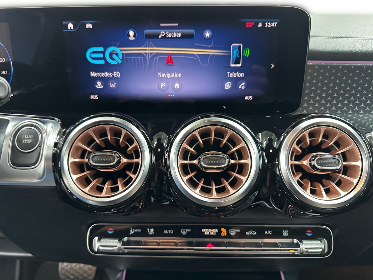 Getriebe: AutomatikgetriebeDetailangaben f&uuml;r XEV Fahrzeug: Batterietechnologie: Lithium-Ionen,  Nutzbare Batteriekapazit&auml;t: 70,0kWh,  Ladezeit (in Minuten): 465 (10% bis 100%),  Schnellladezeit (in Minuten): 35 (10% bis 80%)Ausstattungspakete: Winterpaket,  Komfort Paket: Sitzkomfort-Paket,  Night-Paket,  Licht- und Sichtpaket,  SpiegelpaketAssistenzsysteme: Fernlichtassistent,  Aktiver Park-Assistent inkl. PARKTRONIC,  R&uuml;ckfahrkamera,  DISTRONIC,  Berganfahrhilfe,  Spracheingabesystem,  M&uuml;digkeitserkennung,  Spurhalteassistent,  Bremsassistent,  COLLISION PREVENTION ASSIST,  VerkehrszeichenerkennungLicht und Sicht: LED-Scheinwerfer,  Tagfahrlicht,  Regensensor,  Automatisch abblendender Innenspiegel,  W&auml;rmeschutzverglasung,  Ambientebeleuchtung mehrfarbig,  LichtsensorAudio &amp; Kommunikation: MBUX,  Navigationssystem,  Radio,  Digitaler Radioempfang DAB,  Burmester Surround-Soundsystem,  USB Anschluss,  Mercedes connect me,  Handyvorbereitung Bluetooth,  Android Auto u. Apple CarPlay,  Kabelloses Laden f&uuml;r Handys,  WLAN HotspotKomfort: Digitales Kombiinstrument,  Klimaautomatik,  Lordosenst&uuml;tze Fahrer/Beifahrer,  Sitzheizung Fahrer/Beifahrer,  Komfortsitze,  Armauflage hinten,  Servolenkung,  Lenks&auml;ule verstellbar,  HANDS-FREE ACCESS,  Start-Stopp System,  Zentralver. mit Fernbedienung,  Fensterheber elektrisch,  EASY-PACK Heckklappe,  DYNAMIC SELECT,  Getr&auml;nkehalter vornInterieur: Sitze Stoff Ledernachbildung ARTICO / Stoff Cupertino zweifarbig ros&eacute;gold / titangrau pearl,  Innenfarbe gold,  Multifunktions-Sport-/Lederlenkrad,  Lenkradheizung,  Bordcomputer,  Dekoreinlagen: 56H Zierelemente Star Pattern hinterleuchtet, 331 Zierelement hinterleuchtet,  Lenkrad-SchaltwippenExterieur: Tieferlegung: Komfortfahrwerk mit Tieferlegung,  Touchscreen Bedienung,  Leichtmetallfelgen 18 Zoll,  Au&szlig;enspiegel elekt. anklappbar,  Dachreling: schwarz,  Reifenpannenset,  Notrufsystem,  Ladekabel Mode 2,  Gleichstromladesystem (DC Laden),  FahrzeugpersonalisierungSicherheit: i-Size Kindersitzbefestigung,  Fu&szlig;g&auml;ngerschutzsystem,  Fahrer- /Beifahrerairbag,  Seitenairbag vorn und hinten,  Knieairbag Fahrer,  Traktionskontrolle,  Elektr. Stabilit&auml;tsprogramm ESP,  Reifendruckkontrolle,  Wegfahrsperre,  Au&szlig;entemperatur Anzeige,  Antiblockiersystem ABS,  Bremsverschlei&szlig;anzeige,  Proaktives Insassenschutzsystem,  Notbremsassistent,  Akustischer Umfeldschutz,  Totwinkel-AssistentWeitere Ausstattung: 2S0 Digitales Extra: Individualisierungs-Paket,  Laderaum-Paket,  82B On-board AC-Lader bis 11 kW,  273 Ausstiegswarnfunktion,  5V4 Speed-+Loadindex 104T XL,  PSJ Electric Art Advanced Plus,  39U Digitales Extra: Remote und Charging Services Premium,  321 Fingerabdrucksensor,  567 Fondsitze l&auml;ngs verstellbar,  BAF HV-Batterie 3P100S (L-Batteriegr&ouml;sse),  859 CENTRAL MEDIA DISPLAY,  PTD Electric Art,  B05 ECO AssistentSonstige Ma&szlig;e und Gewichte: Nutzlast: 435 kg,  zul&auml;ssiges Gesamtgewicht: 2.520 kg,  Radstand: 2.829 mmIrrt&uuml;mer und &Auml;nderungen vorbehalten