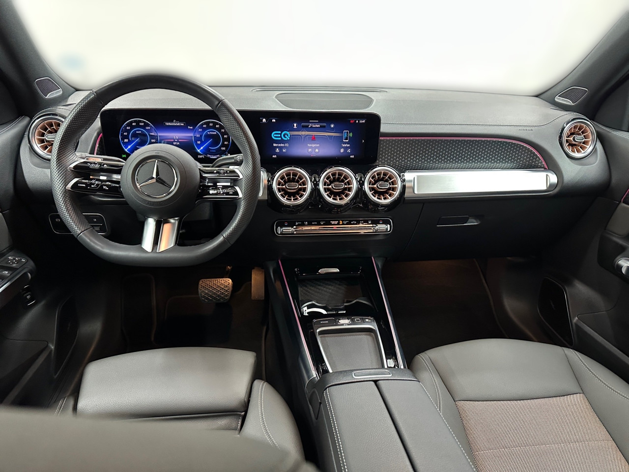 Getriebe: AutomatikgetriebeDetailangaben f&uuml;r XEV Fahrzeug: Batterietechnologie: Lithium-Ionen,  Nutzbare Batteriekapazit&auml;t: 70,0kWh,  Ladezeit (in Minuten): 465 (10% bis 100%),  Schnellladezeit (in Minuten): 35 (10% bis 80%)Ausstattungspakete: Winterpaket,  Komfort Paket: Sitzkomfort-Paket,  Night-Paket,  Licht- und Sichtpaket,  SpiegelpaketAssistenzsysteme: Fernlichtassistent,  Aktiver Park-Assistent inkl. PARKTRONIC,  R&uuml;ckfahrkamera,  DISTRONIC,  Berganfahrhilfe,  Spracheingabesystem,  M&uuml;digkeitserkennung,  Spurhalteassistent,  Bremsassistent,  COLLISION PREVENTION ASSIST,  VerkehrszeichenerkennungLicht und Sicht: LED-Scheinwerfer,  Tagfahrlicht,  Regensensor,  Automatisch abblendender Innenspiegel,  W&auml;rmeschutzverglasung,  Ambientebeleuchtung mehrfarbig,  LichtsensorAudio &amp; Kommunikation: MBUX,  Navigationssystem,  Radio,  Digitaler Radioempfang DAB,  Burmester Surround-Soundsystem,  USB Anschluss,  Mercedes connect me,  Handyvorbereitung Bluetooth,  Android Auto u. Apple CarPlay,  Kabelloses Laden f&uuml;r Handys,  WLAN HotspotKomfort: Digitales Kombiinstrument,  Klimaautomatik,  Lordosenst&uuml;tze Fahrer/Beifahrer,  Sitzheizung Fahrer/Beifahrer,  Komfortsitze,  Armauflage hinten,  Servolenkung,  Lenks&auml;ule verstellbar,  HANDS-FREE ACCESS,  Start-Stopp System,  Zentralver. mit Fernbedienung,  Fensterheber elektrisch,  EASY-PACK Heckklappe,  DYNAMIC SELECT,  Getr&auml;nkehalter vornInterieur: Sitze Stoff Ledernachbildung ARTICO / Stoff Cupertino zweifarbig ros&eacute;gold / titangrau pearl,  Innenfarbe gold,  Multifunktions-Sport-/Lederlenkrad,  Lenkradheizung,  Bordcomputer,  Dekoreinlagen: 56H Zierelemente Star Pattern hinterleuchtet, 331 Zierelement hinterleuchtet,  Lenkrad-SchaltwippenExterieur: Tieferlegung: Komfortfahrwerk mit Tieferlegung,  Touchscreen Bedienung,  Leichtmetallfelgen 18 Zoll,  Au&szlig;enspiegel elekt. anklappbar,  Dachreling: schwarz,  Reifenpannenset,  Notrufsystem,  Ladekabel Mode 2,  Gleichstromladesystem (DC Laden),  FahrzeugpersonalisierungSicherheit: i-Size Kindersitzbefestigung,  Fu&szlig;g&auml;ngerschutzsystem,  Fahrer- /Beifahrerairbag,  Seitenairbag vorn und hinten,  Knieairbag Fahrer,  Traktionskontrolle,  Elektr. Stabilit&auml;tsprogramm ESP,  Reifendruckkontrolle,  Wegfahrsperre,  Au&szlig;entemperatur Anzeige,  Antiblockiersystem ABS,  Bremsverschlei&szlig;anzeige,  Proaktives Insassenschutzsystem,  Notbremsassistent,  Akustischer Umfeldschutz,  Totwinkel-AssistentWeitere Ausstattung: 2S0 Digitales Extra: Individualisierungs-Paket,  Laderaum-Paket,  82B On-board AC-Lader bis 11 kW,  273 Ausstiegswarnfunktion,  5V4 Speed-+Loadindex 104T XL,  PSJ Electric Art Advanced Plus,  39U Digitales Extra: Remote und Charging Services Premium,  321 Fingerabdrucksensor,  567 Fondsitze l&auml;ngs verstellbar,  BAF HV-Batterie 3P100S (L-Batteriegr&ouml;sse),  859 CENTRAL MEDIA DISPLAY,  PTD Electric Art,  B05 ECO AssistentSonstige Ma&szlig;e und Gewichte: Nutzlast: 435 kg,  zul&auml;ssiges Gesamtgewicht: 2.520 kg,  Radstand: 2.829 mmIrrt&uuml;mer und &Auml;nderungen vorbehalten