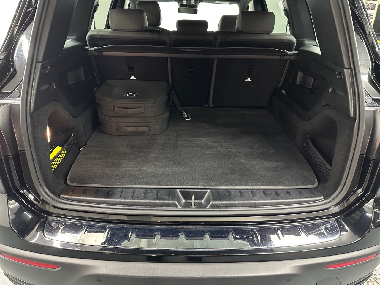 Getriebe: AutomatikgetriebeDetailangaben f&uuml;r XEV Fahrzeug: Batterietechnologie: Lithium-Ionen,  Nutzbare Batteriekapazit&auml;t: 70,0kWh,  Ladezeit (in Minuten): 465 (10% bis 100%),  Schnellladezeit (in Minuten): 35 (10% bis 80%)Ausstattungspakete: Winterpaket,  Komfort Paket: Sitzkomfort-Paket,  Night-Paket,  Licht- und Sichtpaket,  SpiegelpaketAssistenzsysteme: Fernlichtassistent,  Aktiver Park-Assistent inkl. PARKTRONIC,  R&uuml;ckfahrkamera,  DISTRONIC,  Berganfahrhilfe,  Spracheingabesystem,  M&uuml;digkeitserkennung,  Spurhalteassistent,  Bremsassistent,  COLLISION PREVENTION ASSIST,  VerkehrszeichenerkennungLicht und Sicht: LED-Scheinwerfer,  Tagfahrlicht,  Regensensor,  Automatisch abblendender Innenspiegel,  W&auml;rmeschutzverglasung,  Ambientebeleuchtung mehrfarbig,  LichtsensorAudio &amp; Kommunikation: MBUX,  Navigationssystem,  Radio,  Digitaler Radioempfang DAB,  Burmester Surround-Soundsystem,  USB Anschluss,  Mercedes connect me,  Handyvorbereitung Bluetooth,  Android Auto u. Apple CarPlay,  Kabelloses Laden f&uuml;r Handys,  WLAN HotspotKomfort: Digitales Kombiinstrument,  Klimaautomatik,  Lordosenst&uuml;tze Fahrer/Beifahrer,  Sitzheizung Fahrer/Beifahrer,  Komfortsitze,  Armauflage hinten,  Servolenkung,  Lenks&auml;ule verstellbar,  HANDS-FREE ACCESS,  Start-Stopp System,  Zentralver. mit Fernbedienung,  Fensterheber elektrisch,  EASY-PACK Heckklappe,  DYNAMIC SELECT,  Getr&auml;nkehalter vornInterieur: Sitze Stoff Ledernachbildung ARTICO / Stoff Cupertino zweifarbig ros&eacute;gold / titangrau pearl,  Innenfarbe gold,  Multifunktions-Sport-/Lederlenkrad,  Lenkradheizung,  Bordcomputer,  Dekoreinlagen: 56H Zierelemente Star Pattern hinterleuchtet, 331 Zierelement hinterleuchtet,  Lenkrad-SchaltwippenExterieur: Tieferlegung: Komfortfahrwerk mit Tieferlegung,  Touchscreen Bedienung,  Leichtmetallfelgen 18 Zoll,  Au&szlig;enspiegel elekt. anklappbar,  Dachreling: schwarz,  Reifenpannenset,  Notrufsystem,  Ladekabel Mode 2,  Gleichstromladesystem (DC Laden),  FahrzeugpersonalisierungSicherheit: i-Size Kindersitzbefestigung,  Fu&szlig;g&auml;ngerschutzsystem,  Fahrer- /Beifahrerairbag,  Seitenairbag vorn und hinten,  Knieairbag Fahrer,  Traktionskontrolle,  Elektr. Stabilit&auml;tsprogramm ESP,  Reifendruckkontrolle,  Wegfahrsperre,  Au&szlig;entemperatur Anzeige,  Antiblockiersystem ABS,  Bremsverschlei&szlig;anzeige,  Proaktives Insassenschutzsystem,  Notbremsassistent,  Akustischer Umfeldschutz,  Totwinkel-AssistentWeitere Ausstattung: 2S0 Digitales Extra: Individualisierungs-Paket,  Laderaum-Paket,  82B On-board AC-Lader bis 11 kW,  273 Ausstiegswarnfunktion,  5V4 Speed-+Loadindex 104T XL,  PSJ Electric Art Advanced Plus,  39U Digitales Extra: Remote und Charging Services Premium,  321 Fingerabdrucksensor,  567 Fondsitze l&auml;ngs verstellbar,  BAF HV-Batterie 3P100S (L-Batteriegr&ouml;sse),  859 CENTRAL MEDIA DISPLAY,  PTD Electric Art,  B05 ECO AssistentSonstige Ma&szlig;e und Gewichte: Nutzlast: 435 kg,  zul&auml;ssiges Gesamtgewicht: 2.520 kg,  Radstand: 2.829 mmIrrt&uuml;mer und &Auml;nderungen vorbehalten
