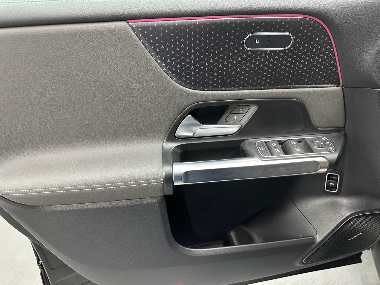 Getriebe: AutomatikgetriebeDetailangaben f&uuml;r XEV Fahrzeug: Batterietechnologie: Lithium-Ionen,  Nutzbare Batteriekapazit&auml;t: 70,0kWh,  Ladezeit (in Minuten): 465 (10% bis 100%),  Schnellladezeit (in Minuten): 35 (10% bis 80%)Ausstattungspakete: Winterpaket,  Komfort Paket: Sitzkomfort-Paket,  Night-Paket,  Licht- und Sichtpaket,  SpiegelpaketAssistenzsysteme: Fernlichtassistent,  Aktiver Park-Assistent inkl. PARKTRONIC,  R&uuml;ckfahrkamera,  DISTRONIC,  Berganfahrhilfe,  Spracheingabesystem,  M&uuml;digkeitserkennung,  Spurhalteassistent,  Bremsassistent,  COLLISION PREVENTION ASSIST,  VerkehrszeichenerkennungLicht und Sicht: LED-Scheinwerfer,  Tagfahrlicht,  Regensensor,  Automatisch abblendender Innenspiegel,  W&auml;rmeschutzverglasung,  Ambientebeleuchtung mehrfarbig,  LichtsensorAudio &amp; Kommunikation: MBUX,  Navigationssystem,  Radio,  Digitaler Radioempfang DAB,  Burmester Surround-Soundsystem,  USB Anschluss,  Mercedes connect me,  Handyvorbereitung Bluetooth,  Android Auto u. Apple CarPlay,  Kabelloses Laden f&uuml;r Handys,  WLAN HotspotKomfort: Digitales Kombiinstrument,  Klimaautomatik,  Lordosenst&uuml;tze Fahrer/Beifahrer,  Sitzheizung Fahrer/Beifahrer,  Komfortsitze,  Armauflage hinten,  Servolenkung,  Lenks&auml;ule verstellbar,  HANDS-FREE ACCESS,  Start-Stopp System,  Zentralver. mit Fernbedienung,  Fensterheber elektrisch,  EASY-PACK Heckklappe,  DYNAMIC SELECT,  Getr&auml;nkehalter vornInterieur: Sitze Stoff Ledernachbildung ARTICO / Stoff Cupertino zweifarbig ros&eacute;gold / titangrau pearl,  Innenfarbe gold,  Multifunktions-Sport-/Lederlenkrad,  Lenkradheizung,  Bordcomputer,  Dekoreinlagen: 56H Zierelemente Star Pattern hinterleuchtet, 331 Zierelement hinterleuchtet,  Lenkrad-SchaltwippenExterieur: Tieferlegung: Komfortfahrwerk mit Tieferlegung,  Touchscreen Bedienung,  Leichtmetallfelgen 18 Zoll,  Au&szlig;enspiegel elekt. anklappbar,  Dachreling: schwarz,  Reifenpannenset,  Notrufsystem,  Ladekabel Mode 2,  Gleichstromladesystem (DC Laden),  FahrzeugpersonalisierungSicherheit: i-Size Kindersitzbefestigung,  Fu&szlig;g&auml;ngerschutzsystem,  Fahrer- /Beifahrerairbag,  Seitenairbag vorn und hinten,  Knieairbag Fahrer,  Traktionskontrolle,  Elektr. Stabilit&auml;tsprogramm ESP,  Reifendruckkontrolle,  Wegfahrsperre,  Au&szlig;entemperatur Anzeige,  Antiblockiersystem ABS,  Bremsverschlei&szlig;anzeige,  Proaktives Insassenschutzsystem,  Notbremsassistent,  Akustischer Umfeldschutz,  Totwinkel-AssistentWeitere Ausstattung: 2S0 Digitales Extra: Individualisierungs-Paket,  Laderaum-Paket,  82B On-board AC-Lader bis 11 kW,  273 Ausstiegswarnfunktion,  5V4 Speed-+Loadindex 104T XL,  PSJ Electric Art Advanced Plus,  39U Digitales Extra: Remote und Charging Services Premium,  321 Fingerabdrucksensor,  567 Fondsitze l&auml;ngs verstellbar,  BAF HV-Batterie 3P100S (L-Batteriegr&ouml;sse),  859 CENTRAL MEDIA DISPLAY,  PTD Electric Art,  B05 ECO AssistentSonstige Ma&szlig;e und Gewichte: Nutzlast: 435 kg,  zul&auml;ssiges Gesamtgewicht: 2.520 kg,  Radstand: 2.829 mmIrrt&uuml;mer und &Auml;nderungen vorbehalten