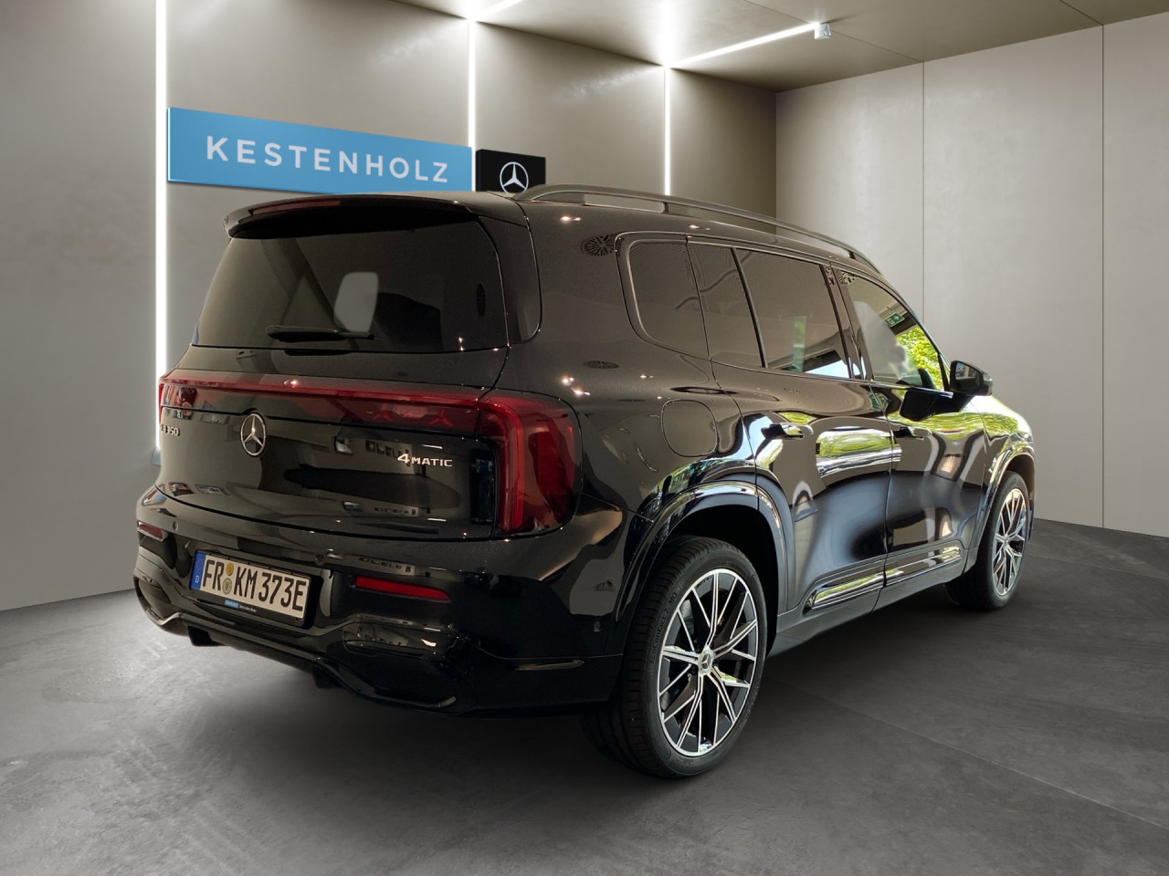 Getriebe: AutomatikgetriebeDetailangaben f&uuml;r XEV Fahrzeug: Batterietechnologie: Lithium-Ionen,  Nutzbare Batteriekapazit&auml;t: 85,0kWh,  Ladezeit (in Minuten): 540 (10% bis 100%),  Schnellladezeit (in Minuten): 22 (10% bis 80%)Ausstattungslinie: AMG Line InterieurAusstattungspakete: AMG Sportpaket,  Premiumpaket,  Night-Paket,  SpiegelpaketAssistenzsysteme: Fernlichtassistent: Plus,  PARKTRONIC,  R&uuml;ckfahrkamera,  Adaptive Cruise Control ACC,  Berganfahrhilfe,  Spracheingabesystem,  M&uuml;digkeitserkennung,  Spurwechselassistent,  Spurhalteassistent,  Bremsassistent,  COLLISION PREVENTION ASSIST,  GespannstabilisierungLicht und Sicht: Multibeam LED Scheinwerfer,  Tagfahrlicht,  W&auml;rmeschutzverglasung,  Ambientebeleuchtung,  LichtsensorAudio &amp; Kommunikation: MBUX,  Radio: Steuercode Funktion Radio Standard AM/FM,  Digitaler Radioempfang DAB,  AUX &amp; USB Anschluss,  Handyvorbereitung Bluetooth,  WLAN HotspotKomfort: Klimaautomatik,  Panoramadach,  Memoryfunktion Fahrersitz,  Lordosenst&uuml;tze Fahrer,  Sitzheizung Fahrer/Beifahrer,  Sportsitze,  Armauflage hinten,  Servolenkung,  Lenks&auml;ule verstellbar,  HANDS-FREE ACCESS,  Start-Stopp System,  Zentralverriegelung,  Fensterheber elektrisch,  EASY-PACK Heckklappe,  W&auml;rmepumpeInterieur: Sitze Kunstleder Ledernachbildung ARTICO Nappaoptik / Mikrofaser MICROCUT schwarz,  Innenfarbe schwarz,  Multifunktions-Sport-/Lederlenkrad,  Bordcomputer,  Dekoreinlagen: H43 Zierelemente Aluminium mit Carbonschliff hell,  Lenkrad-SchaltwippenExterieur: Anh&auml;ngerkupplung schwenkbar,  Touchscreen Bedienung,  AMG Leichtmetallfelgen 20 Zoll: Im Vielspeichen-Design,  Au&szlig;enspiegel elekt.,  Reifenpannenset,  Notrufsystem,  Gleichstromladesystem (DC Laden)Airbags: MittelairbagSicherheit: i-Size Kindersitzbefestigung,  Fu&szlig;g&auml;ngerschutzsystem,  Fahrer- /Beifahrerairbag,  Seitenairbag vorn und hinten,  Knieairbag Fahrer,  Traktionskontrolle,  Elektr. Stabilit&auml;tsprogramm ESP,  Reifendruckverlust-Warnung,  Wegfahrsperre,  Au&szlig;entemperatur Anzeige,  Antiblockiersystem ABS,  Bremsverschlei&szlig;anzeige,  Notbremsassistent,  Akustischer Umfeldschutz,  Totwinkel-AssistentWeitere Ausstattung: 18W PREPARATION - AUTOMATED PARKING ASSIST (APA),  637 Flexibles Ladesystem Pro,  1B3 Techn. Kommunikationsmodulvariante f&uuml;r ECE,  99B aktive Verstelld&auml;mpfung Normally open,  63B Fahrzeugsteckdose,  K56 Geschwindigkeitslimit-Warnung,  K59 Ausweichlenk-Funktion,  2U1 AIRPANEL,  K58 Nothalt-Funktion,  2U8 K&auml;ltemittel 1234yf,  11W PREPARATION - EXTENDED TRAFFIC SIGN ASSIST (ETSA),  807 Modelljahrcode,  K61 Man&ouml;vrier-Assistent,  L Linkslenkung,  SW0 BATTERY SOFTWARE OUTPUT LEVEL BASIC,  U20 12-V-Steckdose f&uuml;r Beifahrer,  896 Digitales Extra: Vorr&uuml;stung f&uuml;r Digitalen Fahrzeugschl&uuml;ssel f&uuml;r Smartphone,  897 Kabelloses Ladesystem f&uuml;r mobile Endger&auml;te vorn,  12W PREPARATION - ACTIVE BLIND SPOT MONITORING (ABSM),  U23 Sitzbelegungserkennung f&uuml;r Fondsitze,  4B9 Flexibles Ladesystem Pro,  25W PREPARATION - ACTIVE LANE CHANGE ASSIST (ALCA),  13W PREPARATION - ACTIVE LANE STEERING ASSIST (ALSA),  8K0 Limiter,  Memory-Paket,  430 Terrain Mode,  EMC ELEKTROMOTOR VORNE - EATS-MODUL 1.6,  6P5 Steuercode Vertrieb  f. Code 475,  70V Speed- und Loadindex 100W XL+101W XL,  0U1 Headunit L&auml;nderset f&uuml;r ECE (NTG 7),  K12 Steuercode f&uuml;r Serviceintervall,  166 Produktionsstandort Fahrzeug Kecskem&eacute;t,  567 Fondsitze l&auml;ngs verstellbar,  8U4 PTC-Batterie-Zuheizer f&uuml;r Hybrid/EV,  3K0 Mercedes Stern teilbeleuchtet,  3K1 Vorderer Kofferraum mechanisch,  31W PREP. - AUTOMATIC SPEED CONTROL,  84B On-board AC-Lader bis 22 kW,  72B USB-Paket Plus,  693 Gleichstrom-Ladesystem (DC-Laden mit 800 V),  04U Transparente Motorhaube,  28W PREP. - EXTENDED RESTART BY STOP AND GO TRAFFIC,  698 VISION CONTROL,  458 Fahrerdisplay,  20W PREPARATION - SURROUND VIEW SYSTEM (SVS),  219 Selfie- und Videokamera,  BAG EB5XY - BATTERIE,  K34 Digitales Extra: Streckenbasierte Geschwindigkeits-Anpassung,  29W PREPARATION - SPEED ADJUSTMENT TRACK-BASED,  589 Umfeldbeleuchtung mit animierter Projektion des Mercedes-Benz Pattern,  2-fach,  986 Identifikationsschild mit VIN-Nummer,  868 ZentraldisplaySonstige Ma&szlig;e und Gewichte: Nutzlast: 505 kg,  zul&auml;ssiges Gesamtgewicht: 2.780 kg,  Radstand: 2.889 mm24 Monate Garantie ab Erstzulassung. Fahrzeug hat Haltedauer. Liefertermin in Abstimmung mit dem Verk&auml;ufer. Irrt&uuml;mer und &Auml;nderungen vorbehalten