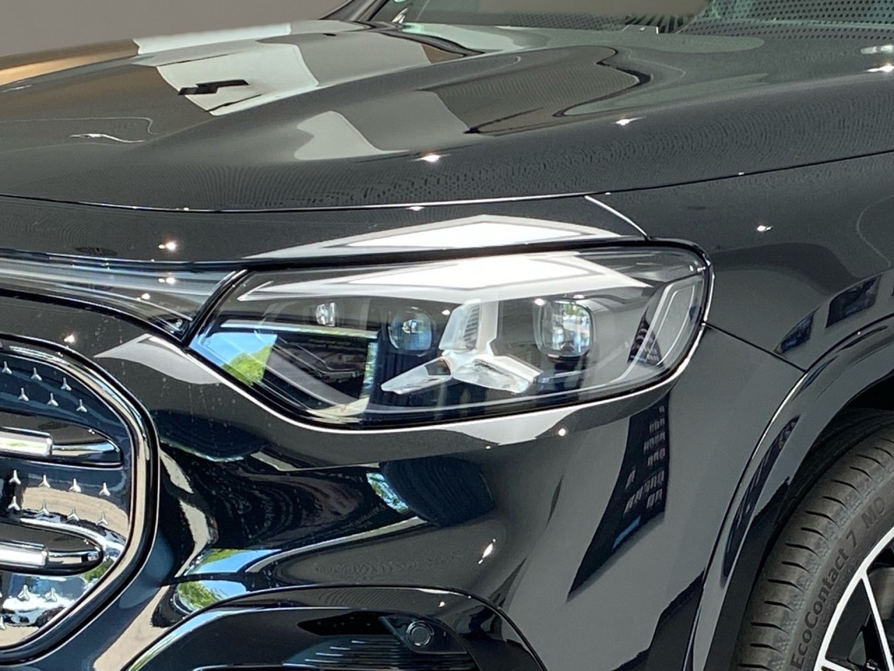 Getriebe: AutomatikgetriebeDetailangaben f&uuml;r XEV Fahrzeug: Batterietechnologie: Lithium-Ionen,  Nutzbare Batteriekapazit&auml;t: 85,0kWh,  Ladezeit (in Minuten): 540 (10% bis 100%),  Schnellladezeit (in Minuten): 22 (10% bis 80%)Ausstattungslinie: AMG Line InterieurAusstattungspakete: AMG Sportpaket,  Premiumpaket,  Night-Paket,  SpiegelpaketAssistenzsysteme: Fernlichtassistent: Plus,  PARKTRONIC,  R&uuml;ckfahrkamera,  Adaptive Cruise Control ACC,  Berganfahrhilfe,  Spracheingabesystem,  M&uuml;digkeitserkennung,  Spurwechselassistent,  Spurhalteassistent,  Bremsassistent,  COLLISION PREVENTION ASSIST,  GespannstabilisierungLicht und Sicht: Multibeam LED Scheinwerfer,  Tagfahrlicht,  W&auml;rmeschutzverglasung,  Ambientebeleuchtung,  LichtsensorAudio &amp; Kommunikation: MBUX,  Radio: Steuercode Funktion Radio Standard AM/FM,  Digitaler Radioempfang DAB,  AUX &amp; USB Anschluss,  Handyvorbereitung Bluetooth,  WLAN HotspotKomfort: Klimaautomatik,  Panoramadach,  Memoryfunktion Fahrersitz,  Lordosenst&uuml;tze Fahrer,  Sitzheizung Fahrer/Beifahrer,  Sportsitze,  Armauflage hinten,  Servolenkung,  Lenks&auml;ule verstellbar,  HANDS-FREE ACCESS,  Start-Stopp System,  Zentralverriegelung,  Fensterheber elektrisch,  EASY-PACK Heckklappe,  W&auml;rmepumpeInterieur: Sitze Kunstleder Ledernachbildung ARTICO Nappaoptik / Mikrofaser MICROCUT schwarz,  Innenfarbe schwarz,  Multifunktions-Sport-/Lederlenkrad,  Bordcomputer,  Dekoreinlagen: H43 Zierelemente Aluminium mit Carbonschliff hell,  Lenkrad-SchaltwippenExterieur: Anh&auml;ngerkupplung schwenkbar,  Touchscreen Bedienung,  AMG Leichtmetallfelgen 20 Zoll: Im Vielspeichen-Design,  Au&szlig;enspiegel elekt.,  Reifenpannenset,  Notrufsystem,  Gleichstromladesystem (DC Laden)Airbags: MittelairbagSicherheit: i-Size Kindersitzbefestigung,  Fu&szlig;g&auml;ngerschutzsystem,  Fahrer- /Beifahrerairbag,  Seitenairbag vorn und hinten,  Knieairbag Fahrer,  Traktionskontrolle,  Elektr. Stabilit&auml;tsprogramm ESP,  Reifendruckverlust-Warnung,  Wegfahrsperre,  Au&szlig;entemperatur Anzeige,  Antiblockiersystem ABS,  Bremsverschlei&szlig;anzeige,  Notbremsassistent,  Akustischer Umfeldschutz,  Totwinkel-AssistentWeitere Ausstattung: 18W PREPARATION - AUTOMATED PARKING ASSIST (APA),  637 Flexibles Ladesystem Pro,  1B3 Techn. Kommunikationsmodulvariante f&uuml;r ECE,  99B aktive Verstelld&auml;mpfung Normally open,  63B Fahrzeugsteckdose,  K56 Geschwindigkeitslimit-Warnung,  K59 Ausweichlenk-Funktion,  2U1 AIRPANEL,  K58 Nothalt-Funktion,  2U8 K&auml;ltemittel 1234yf,  11W PREPARATION - EXTENDED TRAFFIC SIGN ASSIST (ETSA),  807 Modelljahrcode,  K61 Man&ouml;vrier-Assistent,  L Linkslenkung,  SW0 BATTERY SOFTWARE OUTPUT LEVEL BASIC,  U20 12-V-Steckdose f&uuml;r Beifahrer,  896 Digitales Extra: Vorr&uuml;stung f&uuml;r Digitalen Fahrzeugschl&uuml;ssel f&uuml;r Smartphone,  897 Kabelloses Ladesystem f&uuml;r mobile Endger&auml;te vorn,  12W PREPARATION - ACTIVE BLIND SPOT MONITORING (ABSM),  U23 Sitzbelegungserkennung f&uuml;r Fondsitze,  4B9 Flexibles Ladesystem Pro,  25W PREPARATION - ACTIVE LANE CHANGE ASSIST (ALCA),  13W PREPARATION - ACTIVE LANE STEERING ASSIST (ALSA),  8K0 Limiter,  Memory-Paket,  430 Terrain Mode,  EMC ELEKTROMOTOR VORNE - EATS-MODUL 1.6,  6P5 Steuercode Vertrieb  f. Code 475,  70V Speed- und Loadindex 100W XL+101W XL,  0U1 Headunit L&auml;nderset f&uuml;r ECE (NTG 7),  K12 Steuercode f&uuml;r Serviceintervall,  166 Produktionsstandort Fahrzeug Kecskem&eacute;t,  567 Fondsitze l&auml;ngs verstellbar,  8U4 PTC-Batterie-Zuheizer f&uuml;r Hybrid/EV,  3K0 Mercedes Stern teilbeleuchtet,  3K1 Vorderer Kofferraum mechanisch,  31W PREP. - AUTOMATIC SPEED CONTROL,  84B On-board AC-Lader bis 22 kW,  72B USB-Paket Plus,  693 Gleichstrom-Ladesystem (DC-Laden mit 800 V),  04U Transparente Motorhaube,  28W PREP. - EXTENDED RESTART BY STOP AND GO TRAFFIC,  698 VISION CONTROL,  458 Fahrerdisplay,  20W PREPARATION - SURROUND VIEW SYSTEM (SVS),  219 Selfie- und Videokamera,  BAG EB5XY - BATTERIE,  K34 Digitales Extra: Streckenbasierte Geschwindigkeits-Anpassung,  29W PREPARATION - SPEED ADJUSTMENT TRACK-BASED,  589 Umfeldbeleuchtung mit animierter Projektion des Mercedes-Benz Pattern,  2-fach,  986 Identifikationsschild mit VIN-Nummer,  868 ZentraldisplaySonstige Ma&szlig;e und Gewichte: Nutzlast: 505 kg,  zul&auml;ssiges Gesamtgewicht: 2.780 kg,  Radstand: 2.889 mm24 Monate Garantie ab Erstzulassung. Fahrzeug hat Haltedauer. Liefertermin in Abstimmung mit dem Verk&auml;ufer. Irrt&uuml;mer und &Auml;nderungen vorbehalten