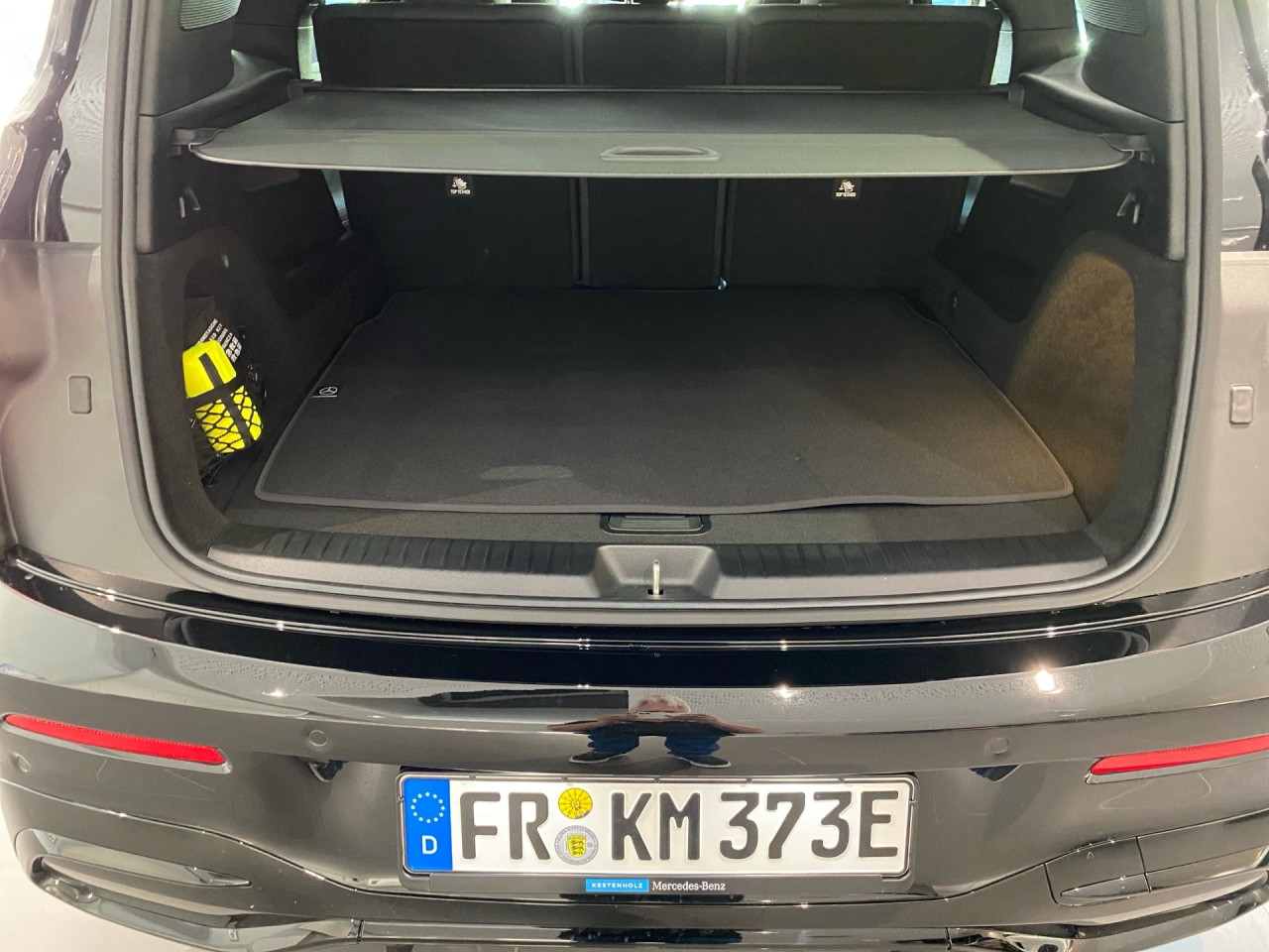Getriebe: AutomatikgetriebeDetailangaben f&uuml;r XEV Fahrzeug: Batterietechnologie: Lithium-Ionen,  Nutzbare Batteriekapazit&auml;t: 85,0kWh,  Ladezeit (in Minuten): 540 (10% bis 100%),  Schnellladezeit (in Minuten): 22 (10% bis 80%)Ausstattungslinie: AMG Line InterieurAusstattungspakete: AMG Sportpaket,  Premiumpaket,  Night-Paket,  SpiegelpaketAssistenzsysteme: Fernlichtassistent: Plus,  PARKTRONIC,  R&uuml;ckfahrkamera,  Adaptive Cruise Control ACC,  Berganfahrhilfe,  Spracheingabesystem,  M&uuml;digkeitserkennung,  Spurwechselassistent,  Spurhalteassistent,  Bremsassistent,  COLLISION PREVENTION ASSIST,  GespannstabilisierungLicht und Sicht: Multibeam LED Scheinwerfer,  Tagfahrlicht,  W&auml;rmeschutzverglasung,  Ambientebeleuchtung,  LichtsensorAudio &amp; Kommunikation: MBUX,  Radio: Steuercode Funktion Radio Standard AM/FM,  Digitaler Radioempfang DAB,  AUX &amp; USB Anschluss,  Handyvorbereitung Bluetooth,  WLAN HotspotKomfort: Klimaautomatik,  Panoramadach,  Memoryfunktion Fahrersitz,  Lordosenst&uuml;tze Fahrer,  Sitzheizung Fahrer/Beifahrer,  Sportsitze,  Armauflage hinten,  Servolenkung,  Lenks&auml;ule verstellbar,  HANDS-FREE ACCESS,  Start-Stopp System,  Zentralverriegelung,  Fensterheber elektrisch,  EASY-PACK Heckklappe,  W&auml;rmepumpeInterieur: Sitze Kunstleder Ledernachbildung ARTICO Nappaoptik / Mikrofaser MICROCUT schwarz,  Innenfarbe schwarz,  Multifunktions-Sport-/Lederlenkrad,  Bordcomputer,  Dekoreinlagen: H43 Zierelemente Aluminium mit Carbonschliff hell,  Lenkrad-SchaltwippenExterieur: Anh&auml;ngerkupplung schwenkbar,  Touchscreen Bedienung,  AMG Leichtmetallfelgen 20 Zoll: Im Vielspeichen-Design,  Au&szlig;enspiegel elekt.,  Reifenpannenset,  Notrufsystem,  Gleichstromladesystem (DC Laden)Airbags: MittelairbagSicherheit: i-Size Kindersitzbefestigung,  Fu&szlig;g&auml;ngerschutzsystem,  Fahrer- /Beifahrerairbag,  Seitenairbag vorn und hinten,  Knieairbag Fahrer,  Traktionskontrolle,  Elektr. Stabilit&auml;tsprogramm ESP,  Reifendruckverlust-Warnung,  Wegfahrsperre,  Au&szlig;entemperatur Anzeige,  Antiblockiersystem ABS,  Bremsverschlei&szlig;anzeige,  Notbremsassistent,  Akustischer Umfeldschutz,  Totwinkel-AssistentWeitere Ausstattung: 18W PREPARATION - AUTOMATED PARKING ASSIST (APA),  637 Flexibles Ladesystem Pro,  1B3 Techn. Kommunikationsmodulvariante f&uuml;r ECE,  99B aktive Verstelld&auml;mpfung Normally open,  63B Fahrzeugsteckdose,  K56 Geschwindigkeitslimit-Warnung,  K59 Ausweichlenk-Funktion,  2U1 AIRPANEL,  K58 Nothalt-Funktion,  2U8 K&auml;ltemittel 1234yf,  11W PREPARATION - EXTENDED TRAFFIC SIGN ASSIST (ETSA),  807 Modelljahrcode,  K61 Man&ouml;vrier-Assistent,  L Linkslenkung,  SW0 BATTERY SOFTWARE OUTPUT LEVEL BASIC,  U20 12-V-Steckdose f&uuml;r Beifahrer,  896 Digitales Extra: Vorr&uuml;stung f&uuml;r Digitalen Fahrzeugschl&uuml;ssel f&uuml;r Smartphone,  897 Kabelloses Ladesystem f&uuml;r mobile Endger&auml;te vorn,  12W PREPARATION - ACTIVE BLIND SPOT MONITORING (ABSM),  U23 Sitzbelegungserkennung f&uuml;r Fondsitze,  4B9 Flexibles Ladesystem Pro,  25W PREPARATION - ACTIVE LANE CHANGE ASSIST (ALCA),  13W PREPARATION - ACTIVE LANE STEERING ASSIST (ALSA),  8K0 Limiter,  Memory-Paket,  430 Terrain Mode,  EMC ELEKTROMOTOR VORNE - EATS-MODUL 1.6,  6P5 Steuercode Vertrieb  f. Code 475,  70V Speed- und Loadindex 100W XL+101W XL,  0U1 Headunit L&auml;nderset f&uuml;r ECE (NTG 7),  K12 Steuercode f&uuml;r Serviceintervall,  166 Produktionsstandort Fahrzeug Kecskem&eacute;t,  567 Fondsitze l&auml;ngs verstellbar,  8U4 PTC-Batterie-Zuheizer f&uuml;r Hybrid/EV,  3K0 Mercedes Stern teilbeleuchtet,  3K1 Vorderer Kofferraum mechanisch,  31W PREP. - AUTOMATIC SPEED CONTROL,  84B On-board AC-Lader bis 22 kW,  72B USB-Paket Plus,  693 Gleichstrom-Ladesystem (DC-Laden mit 800 V),  04U Transparente Motorhaube,  28W PREP. - EXTENDED RESTART BY STOP AND GO TRAFFIC,  698 VISION CONTROL,  458 Fahrerdisplay,  20W PREPARATION - SURROUND VIEW SYSTEM (SVS),  219 Selfie- und Videokamera,  BAG EB5XY - BATTERIE,  K34 Digitales Extra: Streckenbasierte Geschwindigkeits-Anpassung,  29W PREPARATION - SPEED ADJUSTMENT TRACK-BASED,  589 Umfeldbeleuchtung mit animierter Projektion des Mercedes-Benz Pattern,  2-fach,  986 Identifikationsschild mit VIN-Nummer,  868 ZentraldisplaySonstige Ma&szlig;e und Gewichte: Nutzlast: 505 kg,  zul&auml;ssiges Gesamtgewicht: 2.780 kg,  Radstand: 2.889 mm24 Monate Garantie ab Erstzulassung. Fahrzeug hat Haltedauer. Liefertermin in Abstimmung mit dem Verk&auml;ufer. Irrt&uuml;mer und &Auml;nderungen vorbehalten