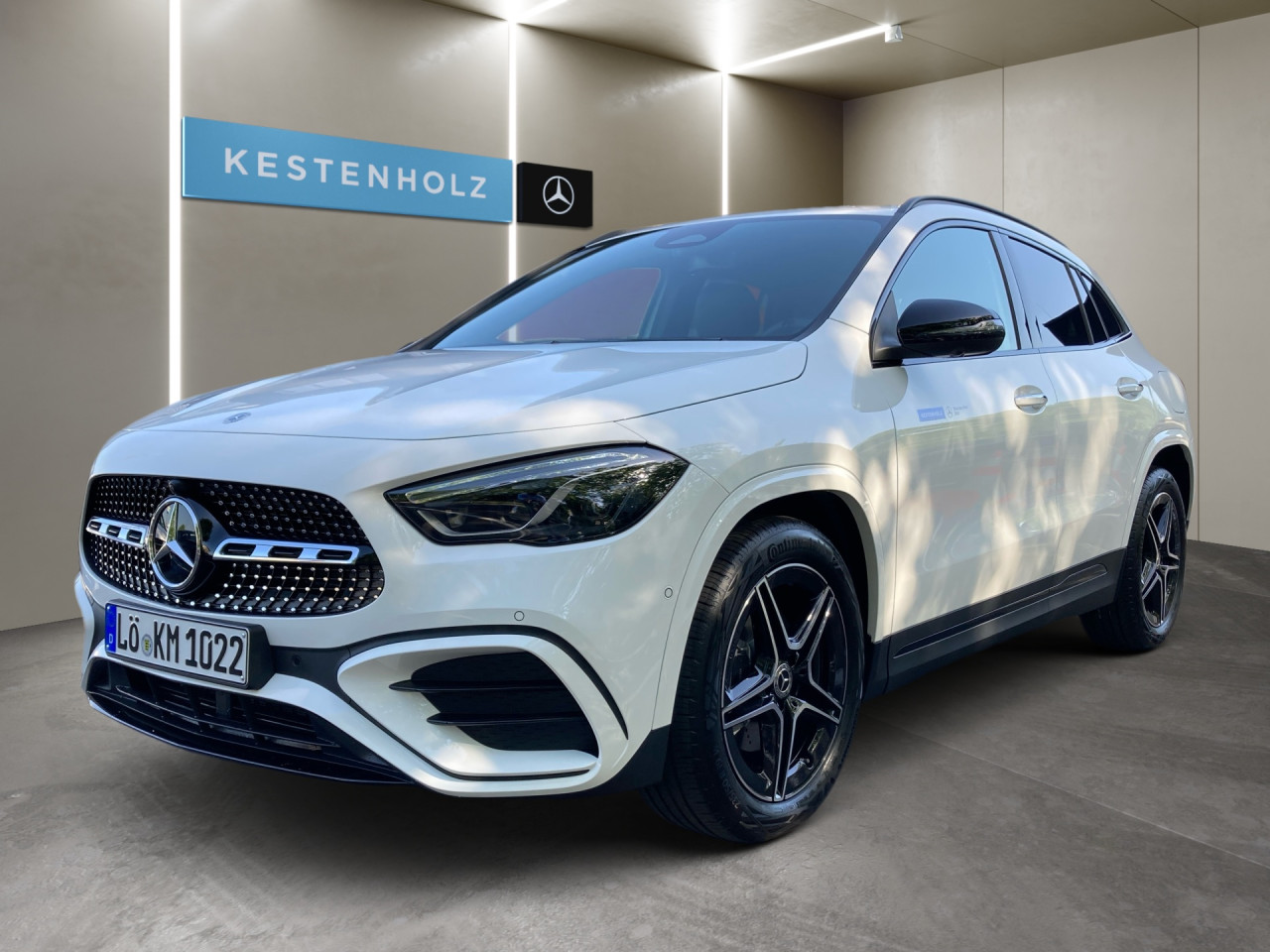 Getriebe: Automatikgetriebe 7G-DCT, 7 G&auml;ngeAusstattungslinie: AMG Line Exterieur: Advanced Plus,  AMG Line InterieurAusstattungspakete: Winterpaket,  AMG Sportpaket,  Komfort Paket: Sitzkomfort-Paket,  Night-Paket,  Licht- und Sichtpaket,  SpiegelpaketAssistenzsysteme: Fernlichtassistent,  Aktiver Park-Assistent inkl. PARKTRONIC,  Surround-Kamerasystem: Park-Paket mit 360&deg;-Kamera,  DISTRONIC,  Berganfahrhilfe,  Spracheingabesystem,  M&uuml;digkeitserkennung,  Spurhalteassistent,  Bremsassistent,  COLLISION PREVENTION ASSIST,  Verkehrszeichenerkennung,  GespannstabilisierungLicht und Sicht: Multibeam LED Scheinwerfer,  Tagfahrlicht,  Regensensor,  Automatisch abblendender Innenspiegel,  W&auml;rmeschutzverglasung,  Ambientebeleuchtung mehrfarbig,  LichtsensorAudio &amp; Kommunikation: MBUX,  Navigationssystem,  Radio,  Digitaler Radioempfang DAB,  USB Anschluss,  Mercedes connect me,  Handyvorbereitung Bluetooth,  Android Auto u. Apple CarPlay,  Kabelloses Laden f&uuml;r Handys,  WLAN HotspotKomfort: Digitales Kombiinstrument,  Klimaautomatik,  Lordosenst&uuml;tze Fahrer/Beifahrer,  Sitzheizung Fahrer/Beifahrer,  Sportsitze,  Armauflage Fahrer/Beifahrer,  Direktlenkung,  Lenks&auml;ule verstellbar,  HANDS-FREE ACCESS,  Start-Stopp System,  Zentralver. mit Fernbedienung,  Fensterheber elektrisch,  EASY-PACK Heckklappe,  DYNAMIC SELECT,  Getr&auml;nkehalter vornInterieur: Sitze Kunstleder Ledernachbildung ARTICO / Mikrofaser MICROCUT schwarz,  Innenfarbe schwarz,  Multifunktions-Sport-/Lederlenkrad,  Lenkradheizung,  Bordcomputer,  R&uuml;cksitze klappbar,  Dekoreinlagen: H62 Zierelemente Carbonstruktur,  Lenkrad-SchaltwippenExterieur: Anh&auml;ngerkupplung schwenkbar,  Tieferlegung: Komfortfahrwerk mit Tieferlegung,  Touchscreen Bedienung,  Sportbremsanlage,  AMG Leichtmetallfelgen 19 Zoll,  Au&szlig;enspiegel elekt. anklappbar,  Dachreling: schwarz,  Reifenpannenset,  NotrufsystemSicherheit: i-Size Kindersitzbefestigung,  Fu&szlig;g&auml;ngerschutzsystem,  Fahrer- /Beifahrerairbag,  Seitenairbag vorn und hinten,  Knieairbag Fahrer,  Traktionskontrolle,  Elektr. Stabilit&auml;tsprogramm ESP,  Reifendruckkontrolle,  Wegfahrsperre,  Au&szlig;entemperatur Anzeige,  Antiblockiersystem ABS,  Bremsverschlei&szlig;anzeige,  Notbremsassistent,  Totwinkel-AssistentWeitere Ausstattung: 2S0 Digitales Extra: Individualisierungs-Paket,  859 CENTRAL MEDIA DISPLAY,  Laderaum-Paket,  273 Ausstiegswarnfunktion,  Gebrauchtwagensiegel: Junge SterneSonstige Ma&szlig;e und Gewichte: Nutzlast: 500 kg,  zul&auml;ssiges Gesamtgewicht: 2.070 kg,  Radstand: 2.729 mm24 Monate Garantie ab Erstzulassung. Fahrzeug hat Haltedauer. Liefertermin in Abstimmung mit dem Verk&auml;ufer. Irrt&uuml;mer und &Auml;nderungen vorbehalten