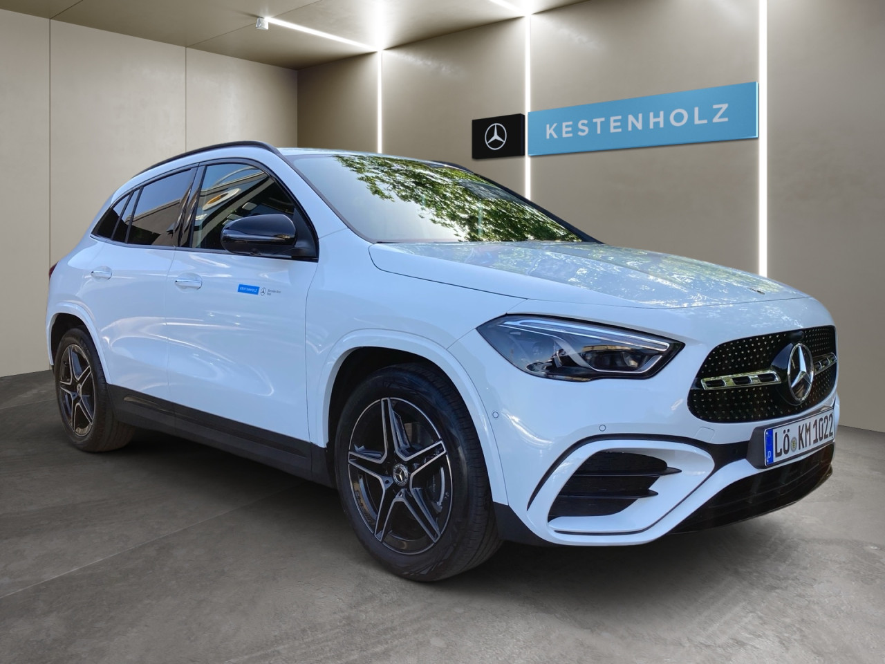 Getriebe: Automatikgetriebe 7G-DCT, 7 G&auml;ngeAusstattungslinie: AMG Line Exterieur: Advanced Plus,  AMG Line InterieurAusstattungspakete: Winterpaket,  AMG Sportpaket,  Komfort Paket: Sitzkomfort-Paket,  Night-Paket,  Licht- und Sichtpaket,  SpiegelpaketAssistenzsysteme: Fernlichtassistent,  Aktiver Park-Assistent inkl. PARKTRONIC,  Surround-Kamerasystem: Park-Paket mit 360&deg;-Kamera,  DISTRONIC,  Berganfahrhilfe,  Spracheingabesystem,  M&uuml;digkeitserkennung,  Spurhalteassistent,  Bremsassistent,  COLLISION PREVENTION ASSIST,  Verkehrszeichenerkennung,  GespannstabilisierungLicht und Sicht: Multibeam LED Scheinwerfer,  Tagfahrlicht,  Regensensor,  Automatisch abblendender Innenspiegel,  W&auml;rmeschutzverglasung,  Ambientebeleuchtung mehrfarbig,  LichtsensorAudio &amp; Kommunikation: MBUX,  Navigationssystem,  Radio,  Digitaler Radioempfang DAB,  USB Anschluss,  Mercedes connect me,  Handyvorbereitung Bluetooth,  Android Auto u. Apple CarPlay,  Kabelloses Laden f&uuml;r Handys,  WLAN HotspotKomfort: Digitales Kombiinstrument,  Klimaautomatik,  Lordosenst&uuml;tze Fahrer/Beifahrer,  Sitzheizung Fahrer/Beifahrer,  Sportsitze,  Armauflage Fahrer/Beifahrer,  Direktlenkung,  Lenks&auml;ule verstellbar,  HANDS-FREE ACCESS,  Start-Stopp System,  Zentralver. mit Fernbedienung,  Fensterheber elektrisch,  EASY-PACK Heckklappe,  DYNAMIC SELECT,  Getr&auml;nkehalter vornInterieur: Sitze Kunstleder Ledernachbildung ARTICO / Mikrofaser MICROCUT schwarz,  Innenfarbe schwarz,  Multifunktions-Sport-/Lederlenkrad,  Lenkradheizung,  Bordcomputer,  R&uuml;cksitze klappbar,  Dekoreinlagen: H62 Zierelemente Carbonstruktur,  Lenkrad-SchaltwippenExterieur: Anh&auml;ngerkupplung schwenkbar,  Tieferlegung: Komfortfahrwerk mit Tieferlegung,  Touchscreen Bedienung,  Sportbremsanlage,  AMG Leichtmetallfelgen 19 Zoll,  Au&szlig;enspiegel elekt. anklappbar,  Dachreling: schwarz,  Reifenpannenset,  NotrufsystemSicherheit: i-Size Kindersitzbefestigung,  Fu&szlig;g&auml;ngerschutzsystem,  Fahrer- /Beifahrerairbag,  Seitenairbag vorn und hinten,  Knieairbag Fahrer,  Traktionskontrolle,  Elektr. Stabilit&auml;tsprogramm ESP,  Reifendruckkontrolle,  Wegfahrsperre,  Au&szlig;entemperatur Anzeige,  Antiblockiersystem ABS,  Bremsverschlei&szlig;anzeige,  Notbremsassistent,  Totwinkel-AssistentWeitere Ausstattung: 2S0 Digitales Extra: Individualisierungs-Paket,  859 CENTRAL MEDIA DISPLAY,  Laderaum-Paket,  273 Ausstiegswarnfunktion,  Gebrauchtwagensiegel: Junge SterneSonstige Ma&szlig;e und Gewichte: Nutzlast: 500 kg,  zul&auml;ssiges Gesamtgewicht: 2.070 kg,  Radstand: 2.729 mm24 Monate Garantie ab Erstzulassung. Fahrzeug hat Haltedauer. Liefertermin in Abstimmung mit dem Verk&auml;ufer. Irrt&uuml;mer und &Auml;nderungen vorbehalten