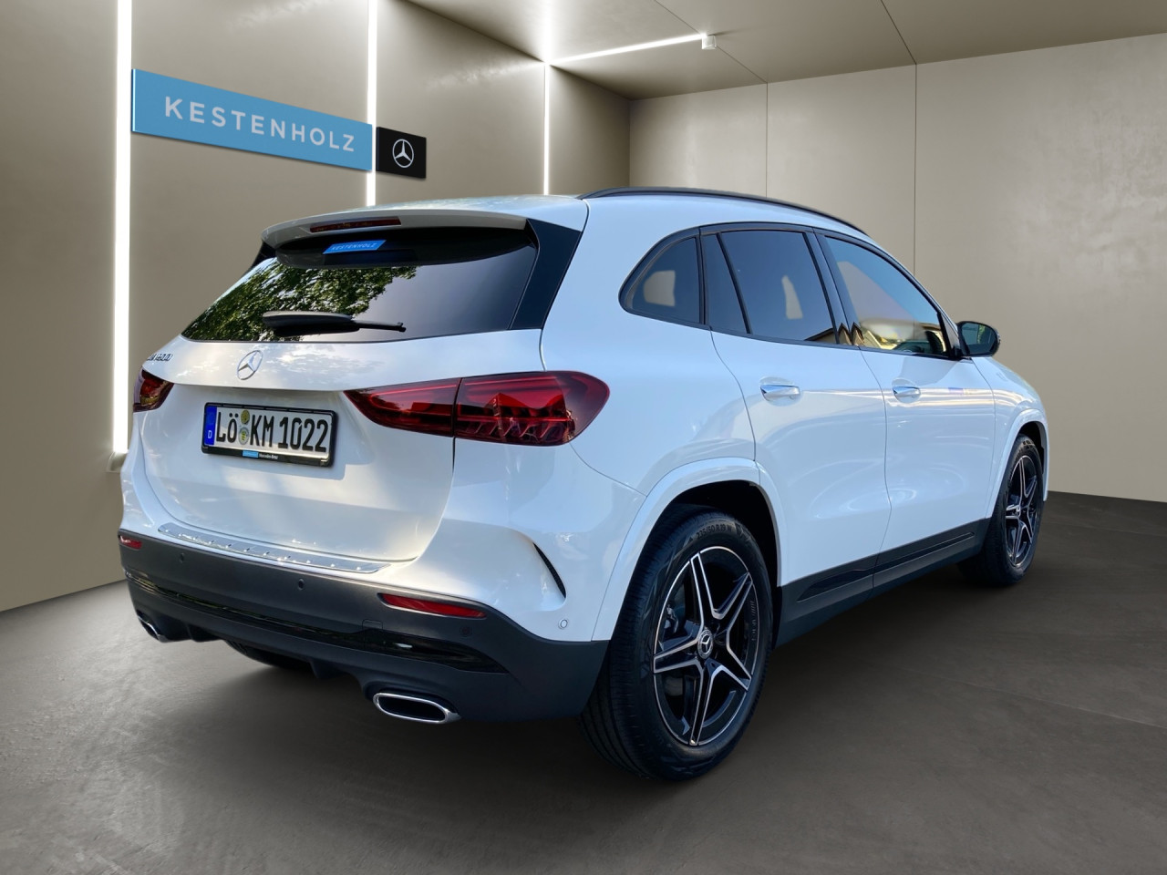 Getriebe: Automatikgetriebe 7G-DCT, 7 G&auml;ngeAusstattungslinie: AMG Line Exterieur: Advanced Plus,  AMG Line InterieurAusstattungspakete: Winterpaket,  AMG Sportpaket,  Komfort Paket: Sitzkomfort-Paket,  Night-Paket,  Licht- und Sichtpaket,  SpiegelpaketAssistenzsysteme: Fernlichtassistent,  Aktiver Park-Assistent inkl. PARKTRONIC,  Surround-Kamerasystem: Park-Paket mit 360&deg;-Kamera,  DISTRONIC,  Berganfahrhilfe,  Spracheingabesystem,  M&uuml;digkeitserkennung,  Spurhalteassistent,  Bremsassistent,  COLLISION PREVENTION ASSIST,  Verkehrszeichenerkennung,  GespannstabilisierungLicht und Sicht: Multibeam LED Scheinwerfer,  Tagfahrlicht,  Regensensor,  Automatisch abblendender Innenspiegel,  W&auml;rmeschutzverglasung,  Ambientebeleuchtung mehrfarbig,  LichtsensorAudio &amp; Kommunikation: MBUX,  Navigationssystem,  Radio,  Digitaler Radioempfang DAB,  USB Anschluss,  Mercedes connect me,  Handyvorbereitung Bluetooth,  Android Auto u. Apple CarPlay,  Kabelloses Laden f&uuml;r Handys,  WLAN HotspotKomfort: Digitales Kombiinstrument,  Klimaautomatik,  Lordosenst&uuml;tze Fahrer/Beifahrer,  Sitzheizung Fahrer/Beifahrer,  Sportsitze,  Armauflage Fahrer/Beifahrer,  Direktlenkung,  Lenks&auml;ule verstellbar,  HANDS-FREE ACCESS,  Start-Stopp System,  Zentralver. mit Fernbedienung,  Fensterheber elektrisch,  EASY-PACK Heckklappe,  DYNAMIC SELECT,  Getr&auml;nkehalter vornInterieur: Sitze Kunstleder Ledernachbildung ARTICO / Mikrofaser MICROCUT schwarz,  Innenfarbe schwarz,  Multifunktions-Sport-/Lederlenkrad,  Lenkradheizung,  Bordcomputer,  R&uuml;cksitze klappbar,  Dekoreinlagen: H62 Zierelemente Carbonstruktur,  Lenkrad-SchaltwippenExterieur: Anh&auml;ngerkupplung schwenkbar,  Tieferlegung: Komfortfahrwerk mit Tieferlegung,  Touchscreen Bedienung,  Sportbremsanlage,  AMG Leichtmetallfelgen 19 Zoll,  Au&szlig;enspiegel elekt. anklappbar,  Dachreling: schwarz,  Reifenpannenset,  NotrufsystemSicherheit: i-Size Kindersitzbefestigung,  Fu&szlig;g&auml;ngerschutzsystem,  Fahrer- /Beifahrerairbag,  Seitenairbag vorn und hinten,  Knieairbag Fahrer,  Traktionskontrolle,  Elektr. Stabilit&auml;tsprogramm ESP,  Reifendruckkontrolle,  Wegfahrsperre,  Au&szlig;entemperatur Anzeige,  Antiblockiersystem ABS,  Bremsverschlei&szlig;anzeige,  Notbremsassistent,  Totwinkel-AssistentWeitere Ausstattung: 2S0 Digitales Extra: Individualisierungs-Paket,  859 CENTRAL MEDIA DISPLAY,  Laderaum-Paket,  273 Ausstiegswarnfunktion,  Gebrauchtwagensiegel: Junge SterneSonstige Ma&szlig;e und Gewichte: Nutzlast: 500 kg,  zul&auml;ssiges Gesamtgewicht: 2.070 kg,  Radstand: 2.729 mm24 Monate Garantie ab Erstzulassung. Fahrzeug hat Haltedauer. Liefertermin in Abstimmung mit dem Verk&auml;ufer. Irrt&uuml;mer und &Auml;nderungen vorbehalten