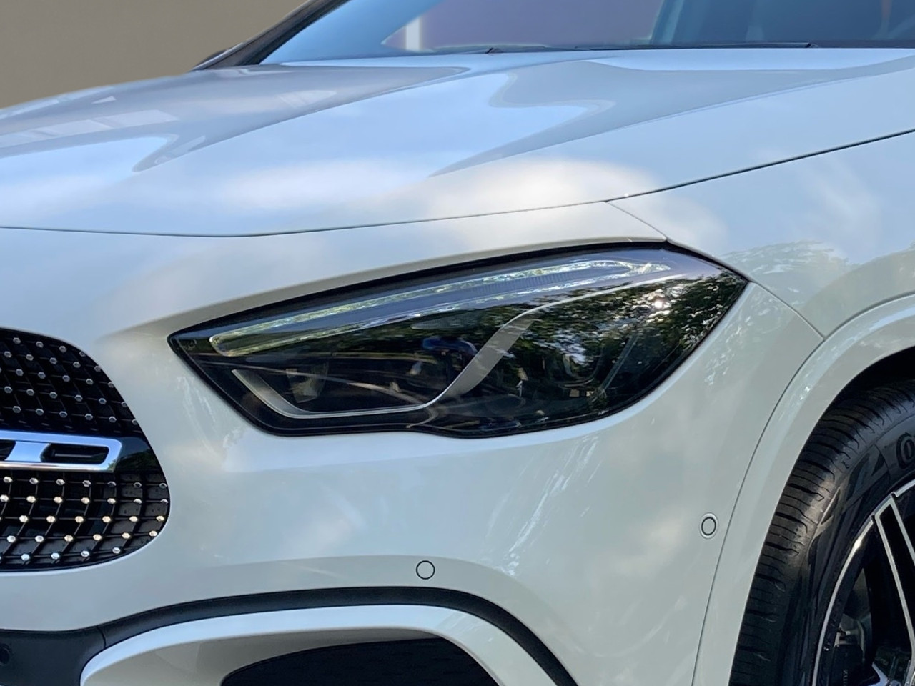 Getriebe: Automatikgetriebe 7G-DCT, 7 G&auml;ngeAusstattungslinie: AMG Line Exterieur: Advanced Plus,  AMG Line InterieurAusstattungspakete: Winterpaket,  AMG Sportpaket,  Komfort Paket: Sitzkomfort-Paket,  Night-Paket,  Licht- und Sichtpaket,  SpiegelpaketAssistenzsysteme: Fernlichtassistent,  Aktiver Park-Assistent inkl. PARKTRONIC,  Surround-Kamerasystem: Park-Paket mit 360&deg;-Kamera,  DISTRONIC,  Berganfahrhilfe,  Spracheingabesystem,  M&uuml;digkeitserkennung,  Spurhalteassistent,  Bremsassistent,  COLLISION PREVENTION ASSIST,  Verkehrszeichenerkennung,  GespannstabilisierungLicht und Sicht: Multibeam LED Scheinwerfer,  Tagfahrlicht,  Regensensor,  Automatisch abblendender Innenspiegel,  W&auml;rmeschutzverglasung,  Ambientebeleuchtung mehrfarbig,  LichtsensorAudio &amp; Kommunikation: MBUX,  Navigationssystem,  Radio,  Digitaler Radioempfang DAB,  USB Anschluss,  Mercedes connect me,  Handyvorbereitung Bluetooth,  Android Auto u. Apple CarPlay,  Kabelloses Laden f&uuml;r Handys,  WLAN HotspotKomfort: Digitales Kombiinstrument,  Klimaautomatik,  Lordosenst&uuml;tze Fahrer/Beifahrer,  Sitzheizung Fahrer/Beifahrer,  Sportsitze,  Armauflage Fahrer/Beifahrer,  Direktlenkung,  Lenks&auml;ule verstellbar,  HANDS-FREE ACCESS,  Start-Stopp System,  Zentralver. mit Fernbedienung,  Fensterheber elektrisch,  EASY-PACK Heckklappe,  DYNAMIC SELECT,  Getr&auml;nkehalter vornInterieur: Sitze Kunstleder Ledernachbildung ARTICO / Mikrofaser MICROCUT schwarz,  Innenfarbe schwarz,  Multifunktions-Sport-/Lederlenkrad,  Lenkradheizung,  Bordcomputer,  R&uuml;cksitze klappbar,  Dekoreinlagen: H62 Zierelemente Carbonstruktur,  Lenkrad-SchaltwippenExterieur: Anh&auml;ngerkupplung schwenkbar,  Tieferlegung: Komfortfahrwerk mit Tieferlegung,  Touchscreen Bedienung,  Sportbremsanlage,  AMG Leichtmetallfelgen 19 Zoll,  Au&szlig;enspiegel elekt. anklappbar,  Dachreling: schwarz,  Reifenpannenset,  NotrufsystemSicherheit: i-Size Kindersitzbefestigung,  Fu&szlig;g&auml;ngerschutzsystem,  Fahrer- /Beifahrerairbag,  Seitenairbag vorn und hinten,  Knieairbag Fahrer,  Traktionskontrolle,  Elektr. Stabilit&auml;tsprogramm ESP,  Reifendruckkontrolle,  Wegfahrsperre,  Au&szlig;entemperatur Anzeige,  Antiblockiersystem ABS,  Bremsverschlei&szlig;anzeige,  Notbremsassistent,  Totwinkel-AssistentWeitere Ausstattung: 2S0 Digitales Extra: Individualisierungs-Paket,  859 CENTRAL MEDIA DISPLAY,  Laderaum-Paket,  273 Ausstiegswarnfunktion,  Gebrauchtwagensiegel: Junge SterneSonstige Ma&szlig;e und Gewichte: Nutzlast: 500 kg,  zul&auml;ssiges Gesamtgewicht: 2.070 kg,  Radstand: 2.729 mm24 Monate Garantie ab Erstzulassung. Fahrzeug hat Haltedauer. Liefertermin in Abstimmung mit dem Verk&auml;ufer. Irrt&uuml;mer und &Auml;nderungen vorbehalten
