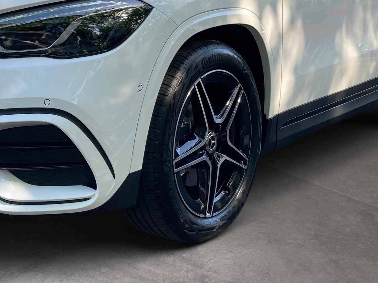 Getriebe: Automatikgetriebe 7G-DCT, 7 G&auml;ngeAusstattungslinie: AMG Line Exterieur: Advanced Plus,  AMG Line InterieurAusstattungspakete: Winterpaket,  AMG Sportpaket,  Komfort Paket: Sitzkomfort-Paket,  Night-Paket,  Licht- und Sichtpaket,  SpiegelpaketAssistenzsysteme: Fernlichtassistent,  Aktiver Park-Assistent inkl. PARKTRONIC,  Surround-Kamerasystem: Park-Paket mit 360&deg;-Kamera,  DISTRONIC,  Berganfahrhilfe,  Spracheingabesystem,  M&uuml;digkeitserkennung,  Spurhalteassistent,  Bremsassistent,  COLLISION PREVENTION ASSIST,  Verkehrszeichenerkennung,  GespannstabilisierungLicht und Sicht: Multibeam LED Scheinwerfer,  Tagfahrlicht,  Regensensor,  Automatisch abblendender Innenspiegel,  W&auml;rmeschutzverglasung,  Ambientebeleuchtung mehrfarbig,  LichtsensorAudio &amp; Kommunikation: MBUX,  Navigationssystem,  Radio,  Digitaler Radioempfang DAB,  USB Anschluss,  Mercedes connect me,  Handyvorbereitung Bluetooth,  Android Auto u. Apple CarPlay,  Kabelloses Laden f&uuml;r Handys,  WLAN HotspotKomfort: Digitales Kombiinstrument,  Klimaautomatik,  Lordosenst&uuml;tze Fahrer/Beifahrer,  Sitzheizung Fahrer/Beifahrer,  Sportsitze,  Armauflage Fahrer/Beifahrer,  Direktlenkung,  Lenks&auml;ule verstellbar,  HANDS-FREE ACCESS,  Start-Stopp System,  Zentralver. mit Fernbedienung,  Fensterheber elektrisch,  EASY-PACK Heckklappe,  DYNAMIC SELECT,  Getr&auml;nkehalter vornInterieur: Sitze Kunstleder Ledernachbildung ARTICO / Mikrofaser MICROCUT schwarz,  Innenfarbe schwarz,  Multifunktions-Sport-/Lederlenkrad,  Lenkradheizung,  Bordcomputer,  R&uuml;cksitze klappbar,  Dekoreinlagen: H62 Zierelemente Carbonstruktur,  Lenkrad-SchaltwippenExterieur: Anh&auml;ngerkupplung schwenkbar,  Tieferlegung: Komfortfahrwerk mit Tieferlegung,  Touchscreen Bedienung,  Sportbremsanlage,  AMG Leichtmetallfelgen 19 Zoll,  Au&szlig;enspiegel elekt. anklappbar,  Dachreling: schwarz,  Reifenpannenset,  NotrufsystemSicherheit: i-Size Kindersitzbefestigung,  Fu&szlig;g&auml;ngerschutzsystem,  Fahrer- /Beifahrerairbag,  Seitenairbag vorn und hinten,  Knieairbag Fahrer,  Traktionskontrolle,  Elektr. Stabilit&auml;tsprogramm ESP,  Reifendruckkontrolle,  Wegfahrsperre,  Au&szlig;entemperatur Anzeige,  Antiblockiersystem ABS,  Bremsverschlei&szlig;anzeige,  Notbremsassistent,  Totwinkel-AssistentWeitere Ausstattung: 2S0 Digitales Extra: Individualisierungs-Paket,  859 CENTRAL MEDIA DISPLAY,  Laderaum-Paket,  273 Ausstiegswarnfunktion,  Gebrauchtwagensiegel: Junge SterneSonstige Ma&szlig;e und Gewichte: Nutzlast: 500 kg,  zul&auml;ssiges Gesamtgewicht: 2.070 kg,  Radstand: 2.729 mm24 Monate Garantie ab Erstzulassung. Fahrzeug hat Haltedauer. Liefertermin in Abstimmung mit dem Verk&auml;ufer. Irrt&uuml;mer und &Auml;nderungen vorbehalten