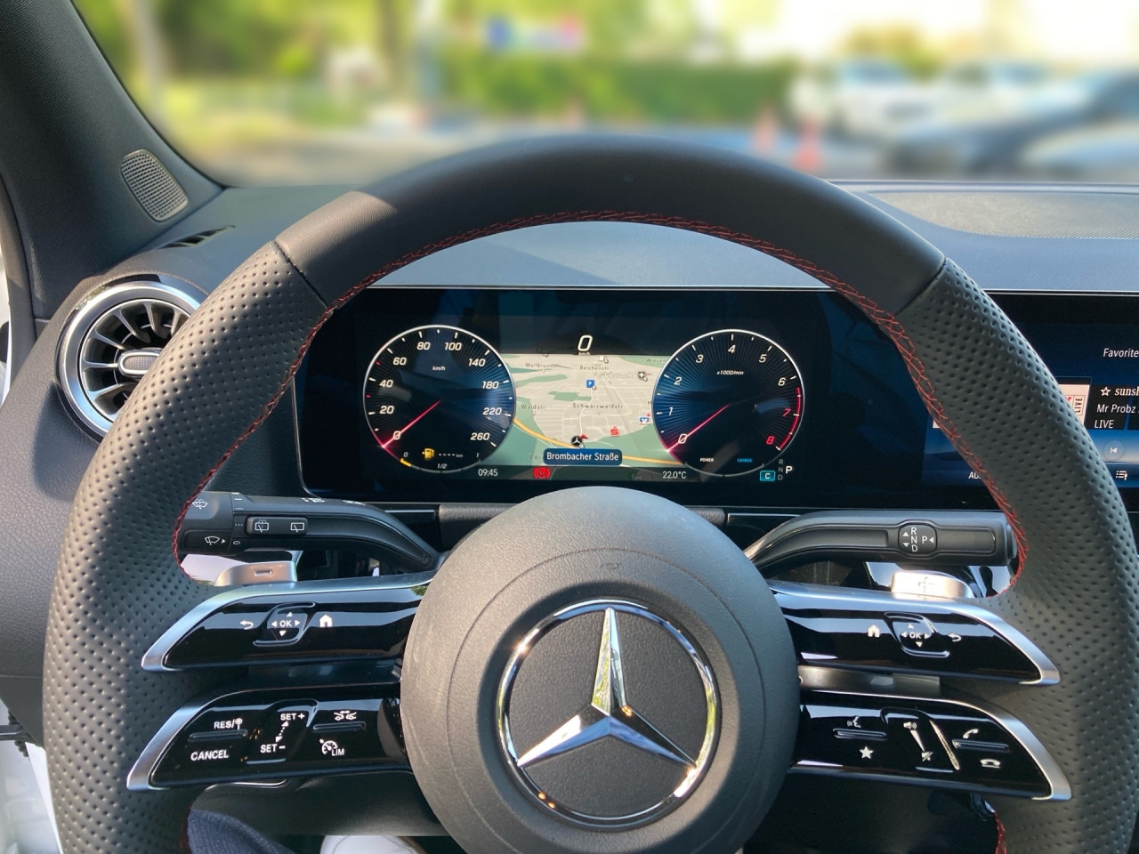 Getriebe: Automatikgetriebe 7G-DCT, 7 G&auml;ngeAusstattungslinie: AMG Line Exterieur: Advanced Plus,  AMG Line InterieurAusstattungspakete: Winterpaket,  AMG Sportpaket,  Komfort Paket: Sitzkomfort-Paket,  Night-Paket,  Licht- und Sichtpaket,  SpiegelpaketAssistenzsysteme: Fernlichtassistent,  Aktiver Park-Assistent inkl. PARKTRONIC,  Surround-Kamerasystem: Park-Paket mit 360&deg;-Kamera,  DISTRONIC,  Berganfahrhilfe,  Spracheingabesystem,  M&uuml;digkeitserkennung,  Spurhalteassistent,  Bremsassistent,  COLLISION PREVENTION ASSIST,  Verkehrszeichenerkennung,  GespannstabilisierungLicht und Sicht: Multibeam LED Scheinwerfer,  Tagfahrlicht,  Regensensor,  Automatisch abblendender Innenspiegel,  W&auml;rmeschutzverglasung,  Ambientebeleuchtung mehrfarbig,  LichtsensorAudio &amp; Kommunikation: MBUX,  Navigationssystem,  Radio,  Digitaler Radioempfang DAB,  USB Anschluss,  Mercedes connect me,  Handyvorbereitung Bluetooth,  Android Auto u. Apple CarPlay,  Kabelloses Laden f&uuml;r Handys,  WLAN HotspotKomfort: Digitales Kombiinstrument,  Klimaautomatik,  Lordosenst&uuml;tze Fahrer/Beifahrer,  Sitzheizung Fahrer/Beifahrer,  Sportsitze,  Armauflage Fahrer/Beifahrer,  Direktlenkung,  Lenks&auml;ule verstellbar,  HANDS-FREE ACCESS,  Start-Stopp System,  Zentralver. mit Fernbedienung,  Fensterheber elektrisch,  EASY-PACK Heckklappe,  DYNAMIC SELECT,  Getr&auml;nkehalter vornInterieur: Sitze Kunstleder Ledernachbildung ARTICO / Mikrofaser MICROCUT schwarz,  Innenfarbe schwarz,  Multifunktions-Sport-/Lederlenkrad,  Lenkradheizung,  Bordcomputer,  R&uuml;cksitze klappbar,  Dekoreinlagen: H62 Zierelemente Carbonstruktur,  Lenkrad-SchaltwippenExterieur: Anh&auml;ngerkupplung schwenkbar,  Tieferlegung: Komfortfahrwerk mit Tieferlegung,  Touchscreen Bedienung,  Sportbremsanlage,  AMG Leichtmetallfelgen 19 Zoll,  Au&szlig;enspiegel elekt. anklappbar,  Dachreling: schwarz,  Reifenpannenset,  NotrufsystemSicherheit: i-Size Kindersitzbefestigung,  Fu&szlig;g&auml;ngerschutzsystem,  Fahrer- /Beifahrerairbag,  Seitenairbag vorn und hinten,  Knieairbag Fahrer,  Traktionskontrolle,  Elektr. Stabilit&auml;tsprogramm ESP,  Reifendruckkontrolle,  Wegfahrsperre,  Au&szlig;entemperatur Anzeige,  Antiblockiersystem ABS,  Bremsverschlei&szlig;anzeige,  Notbremsassistent,  Totwinkel-AssistentWeitere Ausstattung: 2S0 Digitales Extra: Individualisierungs-Paket,  859 CENTRAL MEDIA DISPLAY,  Laderaum-Paket,  273 Ausstiegswarnfunktion,  Gebrauchtwagensiegel: Junge SterneSonstige Ma&szlig;e und Gewichte: Nutzlast: 500 kg,  zul&auml;ssiges Gesamtgewicht: 2.070 kg,  Radstand: 2.729 mm24 Monate Garantie ab Erstzulassung. Fahrzeug hat Haltedauer. Liefertermin in Abstimmung mit dem Verk&auml;ufer. Irrt&uuml;mer und &Auml;nderungen vorbehalten