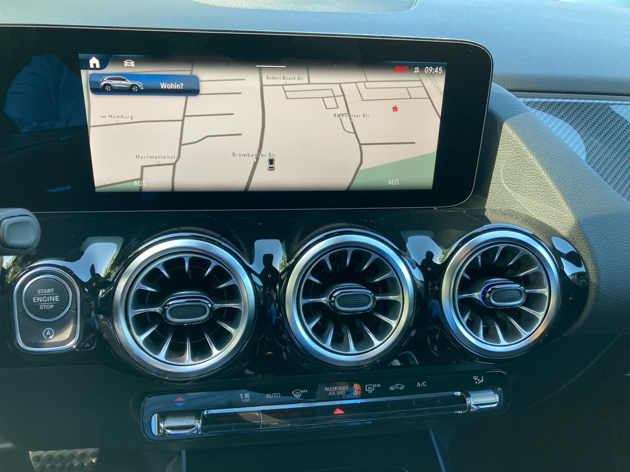 Getriebe: Automatikgetriebe 7G-DCT, 7 G&auml;ngeAusstattungslinie: AMG Line Exterieur: Advanced Plus,  AMG Line InterieurAusstattungspakete: Winterpaket,  AMG Sportpaket,  Komfort Paket: Sitzkomfort-Paket,  Night-Paket,  Licht- und Sichtpaket,  SpiegelpaketAssistenzsysteme: Fernlichtassistent,  Aktiver Park-Assistent inkl. PARKTRONIC,  Surround-Kamerasystem: Park-Paket mit 360&deg;-Kamera,  DISTRONIC,  Berganfahrhilfe,  Spracheingabesystem,  M&uuml;digkeitserkennung,  Spurhalteassistent,  Bremsassistent,  COLLISION PREVENTION ASSIST,  Verkehrszeichenerkennung,  GespannstabilisierungLicht und Sicht: Multibeam LED Scheinwerfer,  Tagfahrlicht,  Regensensor,  Automatisch abblendender Innenspiegel,  W&auml;rmeschutzverglasung,  Ambientebeleuchtung mehrfarbig,  LichtsensorAudio &amp; Kommunikation: MBUX,  Navigationssystem,  Radio,  Digitaler Radioempfang DAB,  USB Anschluss,  Mercedes connect me,  Handyvorbereitung Bluetooth,  Android Auto u. Apple CarPlay,  Kabelloses Laden f&uuml;r Handys,  WLAN HotspotKomfort: Digitales Kombiinstrument,  Klimaautomatik,  Lordosenst&uuml;tze Fahrer/Beifahrer,  Sitzheizung Fahrer/Beifahrer,  Sportsitze,  Armauflage Fahrer/Beifahrer,  Direktlenkung,  Lenks&auml;ule verstellbar,  HANDS-FREE ACCESS,  Start-Stopp System,  Zentralver. mit Fernbedienung,  Fensterheber elektrisch,  EASY-PACK Heckklappe,  DYNAMIC SELECT,  Getr&auml;nkehalter vornInterieur: Sitze Kunstleder Ledernachbildung ARTICO / Mikrofaser MICROCUT schwarz,  Innenfarbe schwarz,  Multifunktions-Sport-/Lederlenkrad,  Lenkradheizung,  Bordcomputer,  R&uuml;cksitze klappbar,  Dekoreinlagen: H62 Zierelemente Carbonstruktur,  Lenkrad-SchaltwippenExterieur: Anh&auml;ngerkupplung schwenkbar,  Tieferlegung: Komfortfahrwerk mit Tieferlegung,  Touchscreen Bedienung,  Sportbremsanlage,  AMG Leichtmetallfelgen 19 Zoll,  Au&szlig;enspiegel elekt. anklappbar,  Dachreling: schwarz,  Reifenpannenset,  NotrufsystemSicherheit: i-Size Kindersitzbefestigung,  Fu&szlig;g&auml;ngerschutzsystem,  Fahrer- /Beifahrerairbag,  Seitenairbag vorn und hinten,  Knieairbag Fahrer,  Traktionskontrolle,  Elektr. Stabilit&auml;tsprogramm ESP,  Reifendruckkontrolle,  Wegfahrsperre,  Au&szlig;entemperatur Anzeige,  Antiblockiersystem ABS,  Bremsverschlei&szlig;anzeige,  Notbremsassistent,  Totwinkel-AssistentWeitere Ausstattung: 2S0 Digitales Extra: Individualisierungs-Paket,  859 CENTRAL MEDIA DISPLAY,  Laderaum-Paket,  273 Ausstiegswarnfunktion,  Gebrauchtwagensiegel: Junge SterneSonstige Ma&szlig;e und Gewichte: Nutzlast: 500 kg,  zul&auml;ssiges Gesamtgewicht: 2.070 kg,  Radstand: 2.729 mm24 Monate Garantie ab Erstzulassung. Fahrzeug hat Haltedauer. Liefertermin in Abstimmung mit dem Verk&auml;ufer. Irrt&uuml;mer und &Auml;nderungen vorbehalten