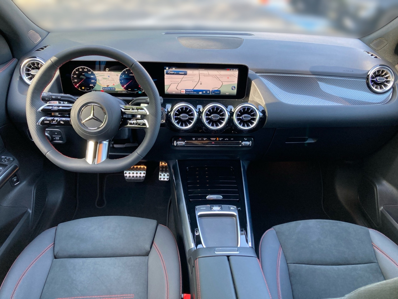 Getriebe: Automatikgetriebe 7G-DCT, 7 G&auml;ngeAusstattungslinie: AMG Line Exterieur: Advanced Plus,  AMG Line InterieurAusstattungspakete: Winterpaket,  AMG Sportpaket,  Komfort Paket: Sitzkomfort-Paket,  Night-Paket,  Licht- und Sichtpaket,  SpiegelpaketAssistenzsysteme: Fernlichtassistent,  Aktiver Park-Assistent inkl. PARKTRONIC,  Surround-Kamerasystem: Park-Paket mit 360&deg;-Kamera,  DISTRONIC,  Berganfahrhilfe,  Spracheingabesystem,  M&uuml;digkeitserkennung,  Spurhalteassistent,  Bremsassistent,  COLLISION PREVENTION ASSIST,  Verkehrszeichenerkennung,  GespannstabilisierungLicht und Sicht: Multibeam LED Scheinwerfer,  Tagfahrlicht,  Regensensor,  Automatisch abblendender Innenspiegel,  W&auml;rmeschutzverglasung,  Ambientebeleuchtung mehrfarbig,  LichtsensorAudio &amp; Kommunikation: MBUX,  Navigationssystem,  Radio,  Digitaler Radioempfang DAB,  USB Anschluss,  Mercedes connect me,  Handyvorbereitung Bluetooth,  Android Auto u. Apple CarPlay,  Kabelloses Laden f&uuml;r Handys,  WLAN HotspotKomfort: Digitales Kombiinstrument,  Klimaautomatik,  Lordosenst&uuml;tze Fahrer/Beifahrer,  Sitzheizung Fahrer/Beifahrer,  Sportsitze,  Armauflage Fahrer/Beifahrer,  Direktlenkung,  Lenks&auml;ule verstellbar,  HANDS-FREE ACCESS,  Start-Stopp System,  Zentralver. mit Fernbedienung,  Fensterheber elektrisch,  EASY-PACK Heckklappe,  DYNAMIC SELECT,  Getr&auml;nkehalter vornInterieur: Sitze Kunstleder Ledernachbildung ARTICO / Mikrofaser MICROCUT schwarz,  Innenfarbe schwarz,  Multifunktions-Sport-/Lederlenkrad,  Lenkradheizung,  Bordcomputer,  R&uuml;cksitze klappbar,  Dekoreinlagen: H62 Zierelemente Carbonstruktur,  Lenkrad-SchaltwippenExterieur: Anh&auml;ngerkupplung schwenkbar,  Tieferlegung: Komfortfahrwerk mit Tieferlegung,  Touchscreen Bedienung,  Sportbremsanlage,  AMG Leichtmetallfelgen 19 Zoll,  Au&szlig;enspiegel elekt. anklappbar,  Dachreling: schwarz,  Reifenpannenset,  NotrufsystemSicherheit: i-Size Kindersitzbefestigung,  Fu&szlig;g&auml;ngerschutzsystem,  Fahrer- /Beifahrerairbag,  Seitenairbag vorn und hinten,  Knieairbag Fahrer,  Traktionskontrolle,  Elektr. Stabilit&auml;tsprogramm ESP,  Reifendruckkontrolle,  Wegfahrsperre,  Au&szlig;entemperatur Anzeige,  Antiblockiersystem ABS,  Bremsverschlei&szlig;anzeige,  Notbremsassistent,  Totwinkel-AssistentWeitere Ausstattung: 2S0 Digitales Extra: Individualisierungs-Paket,  859 CENTRAL MEDIA DISPLAY,  Laderaum-Paket,  273 Ausstiegswarnfunktion,  Gebrauchtwagensiegel: Junge SterneSonstige Ma&szlig;e und Gewichte: Nutzlast: 500 kg,  zul&auml;ssiges Gesamtgewicht: 2.070 kg,  Radstand: 2.729 mm24 Monate Garantie ab Erstzulassung. Fahrzeug hat Haltedauer. Liefertermin in Abstimmung mit dem Verk&auml;ufer. Irrt&uuml;mer und &Auml;nderungen vorbehalten