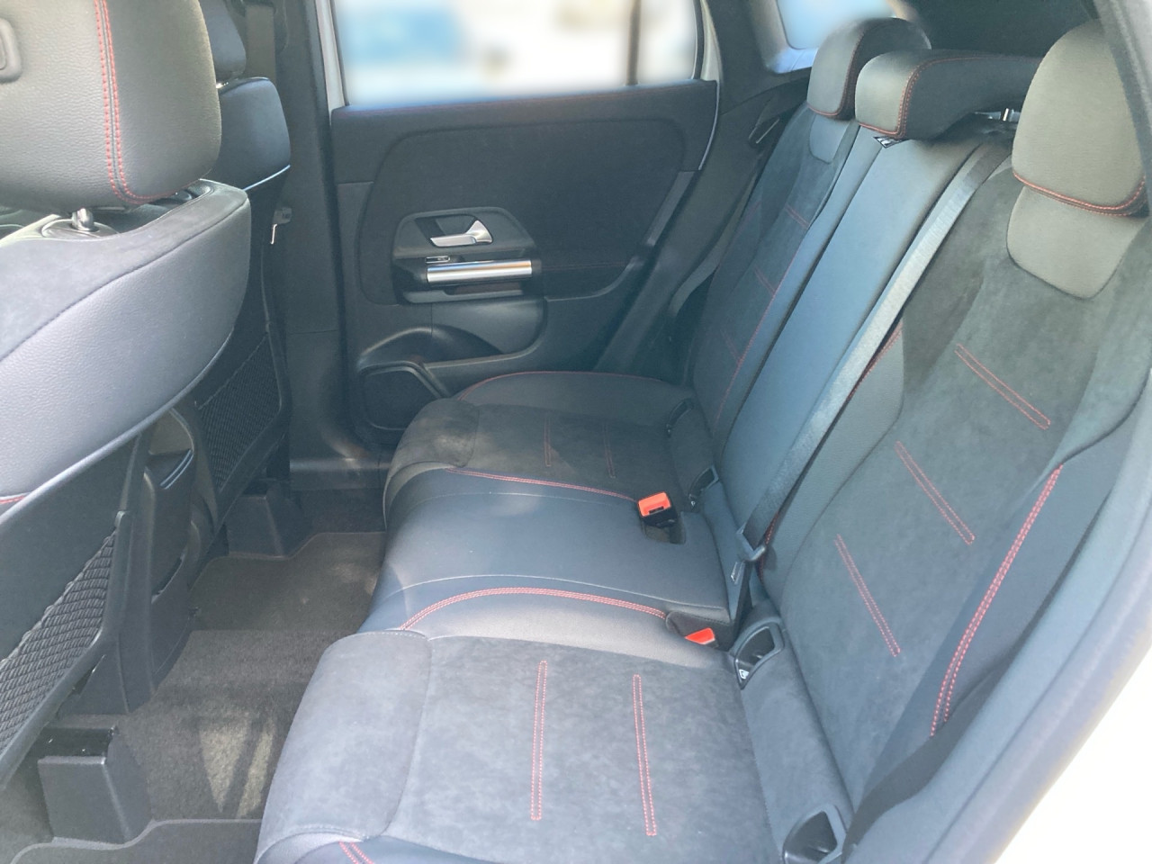Getriebe: Automatikgetriebe 7G-DCT, 7 G&auml;ngeAusstattungslinie: AMG Line Exterieur: Advanced Plus,  AMG Line InterieurAusstattungspakete: Winterpaket,  AMG Sportpaket,  Komfort Paket: Sitzkomfort-Paket,  Night-Paket,  Licht- und Sichtpaket,  SpiegelpaketAssistenzsysteme: Fernlichtassistent,  Aktiver Park-Assistent inkl. PARKTRONIC,  Surround-Kamerasystem: Park-Paket mit 360&deg;-Kamera,  DISTRONIC,  Berganfahrhilfe,  Spracheingabesystem,  M&uuml;digkeitserkennung,  Spurhalteassistent,  Bremsassistent,  COLLISION PREVENTION ASSIST,  Verkehrszeichenerkennung,  GespannstabilisierungLicht und Sicht: Multibeam LED Scheinwerfer,  Tagfahrlicht,  Regensensor,  Automatisch abblendender Innenspiegel,  W&auml;rmeschutzverglasung,  Ambientebeleuchtung mehrfarbig,  LichtsensorAudio &amp; Kommunikation: MBUX,  Navigationssystem,  Radio,  Digitaler Radioempfang DAB,  USB Anschluss,  Mercedes connect me,  Handyvorbereitung Bluetooth,  Android Auto u. Apple CarPlay,  Kabelloses Laden f&uuml;r Handys,  WLAN HotspotKomfort: Digitales Kombiinstrument,  Klimaautomatik,  Lordosenst&uuml;tze Fahrer/Beifahrer,  Sitzheizung Fahrer/Beifahrer,  Sportsitze,  Armauflage Fahrer/Beifahrer,  Direktlenkung,  Lenks&auml;ule verstellbar,  HANDS-FREE ACCESS,  Start-Stopp System,  Zentralver. mit Fernbedienung,  Fensterheber elektrisch,  EASY-PACK Heckklappe,  DYNAMIC SELECT,  Getr&auml;nkehalter vornInterieur: Sitze Kunstleder Ledernachbildung ARTICO / Mikrofaser MICROCUT schwarz,  Innenfarbe schwarz,  Multifunktions-Sport-/Lederlenkrad,  Lenkradheizung,  Bordcomputer,  R&uuml;cksitze klappbar,  Dekoreinlagen: H62 Zierelemente Carbonstruktur,  Lenkrad-SchaltwippenExterieur: Anh&auml;ngerkupplung schwenkbar,  Tieferlegung: Komfortfahrwerk mit Tieferlegung,  Touchscreen Bedienung,  Sportbremsanlage,  AMG Leichtmetallfelgen 19 Zoll,  Au&szlig;enspiegel elekt. anklappbar,  Dachreling: schwarz,  Reifenpannenset,  NotrufsystemSicherheit: i-Size Kindersitzbefestigung,  Fu&szlig;g&auml;ngerschutzsystem,  Fahrer- /Beifahrerairbag,  Seitenairbag vorn und hinten,  Knieairbag Fahrer,  Traktionskontrolle,  Elektr. Stabilit&auml;tsprogramm ESP,  Reifendruckkontrolle,  Wegfahrsperre,  Au&szlig;entemperatur Anzeige,  Antiblockiersystem ABS,  Bremsverschlei&szlig;anzeige,  Notbremsassistent,  Totwinkel-AssistentWeitere Ausstattung: 2S0 Digitales Extra: Individualisierungs-Paket,  859 CENTRAL MEDIA DISPLAY,  Laderaum-Paket,  273 Ausstiegswarnfunktion,  Gebrauchtwagensiegel: Junge SterneSonstige Ma&szlig;e und Gewichte: Nutzlast: 500 kg,  zul&auml;ssiges Gesamtgewicht: 2.070 kg,  Radstand: 2.729 mm24 Monate Garantie ab Erstzulassung. Fahrzeug hat Haltedauer. Liefertermin in Abstimmung mit dem Verk&auml;ufer. Irrt&uuml;mer und &Auml;nderungen vorbehalten
