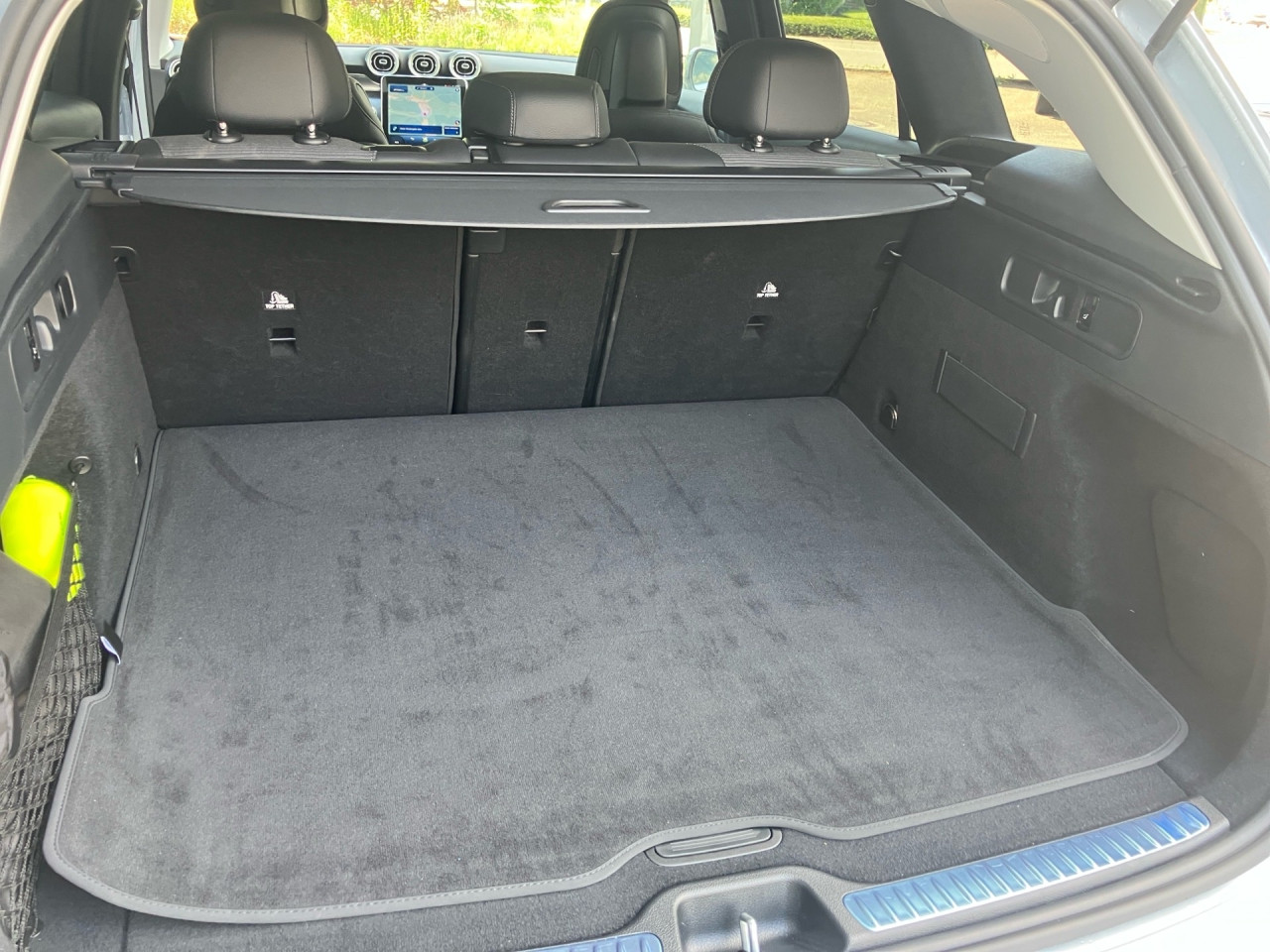 Getriebe: Automatikgetriebe 9 G-TRONIC, 9 G&auml;ngeAusstattungslinie: AVANTGARDE Exterieur,  AVANTGARDE InterieurAusstattungspakete: Winterpaket,  Komfort Paket: Kofferraumkomfort-Paket,  Ablagepaket,  Chrompaket,  SpiegelpaketAssistenzsysteme: Fernlichtassistent,  Aktiver Park-Assistent inkl. PARKTRONIC,  Surround-Kamerasystem: Park-Paket mit 360&deg;-Kamera,  Fahrlichtautomatik,  DISTRONIC,  Berganfahrhilfe,  Spracheingabesystem,  M&uuml;digkeitserkennung,  Spurhalteassistent,  Bremsassistent,  COLLISION PREVENTION ASSIST,  ATTENTION ASSIST,  Verkehrszeichenerkennung,  GespannstabilisierungLicht und Sicht: LED-Scheinwerfer,  Tagfahrlicht,  Regensensor,  Automatisch abblendender Innenspiegel,  W&auml;rmeschutzverglasung,  Ambientebeleuchtung mehrfarbig,  LichtsensorAudio &amp; Kommunikation: MBUX,  Navigationssystem,  Radio,  Multi-Funktions-Display,  Digitaler Radioempfang DAB,  Soundsystem,  USB Anschluss,  Handyvorbereitung Bluetooth,  Android Auto u. Apple CarPlay,  Kabelloses Laden f&uuml;r Handys,  WLAN HotspotKomfort: Widescreen Cockpit,  Klimaautomatik,  Fahrer-/Beifahrersitz elektrisch,  Memoryfunktion Fahrer-/Beifahrersitz,  Lordosenst&uuml;tze Fahrer/Beifahrer,  Sitzheizung vorn u. hinten,  Komfortsitze,  Armauflage Fahrer/Beifahrer,  Servotronic,  Lenks&auml;ule verstellbar,  Keyless-Start,  Auto Start Stop Funktion,  Zentralver. mit Fernbedienung,  Fensterheber elektrisch,  Kopfst&uuml;tzen vorn und hinten,  EASY-PACK Heckklappe,  DYNAMIC SELECT,  Getr&auml;nkehalter vornInterieur: Sitze Stoff Ledernachbildung ARTICO / Stoff Tomasi schwarz,  Innenfarbe schwarz,  Multifunktions-Sport-/Lederlenkrad,  Lenkradheizung,  Bordcomputer,  R&uuml;cksitze klappbar,  Laderaumabdeckung: Easy Pack,  Dekoreinlagen: H50 Zierelemente Rautenoptik silbergrau,  Bodenbelag Teppich,  Lenkrad-SchaltwippenExterieur: AGILITY CONTROL Fahrwerk,  Anh&auml;ngerkupplung schwenkbar,  Touchscreen Bedienung,  Leichtmetallfelgen 18 Zoll,  Au&szlig;enspiegel elekt. anklappbar,  Dachreling,  Reifenpannenset,  NotrufsystemAirbags: MittelairbagSicherheit: i-Size Kindersitzbefestigung,  Fahrer- /Beifahrerairbag,  Seitenairbag vorn,  Knieairbag Fahrer,  Traktionskontrolle,  Elektr. Stabilit&auml;tsprogramm ESP,  Reifendruckkontrolle,  Diebstahlwarnanlage,  Wegfahrsperre,  Au&szlig;entemperatur Anzeige,  Antiblockiersystem ABS,  Bremsverschlei&szlig;anzeige,  Notbremsassistent,  Totwinkel-AssistentWeitere Ausstattung: 321 Fingerabdruck Scanner,  P82 GUARD 360&deg; Fahrzeugschutz PlusSonstige Ma&szlig;e und Gewichte: Nutzlast: 600 kg,  zul&auml;ssiges Gesamtgewicht: 2.510 kg,  Radstand: 2.888 mmIrrt&uuml;mer und &Auml;nderungen vorbehalten