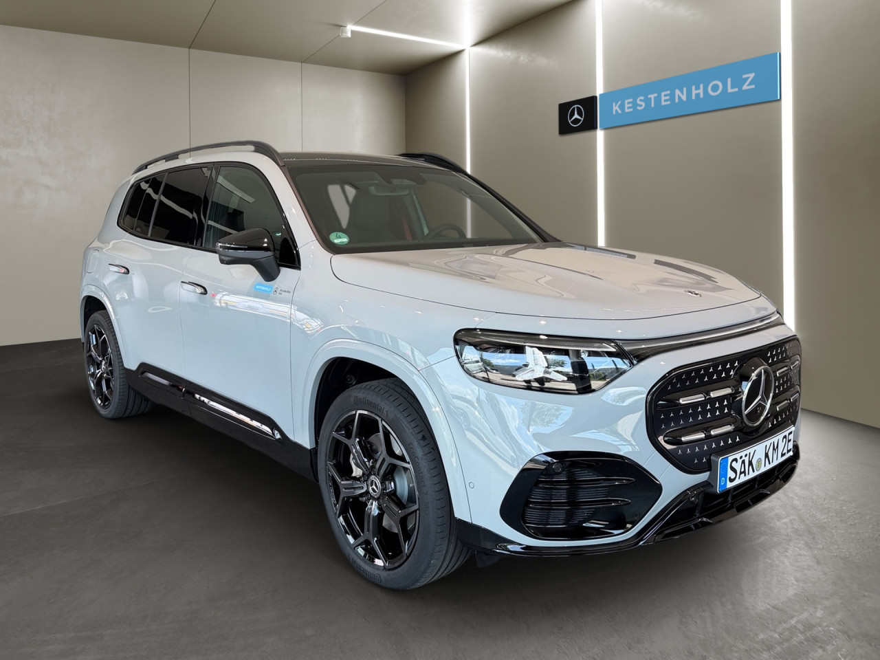 Getriebe: AutomatikgetriebeDetailangaben f&uuml;r XEV Fahrzeug: Batterietechnologie: Lithium-Ionen,  Nutzbare Batteriekapazit&auml;t: 85,0kWh,  Ladezeit (in Minuten): 540 (10% bis 100%),  Schnellladezeit (in Minuten): 22 (10% bis 80%)Ausstattungslinie: AMG Line Exterieur: AMG Line Plus,  AMG Line InterieurAusstattungspakete: AMG Sportpaket,  Premiumpaket,  Night-Paket,  SpiegelpaketAssistenzsysteme: Fernlichtassistent: Plus,  PARKTRONIC,  R&uuml;ckfahrkamera,  Adaptive Cruise Control ACC,  Berganfahrhilfe,  Spracheingabesystem,  M&uuml;digkeitserkennung,  Spurwechselassistent,  Spurhalteassistent,  Bremsassistent,  COLLISION PREVENTION ASSIST,  GespannstabilisierungLicht und Sicht: Multibeam LED Scheinwerfer,  Tagfahrlicht,  W&auml;rmeschutzverglasung,  Ambientebeleuchtung,  LichtsensorAudio &amp; Kommunikation: MBUX,  Radio: Steuercode Funktion Radio Standard AM/FM,  Digitaler Radioempfang DAB,  AUX &amp; USB Anschluss,  Handyvorbereitung Bluetooth,  WLAN HotspotKomfort: Klimaautomatik,  Panoramadach,  Memoryfunktion Fahrersitz,  Lordosenst&uuml;tze Fahrer,  Sitzheizung Fahrer/Beifahrer,  Sportsitze,  Armauflage hinten,  Servolenkung,  Lenks&auml;ule verstellbar,  HANDS-FREE ACCESS,  Start-Stopp System,  Zentralverriegelung,  Fensterheber elektrisch,  EASY-PACK Heckklappe,  W&auml;rmepumpeInterieur: Sitze Kunstleder Ledernachbildung ARTICO Nappaoptik / Mikrofaser MICROCUT schwarz,  Innenfarbe schwarz,  Multifunktions-Sport-/Lederlenkrad,  Bordcomputer,  Dekoreinlagen: H43 Zierelemente Aluminium mit Carbonschliff hell,  Lenkrad-SchaltwippenExterieur: Anh&auml;ngerkupplung schwenkbar,  Touchscreen Bedienung,  AMG Leichtmetallfelgen 20 Zoll: im 5-Doppelspeichen-Design,  Au&szlig;enspiegel elekt.,  Reifenpannenset,  NotrufsystemAirbags: MittelairbagSicherheit: i-Size Kindersitzbefestigung,  Fu&szlig;g&auml;ngerschutzsystem,  Fahrer- /Beifahrerairbag,  Seitenairbag vorn und hinten,  Knieairbag Fahrer,  Traktionskontrolle,  Elektr. Stabilit&auml;tsprogramm ESP,  Reifendruckverlust-Warnung,  Wegfahrsperre,  Au&szlig;entemperatur Anzeige,  Antiblockiersystem ABS,  Bremsverschlei&szlig;anzeige,  Notbremsassistent,  Akustischer Umfeldschutz,  Totwinkel-AssistentWeitere Ausstattung: 18W PREPARATION - AUTOMATED PARKING ASSIST (APA),  637 Flexibles Ladesystem Pro,  1B3 Techn. Kommunikationsmodulvariante f&uuml;r ECE,  99B aktive Verstelld&auml;mpfung Normally open,  63B Fahrzeugsteckdose,  K56 Geschwindigkeitslimit-Warnung,  K59 Ausweichlenk-Funktion,  2U1 AIRPANEL,  K58 Nothalt-Funktion,  2U8 K&auml;ltemittel 1234yf,  11W PREPARATION - EXTENDED TRAFFIC SIGN ASSIST (ETSA),  807 Modelljahrcode,  K61 Man&ouml;vrier-Assistent,  U1B Digitales Extra: Vorr&uuml;stung f&uuml;r MB.CHARGE Home Pro,  L Linkslenkung,  SW0 BATTERY SOFTWARE OUTPUT LEVEL BASIC,  U20 12-V-Steckdose f&uuml;r Beifahrer,  896 Digitales Extra: Vorr&uuml;stung f&uuml;r Digitalen Fahrzeugschl&uuml;ssel f&uuml;r Smartphone,  897 Kabelloses Ladesystem f&uuml;r mobile Endger&auml;te vorn,  12W PREPARATION - ACTIVE BLIND SPOT MONITORING (ABSM),  U23 Sitzbelegungserkennung f&uuml;r Fondsitze,  4B9 Flexibles Ladesystem Pro,  25W PREPARATION - ACTIVE LANE CHANGE ASSIST (ALCA),  13W PREPARATION - ACTIVE LANE STEERING ASSIST (ALSA),  8K0 Limiter,  Memory-Paket,  430 Terrain Mode,  EMC ELEKTROMOTOR VORNE - EATS-MODUL 1.6,  6P5 Steuercode Vertrieb  f. Code 475,  70V Speed- und Loadindex 100W XL+101W XL,  83B Gleichstrom-Ladesystem (DC-Laden zus&auml;tzlich mit 400 V),  0U1 Headunit L&auml;nderset f&uuml;r ECE (NTG 7),  K12 Steuercode f&uuml;r Serviceintervall,  166 Produktionsstandort Fahrzeug Kecskem&eacute;t,  567 Fondsitze l&auml;ngs verstellbar,  8U4 PTC-Batterie-Zuheizer f&uuml;r Hybrid/EV,  3K0 Mercedes Stern teilbeleuchtet,  3K1 Vorderer Kofferraum mechanisch,  31W PREP. - AUTOMATIC SPEED CONTROL,  84B On-board AC-Lader bis 22 kW,  72B USB-Paket Plus,  693 Gleichstrom-Ladesystem (DC-Laden mit 800 V),  04U Transparente Motorhaube,  28W PREP. - EXTENDED RESTART BY STOP AND GO TRAFFIC,  698 VISION CONTROL,  458 Fahrerdisplay,  20W PREPARATION - SURROUND VIEW SYSTEM (SVS),  219 Selfie- und Videokamera,  BAG EB5XY - BATTERIE,  K34 Digitales Extra: Streckenbasierte Geschwindigkeits-Anpassung,  29W PREPARATION - SPEED ADJUSTMENT TRACK-BASED,  589 Umfeldbeleuchtung mit animierter Projektion des Mercedes-Benz Pattern,  2-fach,  986 Identifikationsschild mit VIN-Nummer,  868 ZentraldisplaySonstige Ma&szlig;e und Gewichte: Nutzlast: 505 kg,  zul&auml;ssiges Gesamtgewicht: 2.780 kg,  Radstand: 2.889 mm24 Monate Garantie ab Erstzulassung. Fahrzeug hat Haltedauer. Liefertermin in Abstimmung mit dem Verk&auml;ufer. Irrt&uuml;mer und &Auml;nderungen vorbehalten