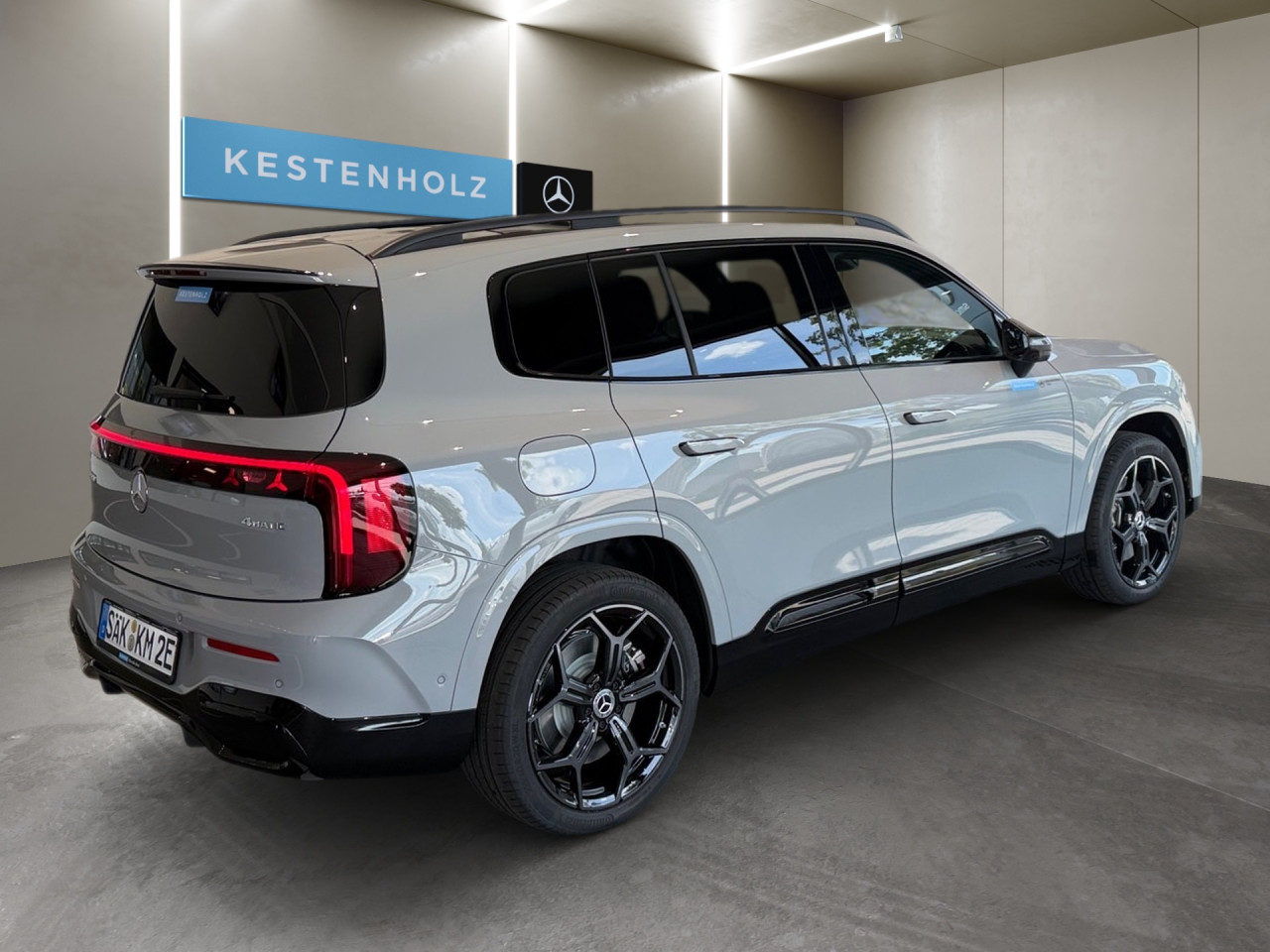 Getriebe: AutomatikgetriebeDetailangaben f&uuml;r XEV Fahrzeug: Batterietechnologie: Lithium-Ionen,  Nutzbare Batteriekapazit&auml;t: 85,0kWh,  Ladezeit (in Minuten): 540 (10% bis 100%),  Schnellladezeit (in Minuten): 22 (10% bis 80%)Ausstattungslinie: AMG Line Exterieur: AMG Line Plus,  AMG Line InterieurAusstattungspakete: AMG Sportpaket,  Premiumpaket,  Night-Paket,  SpiegelpaketAssistenzsysteme: Fernlichtassistent: Plus,  PARKTRONIC,  R&uuml;ckfahrkamera,  Adaptive Cruise Control ACC,  Berganfahrhilfe,  Spracheingabesystem,  M&uuml;digkeitserkennung,  Spurwechselassistent,  Spurhalteassistent,  Bremsassistent,  COLLISION PREVENTION ASSIST,  GespannstabilisierungLicht und Sicht: Multibeam LED Scheinwerfer,  Tagfahrlicht,  W&auml;rmeschutzverglasung,  Ambientebeleuchtung,  LichtsensorAudio &amp; Kommunikation: MBUX,  Radio: Steuercode Funktion Radio Standard AM/FM,  Digitaler Radioempfang DAB,  AUX &amp; USB Anschluss,  Handyvorbereitung Bluetooth,  WLAN HotspotKomfort: Klimaautomatik,  Panoramadach,  Memoryfunktion Fahrersitz,  Lordosenst&uuml;tze Fahrer,  Sitzheizung Fahrer/Beifahrer,  Sportsitze,  Armauflage hinten,  Servolenkung,  Lenks&auml;ule verstellbar,  HANDS-FREE ACCESS,  Start-Stopp System,  Zentralverriegelung,  Fensterheber elektrisch,  EASY-PACK Heckklappe,  W&auml;rmepumpeInterieur: Sitze Kunstleder Ledernachbildung ARTICO Nappaoptik / Mikrofaser MICROCUT schwarz,  Innenfarbe schwarz,  Multifunktions-Sport-/Lederlenkrad,  Bordcomputer,  Dekoreinlagen: H43 Zierelemente Aluminium mit Carbonschliff hell,  Lenkrad-SchaltwippenExterieur: Anh&auml;ngerkupplung schwenkbar,  Touchscreen Bedienung,  AMG Leichtmetallfelgen 20 Zoll: im 5-Doppelspeichen-Design,  Au&szlig;enspiegel elekt.,  Reifenpannenset,  NotrufsystemAirbags: MittelairbagSicherheit: i-Size Kindersitzbefestigung,  Fu&szlig;g&auml;ngerschutzsystem,  Fahrer- /Beifahrerairbag,  Seitenairbag vorn und hinten,  Knieairbag Fahrer,  Traktionskontrolle,  Elektr. Stabilit&auml;tsprogramm ESP,  Reifendruckverlust-Warnung,  Wegfahrsperre,  Au&szlig;entemperatur Anzeige,  Antiblockiersystem ABS,  Bremsverschlei&szlig;anzeige,  Notbremsassistent,  Akustischer Umfeldschutz,  Totwinkel-AssistentWeitere Ausstattung: 18W PREPARATION - AUTOMATED PARKING ASSIST (APA),  637 Flexibles Ladesystem Pro,  1B3 Techn. Kommunikationsmodulvariante f&uuml;r ECE,  99B aktive Verstelld&auml;mpfung Normally open,  63B Fahrzeugsteckdose,  K56 Geschwindigkeitslimit-Warnung,  K59 Ausweichlenk-Funktion,  2U1 AIRPANEL,  K58 Nothalt-Funktion,  2U8 K&auml;ltemittel 1234yf,  11W PREPARATION - EXTENDED TRAFFIC SIGN ASSIST (ETSA),  807 Modelljahrcode,  K61 Man&ouml;vrier-Assistent,  U1B Digitales Extra: Vorr&uuml;stung f&uuml;r MB.CHARGE Home Pro,  L Linkslenkung,  SW0 BATTERY SOFTWARE OUTPUT LEVEL BASIC,  U20 12-V-Steckdose f&uuml;r Beifahrer,  896 Digitales Extra: Vorr&uuml;stung f&uuml;r Digitalen Fahrzeugschl&uuml;ssel f&uuml;r Smartphone,  897 Kabelloses Ladesystem f&uuml;r mobile Endger&auml;te vorn,  12W PREPARATION - ACTIVE BLIND SPOT MONITORING (ABSM),  U23 Sitzbelegungserkennung f&uuml;r Fondsitze,  4B9 Flexibles Ladesystem Pro,  25W PREPARATION - ACTIVE LANE CHANGE ASSIST (ALCA),  13W PREPARATION - ACTIVE LANE STEERING ASSIST (ALSA),  8K0 Limiter,  Memory-Paket,  430 Terrain Mode,  EMC ELEKTROMOTOR VORNE - EATS-MODUL 1.6,  6P5 Steuercode Vertrieb  f. Code 475,  70V Speed- und Loadindex 100W XL+101W XL,  83B Gleichstrom-Ladesystem (DC-Laden zus&auml;tzlich mit 400 V),  0U1 Headunit L&auml;nderset f&uuml;r ECE (NTG 7),  K12 Steuercode f&uuml;r Serviceintervall,  166 Produktionsstandort Fahrzeug Kecskem&eacute;t,  567 Fondsitze l&auml;ngs verstellbar,  8U4 PTC-Batterie-Zuheizer f&uuml;r Hybrid/EV,  3K0 Mercedes Stern teilbeleuchtet,  3K1 Vorderer Kofferraum mechanisch,  31W PREP. - AUTOMATIC SPEED CONTROL,  84B On-board AC-Lader bis 22 kW,  72B USB-Paket Plus,  693 Gleichstrom-Ladesystem (DC-Laden mit 800 V),  04U Transparente Motorhaube,  28W PREP. - EXTENDED RESTART BY STOP AND GO TRAFFIC,  698 VISION CONTROL,  458 Fahrerdisplay,  20W PREPARATION - SURROUND VIEW SYSTEM (SVS),  219 Selfie- und Videokamera,  BAG EB5XY - BATTERIE,  K34 Digitales Extra: Streckenbasierte Geschwindigkeits-Anpassung,  29W PREPARATION - SPEED ADJUSTMENT TRACK-BASED,  589 Umfeldbeleuchtung mit animierter Projektion des Mercedes-Benz Pattern,  2-fach,  986 Identifikationsschild mit VIN-Nummer,  868 ZentraldisplaySonstige Ma&szlig;e und Gewichte: Nutzlast: 505 kg,  zul&auml;ssiges Gesamtgewicht: 2.780 kg,  Radstand: 2.889 mm24 Monate Garantie ab Erstzulassung. Fahrzeug hat Haltedauer. Liefertermin in Abstimmung mit dem Verk&auml;ufer. Irrt&uuml;mer und &Auml;nderungen vorbehalten