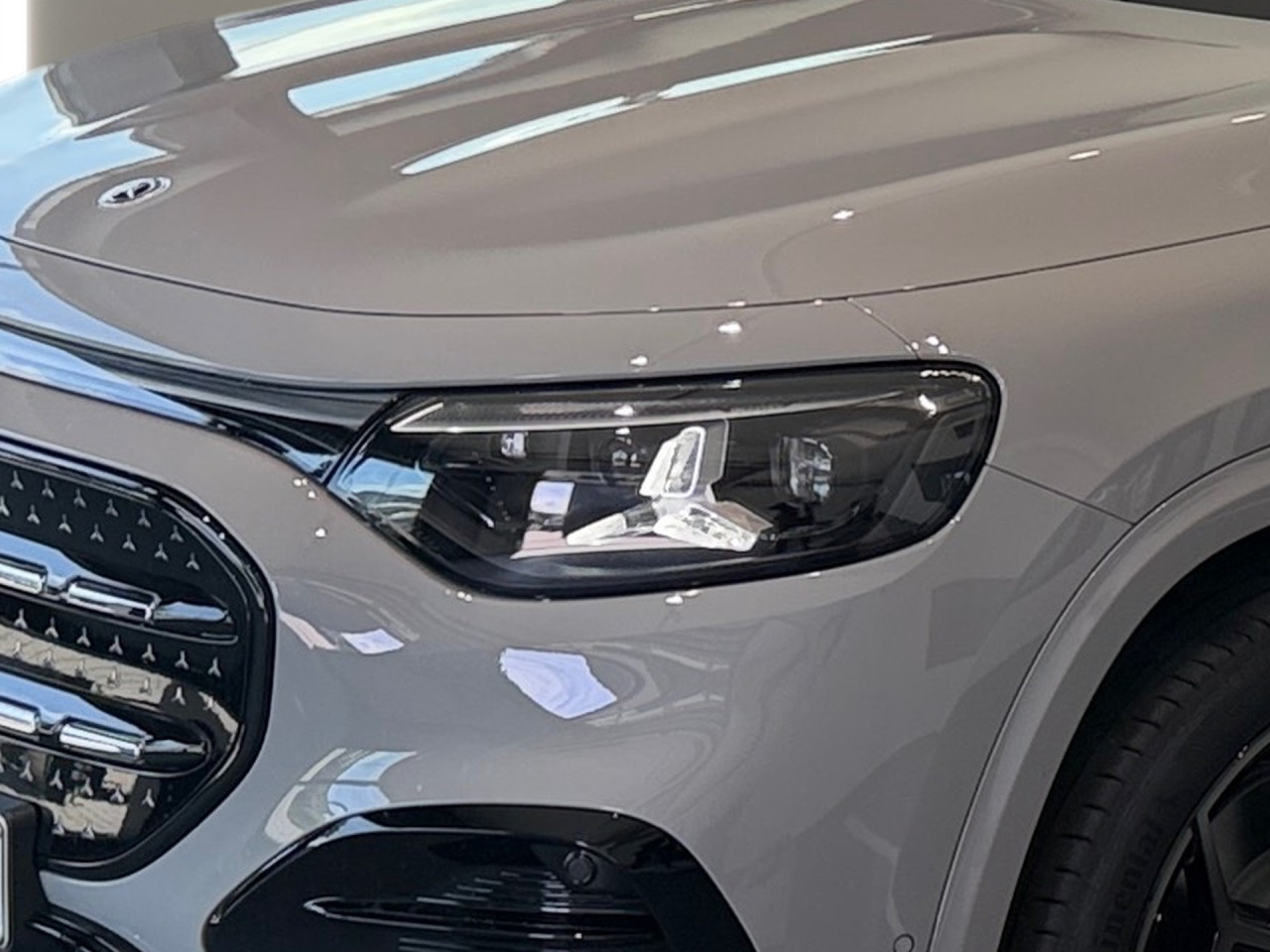 Getriebe: AutomatikgetriebeDetailangaben f&uuml;r XEV Fahrzeug: Batterietechnologie: Lithium-Ionen,  Nutzbare Batteriekapazit&auml;t: 85,0kWh,  Ladezeit (in Minuten): 540 (10% bis 100%),  Schnellladezeit (in Minuten): 22 (10% bis 80%)Ausstattungslinie: AMG Line Exterieur: AMG Line Plus,  AMG Line InterieurAusstattungspakete: AMG Sportpaket,  Premiumpaket,  Night-Paket,  SpiegelpaketAssistenzsysteme: Fernlichtassistent: Plus,  PARKTRONIC,  R&uuml;ckfahrkamera,  Adaptive Cruise Control ACC,  Berganfahrhilfe,  Spracheingabesystem,  M&uuml;digkeitserkennung,  Spurwechselassistent,  Spurhalteassistent,  Bremsassistent,  COLLISION PREVENTION ASSIST,  GespannstabilisierungLicht und Sicht: Multibeam LED Scheinwerfer,  Tagfahrlicht,  W&auml;rmeschutzverglasung,  Ambientebeleuchtung,  LichtsensorAudio &amp; Kommunikation: MBUX,  Radio: Steuercode Funktion Radio Standard AM/FM,  Digitaler Radioempfang DAB,  AUX &amp; USB Anschluss,  Handyvorbereitung Bluetooth,  WLAN HotspotKomfort: Klimaautomatik,  Panoramadach,  Memoryfunktion Fahrersitz,  Lordosenst&uuml;tze Fahrer,  Sitzheizung Fahrer/Beifahrer,  Sportsitze,  Armauflage hinten,  Servolenkung,  Lenks&auml;ule verstellbar,  HANDS-FREE ACCESS,  Start-Stopp System,  Zentralverriegelung,  Fensterheber elektrisch,  EASY-PACK Heckklappe,  W&auml;rmepumpeInterieur: Sitze Kunstleder Ledernachbildung ARTICO Nappaoptik / Mikrofaser MICROCUT schwarz,  Innenfarbe schwarz,  Multifunktions-Sport-/Lederlenkrad,  Bordcomputer,  Dekoreinlagen: H43 Zierelemente Aluminium mit Carbonschliff hell,  Lenkrad-SchaltwippenExterieur: Anh&auml;ngerkupplung schwenkbar,  Touchscreen Bedienung,  AMG Leichtmetallfelgen 20 Zoll: im 5-Doppelspeichen-Design,  Au&szlig;enspiegel elekt.,  Reifenpannenset,  NotrufsystemAirbags: MittelairbagSicherheit: i-Size Kindersitzbefestigung,  Fu&szlig;g&auml;ngerschutzsystem,  Fahrer- /Beifahrerairbag,  Seitenairbag vorn und hinten,  Knieairbag Fahrer,  Traktionskontrolle,  Elektr. Stabilit&auml;tsprogramm ESP,  Reifendruckverlust-Warnung,  Wegfahrsperre,  Au&szlig;entemperatur Anzeige,  Antiblockiersystem ABS,  Bremsverschlei&szlig;anzeige,  Notbremsassistent,  Akustischer Umfeldschutz,  Totwinkel-AssistentWeitere Ausstattung: 18W PREPARATION - AUTOMATED PARKING ASSIST (APA),  637 Flexibles Ladesystem Pro,  1B3 Techn. Kommunikationsmodulvariante f&uuml;r ECE,  99B aktive Verstelld&auml;mpfung Normally open,  63B Fahrzeugsteckdose,  K56 Geschwindigkeitslimit-Warnung,  K59 Ausweichlenk-Funktion,  2U1 AIRPANEL,  K58 Nothalt-Funktion,  2U8 K&auml;ltemittel 1234yf,  11W PREPARATION - EXTENDED TRAFFIC SIGN ASSIST (ETSA),  807 Modelljahrcode,  K61 Man&ouml;vrier-Assistent,  U1B Digitales Extra: Vorr&uuml;stung f&uuml;r MB.CHARGE Home Pro,  L Linkslenkung,  SW0 BATTERY SOFTWARE OUTPUT LEVEL BASIC,  U20 12-V-Steckdose f&uuml;r Beifahrer,  896 Digitales Extra: Vorr&uuml;stung f&uuml;r Digitalen Fahrzeugschl&uuml;ssel f&uuml;r Smartphone,  897 Kabelloses Ladesystem f&uuml;r mobile Endger&auml;te vorn,  12W PREPARATION - ACTIVE BLIND SPOT MONITORING (ABSM),  U23 Sitzbelegungserkennung f&uuml;r Fondsitze,  4B9 Flexibles Ladesystem Pro,  25W PREPARATION - ACTIVE LANE CHANGE ASSIST (ALCA),  13W PREPARATION - ACTIVE LANE STEERING ASSIST (ALSA),  8K0 Limiter,  Memory-Paket,  430 Terrain Mode,  EMC ELEKTROMOTOR VORNE - EATS-MODUL 1.6,  6P5 Steuercode Vertrieb  f. Code 475,  70V Speed- und Loadindex 100W XL+101W XL,  83B Gleichstrom-Ladesystem (DC-Laden zus&auml;tzlich mit 400 V),  0U1 Headunit L&auml;nderset f&uuml;r ECE (NTG 7),  K12 Steuercode f&uuml;r Serviceintervall,  166 Produktionsstandort Fahrzeug Kecskem&eacute;t,  567 Fondsitze l&auml;ngs verstellbar,  8U4 PTC-Batterie-Zuheizer f&uuml;r Hybrid/EV,  3K0 Mercedes Stern teilbeleuchtet,  3K1 Vorderer Kofferraum mechanisch,  31W PREP. - AUTOMATIC SPEED CONTROL,  84B On-board AC-Lader bis 22 kW,  72B USB-Paket Plus,  693 Gleichstrom-Ladesystem (DC-Laden mit 800 V),  04U Transparente Motorhaube,  28W PREP. - EXTENDED RESTART BY STOP AND GO TRAFFIC,  698 VISION CONTROL,  458 Fahrerdisplay,  20W PREPARATION - SURROUND VIEW SYSTEM (SVS),  219 Selfie- und Videokamera,  BAG EB5XY - BATTERIE,  K34 Digitales Extra: Streckenbasierte Geschwindigkeits-Anpassung,  29W PREPARATION - SPEED ADJUSTMENT TRACK-BASED,  589 Umfeldbeleuchtung mit animierter Projektion des Mercedes-Benz Pattern,  2-fach,  986 Identifikationsschild mit VIN-Nummer,  868 ZentraldisplaySonstige Ma&szlig;e und Gewichte: Nutzlast: 505 kg,  zul&auml;ssiges Gesamtgewicht: 2.780 kg,  Radstand: 2.889 mm24 Monate Garantie ab Erstzulassung. Fahrzeug hat Haltedauer. Liefertermin in Abstimmung mit dem Verk&auml;ufer. Irrt&uuml;mer und &Auml;nderungen vorbehalten