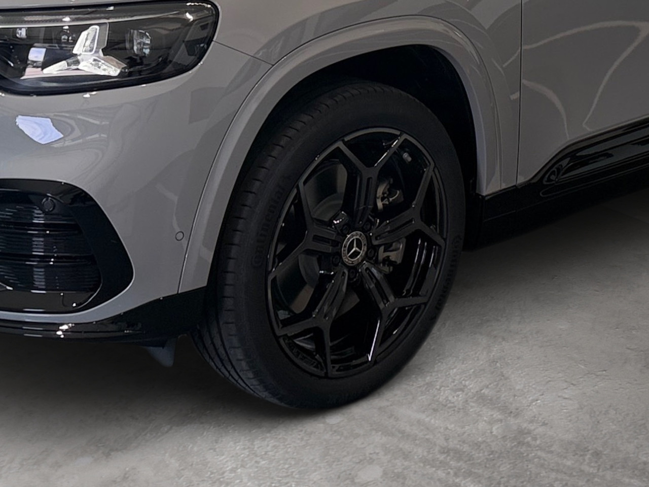 Getriebe: AutomatikgetriebeDetailangaben f&uuml;r XEV Fahrzeug: Batterietechnologie: Lithium-Ionen,  Nutzbare Batteriekapazit&auml;t: 85,0kWh,  Ladezeit (in Minuten): 540 (10% bis 100%),  Schnellladezeit (in Minuten): 22 (10% bis 80%)Ausstattungslinie: AMG Line Exterieur: AMG Line Plus,  AMG Line InterieurAusstattungspakete: AMG Sportpaket,  Premiumpaket,  Night-Paket,  SpiegelpaketAssistenzsysteme: Fernlichtassistent: Plus,  PARKTRONIC,  R&uuml;ckfahrkamera,  Adaptive Cruise Control ACC,  Berganfahrhilfe,  Spracheingabesystem,  M&uuml;digkeitserkennung,  Spurwechselassistent,  Spurhalteassistent,  Bremsassistent,  COLLISION PREVENTION ASSIST,  GespannstabilisierungLicht und Sicht: Multibeam LED Scheinwerfer,  Tagfahrlicht,  W&auml;rmeschutzverglasung,  Ambientebeleuchtung,  LichtsensorAudio &amp; Kommunikation: MBUX,  Radio: Steuercode Funktion Radio Standard AM/FM,  Digitaler Radioempfang DAB,  AUX &amp; USB Anschluss,  Handyvorbereitung Bluetooth,  WLAN HotspotKomfort: Klimaautomatik,  Panoramadach,  Memoryfunktion Fahrersitz,  Lordosenst&uuml;tze Fahrer,  Sitzheizung Fahrer/Beifahrer,  Sportsitze,  Armauflage hinten,  Servolenkung,  Lenks&auml;ule verstellbar,  HANDS-FREE ACCESS,  Start-Stopp System,  Zentralverriegelung,  Fensterheber elektrisch,  EASY-PACK Heckklappe,  W&auml;rmepumpeInterieur: Sitze Kunstleder Ledernachbildung ARTICO Nappaoptik / Mikrofaser MICROCUT schwarz,  Innenfarbe schwarz,  Multifunktions-Sport-/Lederlenkrad,  Bordcomputer,  Dekoreinlagen: H43 Zierelemente Aluminium mit Carbonschliff hell,  Lenkrad-SchaltwippenExterieur: Anh&auml;ngerkupplung schwenkbar,  Touchscreen Bedienung,  AMG Leichtmetallfelgen 20 Zoll: im 5-Doppelspeichen-Design,  Au&szlig;enspiegel elekt.,  Reifenpannenset,  NotrufsystemAirbags: MittelairbagSicherheit: i-Size Kindersitzbefestigung,  Fu&szlig;g&auml;ngerschutzsystem,  Fahrer- /Beifahrerairbag,  Seitenairbag vorn und hinten,  Knieairbag Fahrer,  Traktionskontrolle,  Elektr. Stabilit&auml;tsprogramm ESP,  Reifendruckverlust-Warnung,  Wegfahrsperre,  Au&szlig;entemperatur Anzeige,  Antiblockiersystem ABS,  Bremsverschlei&szlig;anzeige,  Notbremsassistent,  Akustischer Umfeldschutz,  Totwinkel-AssistentWeitere Ausstattung: 18W PREPARATION - AUTOMATED PARKING ASSIST (APA),  637 Flexibles Ladesystem Pro,  1B3 Techn. Kommunikationsmodulvariante f&uuml;r ECE,  99B aktive Verstelld&auml;mpfung Normally open,  63B Fahrzeugsteckdose,  K56 Geschwindigkeitslimit-Warnung,  K59 Ausweichlenk-Funktion,  2U1 AIRPANEL,  K58 Nothalt-Funktion,  2U8 K&auml;ltemittel 1234yf,  11W PREPARATION - EXTENDED TRAFFIC SIGN ASSIST (ETSA),  807 Modelljahrcode,  K61 Man&ouml;vrier-Assistent,  U1B Digitales Extra: Vorr&uuml;stung f&uuml;r MB.CHARGE Home Pro,  L Linkslenkung,  SW0 BATTERY SOFTWARE OUTPUT LEVEL BASIC,  U20 12-V-Steckdose f&uuml;r Beifahrer,  896 Digitales Extra: Vorr&uuml;stung f&uuml;r Digitalen Fahrzeugschl&uuml;ssel f&uuml;r Smartphone,  897 Kabelloses Ladesystem f&uuml;r mobile Endger&auml;te vorn,  12W PREPARATION - ACTIVE BLIND SPOT MONITORING (ABSM),  U23 Sitzbelegungserkennung f&uuml;r Fondsitze,  4B9 Flexibles Ladesystem Pro,  25W PREPARATION - ACTIVE LANE CHANGE ASSIST (ALCA),  13W PREPARATION - ACTIVE LANE STEERING ASSIST (ALSA),  8K0 Limiter,  Memory-Paket,  430 Terrain Mode,  EMC ELEKTROMOTOR VORNE - EATS-MODUL 1.6,  6P5 Steuercode Vertrieb  f. Code 475,  70V Speed- und Loadindex 100W XL+101W XL,  83B Gleichstrom-Ladesystem (DC-Laden zus&auml;tzlich mit 400 V),  0U1 Headunit L&auml;nderset f&uuml;r ECE (NTG 7),  K12 Steuercode f&uuml;r Serviceintervall,  166 Produktionsstandort Fahrzeug Kecskem&eacute;t,  567 Fondsitze l&auml;ngs verstellbar,  8U4 PTC-Batterie-Zuheizer f&uuml;r Hybrid/EV,  3K0 Mercedes Stern teilbeleuchtet,  3K1 Vorderer Kofferraum mechanisch,  31W PREP. - AUTOMATIC SPEED CONTROL,  84B On-board AC-Lader bis 22 kW,  72B USB-Paket Plus,  693 Gleichstrom-Ladesystem (DC-Laden mit 800 V),  04U Transparente Motorhaube,  28W PREP. - EXTENDED RESTART BY STOP AND GO TRAFFIC,  698 VISION CONTROL,  458 Fahrerdisplay,  20W PREPARATION - SURROUND VIEW SYSTEM (SVS),  219 Selfie- und Videokamera,  BAG EB5XY - BATTERIE,  K34 Digitales Extra: Streckenbasierte Geschwindigkeits-Anpassung,  29W PREPARATION - SPEED ADJUSTMENT TRACK-BASED,  589 Umfeldbeleuchtung mit animierter Projektion des Mercedes-Benz Pattern,  2-fach,  986 Identifikationsschild mit VIN-Nummer,  868 ZentraldisplaySonstige Ma&szlig;e und Gewichte: Nutzlast: 505 kg,  zul&auml;ssiges Gesamtgewicht: 2.780 kg,  Radstand: 2.889 mm24 Monate Garantie ab Erstzulassung. Fahrzeug hat Haltedauer. Liefertermin in Abstimmung mit dem Verk&auml;ufer. Irrt&uuml;mer und &Auml;nderungen vorbehalten