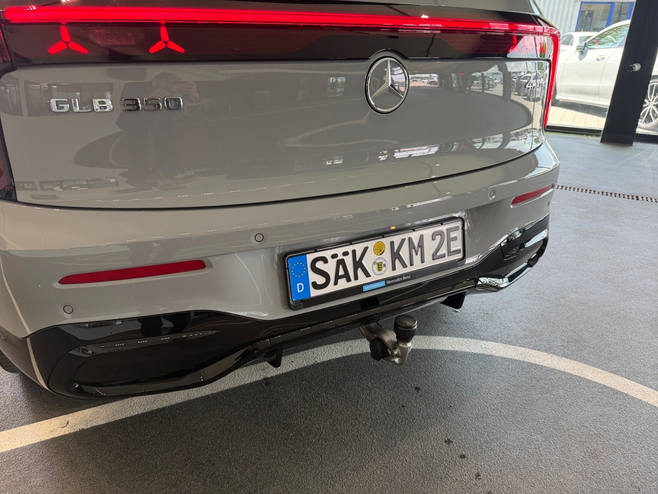 Getriebe: AutomatikgetriebeDetailangaben f&uuml;r XEV Fahrzeug: Batterietechnologie: Lithium-Ionen,  Nutzbare Batteriekapazit&auml;t: 85,0kWh,  Ladezeit (in Minuten): 540 (10% bis 100%),  Schnellladezeit (in Minuten): 22 (10% bis 80%)Ausstattungslinie: AMG Line Exterieur: AMG Line Plus,  AMG Line InterieurAusstattungspakete: AMG Sportpaket,  Premiumpaket,  Night-Paket,  SpiegelpaketAssistenzsysteme: Fernlichtassistent: Plus,  PARKTRONIC,  R&uuml;ckfahrkamera,  Adaptive Cruise Control ACC,  Berganfahrhilfe,  Spracheingabesystem,  M&uuml;digkeitserkennung,  Spurwechselassistent,  Spurhalteassistent,  Bremsassistent,  COLLISION PREVENTION ASSIST,  GespannstabilisierungLicht und Sicht: Multibeam LED Scheinwerfer,  Tagfahrlicht,  W&auml;rmeschutzverglasung,  Ambientebeleuchtung,  LichtsensorAudio &amp; Kommunikation: MBUX,  Radio: Steuercode Funktion Radio Standard AM/FM,  Digitaler Radioempfang DAB,  AUX &amp; USB Anschluss,  Handyvorbereitung Bluetooth,  WLAN HotspotKomfort: Klimaautomatik,  Panoramadach,  Memoryfunktion Fahrersitz,  Lordosenst&uuml;tze Fahrer,  Sitzheizung Fahrer/Beifahrer,  Sportsitze,  Armauflage hinten,  Servolenkung,  Lenks&auml;ule verstellbar,  HANDS-FREE ACCESS,  Start-Stopp System,  Zentralverriegelung,  Fensterheber elektrisch,  EASY-PACK Heckklappe,  W&auml;rmepumpeInterieur: Sitze Kunstleder Ledernachbildung ARTICO Nappaoptik / Mikrofaser MICROCUT schwarz,  Innenfarbe schwarz,  Multifunktions-Sport-/Lederlenkrad,  Bordcomputer,  Dekoreinlagen: H43 Zierelemente Aluminium mit Carbonschliff hell,  Lenkrad-SchaltwippenExterieur: Anh&auml;ngerkupplung schwenkbar,  Touchscreen Bedienung,  AMG Leichtmetallfelgen 20 Zoll: im 5-Doppelspeichen-Design,  Au&szlig;enspiegel elekt.,  Reifenpannenset,  NotrufsystemAirbags: MittelairbagSicherheit: i-Size Kindersitzbefestigung,  Fu&szlig;g&auml;ngerschutzsystem,  Fahrer- /Beifahrerairbag,  Seitenairbag vorn und hinten,  Knieairbag Fahrer,  Traktionskontrolle,  Elektr. Stabilit&auml;tsprogramm ESP,  Reifendruckverlust-Warnung,  Wegfahrsperre,  Au&szlig;entemperatur Anzeige,  Antiblockiersystem ABS,  Bremsverschlei&szlig;anzeige,  Notbremsassistent,  Akustischer Umfeldschutz,  Totwinkel-AssistentWeitere Ausstattung: 18W PREPARATION - AUTOMATED PARKING ASSIST (APA),  637 Flexibles Ladesystem Pro,  1B3 Techn. Kommunikationsmodulvariante f&uuml;r ECE,  99B aktive Verstelld&auml;mpfung Normally open,  63B Fahrzeugsteckdose,  K56 Geschwindigkeitslimit-Warnung,  K59 Ausweichlenk-Funktion,  2U1 AIRPANEL,  K58 Nothalt-Funktion,  2U8 K&auml;ltemittel 1234yf,  11W PREPARATION - EXTENDED TRAFFIC SIGN ASSIST (ETSA),  807 Modelljahrcode,  K61 Man&ouml;vrier-Assistent,  U1B Digitales Extra: Vorr&uuml;stung f&uuml;r MB.CHARGE Home Pro,  L Linkslenkung,  SW0 BATTERY SOFTWARE OUTPUT LEVEL BASIC,  U20 12-V-Steckdose f&uuml;r Beifahrer,  896 Digitales Extra: Vorr&uuml;stung f&uuml;r Digitalen Fahrzeugschl&uuml;ssel f&uuml;r Smartphone,  897 Kabelloses Ladesystem f&uuml;r mobile Endger&auml;te vorn,  12W PREPARATION - ACTIVE BLIND SPOT MONITORING (ABSM),  U23 Sitzbelegungserkennung f&uuml;r Fondsitze,  4B9 Flexibles Ladesystem Pro,  25W PREPARATION - ACTIVE LANE CHANGE ASSIST (ALCA),  13W PREPARATION - ACTIVE LANE STEERING ASSIST (ALSA),  8K0 Limiter,  Memory-Paket,  430 Terrain Mode,  EMC ELEKTROMOTOR VORNE - EATS-MODUL 1.6,  6P5 Steuercode Vertrieb  f. Code 475,  70V Speed- und Loadindex 100W XL+101W XL,  83B Gleichstrom-Ladesystem (DC-Laden zus&auml;tzlich mit 400 V),  0U1 Headunit L&auml;nderset f&uuml;r ECE (NTG 7),  K12 Steuercode f&uuml;r Serviceintervall,  166 Produktionsstandort Fahrzeug Kecskem&eacute;t,  567 Fondsitze l&auml;ngs verstellbar,  8U4 PTC-Batterie-Zuheizer f&uuml;r Hybrid/EV,  3K0 Mercedes Stern teilbeleuchtet,  3K1 Vorderer Kofferraum mechanisch,  31W PREP. - AUTOMATIC SPEED CONTROL,  84B On-board AC-Lader bis 22 kW,  72B USB-Paket Plus,  693 Gleichstrom-Ladesystem (DC-Laden mit 800 V),  04U Transparente Motorhaube,  28W PREP. - EXTENDED RESTART BY STOP AND GO TRAFFIC,  698 VISION CONTROL,  458 Fahrerdisplay,  20W PREPARATION - SURROUND VIEW SYSTEM (SVS),  219 Selfie- und Videokamera,  BAG EB5XY - BATTERIE,  K34 Digitales Extra: Streckenbasierte Geschwindigkeits-Anpassung,  29W PREPARATION - SPEED ADJUSTMENT TRACK-BASED,  589 Umfeldbeleuchtung mit animierter Projektion des Mercedes-Benz Pattern,  2-fach,  986 Identifikationsschild mit VIN-Nummer,  868 ZentraldisplaySonstige Ma&szlig;e und Gewichte: Nutzlast: 505 kg,  zul&auml;ssiges Gesamtgewicht: 2.780 kg,  Radstand: 2.889 mm24 Monate Garantie ab Erstzulassung. Fahrzeug hat Haltedauer. Liefertermin in Abstimmung mit dem Verk&auml;ufer. Irrt&uuml;mer und &Auml;nderungen vorbehalten