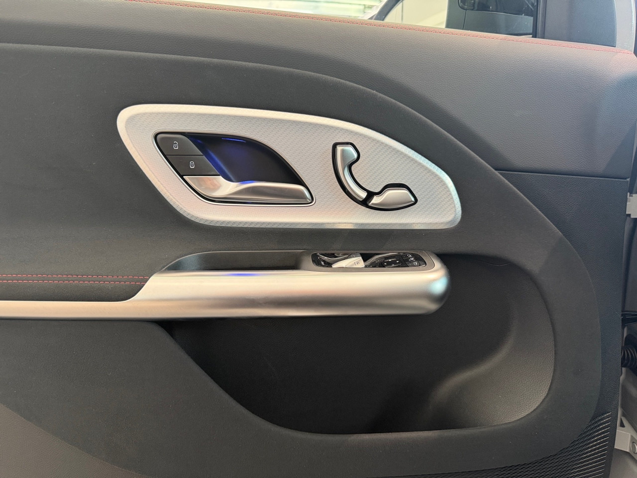 Getriebe: AutomatikgetriebeDetailangaben f&uuml;r XEV Fahrzeug: Batterietechnologie: Lithium-Ionen,  Nutzbare Batteriekapazit&auml;t: 85,0kWh,  Ladezeit (in Minuten): 540 (10% bis 100%),  Schnellladezeit (in Minuten): 22 (10% bis 80%)Ausstattungslinie: AMG Line Exterieur: AMG Line Plus,  AMG Line InterieurAusstattungspakete: AMG Sportpaket,  Premiumpaket,  Night-Paket,  SpiegelpaketAssistenzsysteme: Fernlichtassistent: Plus,  PARKTRONIC,  R&uuml;ckfahrkamera,  Adaptive Cruise Control ACC,  Berganfahrhilfe,  Spracheingabesystem,  M&uuml;digkeitserkennung,  Spurwechselassistent,  Spurhalteassistent,  Bremsassistent,  COLLISION PREVENTION ASSIST,  GespannstabilisierungLicht und Sicht: Multibeam LED Scheinwerfer,  Tagfahrlicht,  W&auml;rmeschutzverglasung,  Ambientebeleuchtung,  LichtsensorAudio &amp; Kommunikation: MBUX,  Radio: Steuercode Funktion Radio Standard AM/FM,  Digitaler Radioempfang DAB,  AUX &amp; USB Anschluss,  Handyvorbereitung Bluetooth,  WLAN HotspotKomfort: Klimaautomatik,  Panoramadach,  Memoryfunktion Fahrersitz,  Lordosenst&uuml;tze Fahrer,  Sitzheizung Fahrer/Beifahrer,  Sportsitze,  Armauflage hinten,  Servolenkung,  Lenks&auml;ule verstellbar,  HANDS-FREE ACCESS,  Start-Stopp System,  Zentralverriegelung,  Fensterheber elektrisch,  EASY-PACK Heckklappe,  W&auml;rmepumpeInterieur: Sitze Kunstleder Ledernachbildung ARTICO Nappaoptik / Mikrofaser MICROCUT schwarz,  Innenfarbe schwarz,  Multifunktions-Sport-/Lederlenkrad,  Bordcomputer,  Dekoreinlagen: H43 Zierelemente Aluminium mit Carbonschliff hell,  Lenkrad-SchaltwippenExterieur: Anh&auml;ngerkupplung schwenkbar,  Touchscreen Bedienung,  AMG Leichtmetallfelgen 20 Zoll: im 5-Doppelspeichen-Design,  Au&szlig;enspiegel elekt.,  Reifenpannenset,  NotrufsystemAirbags: MittelairbagSicherheit: i-Size Kindersitzbefestigung,  Fu&szlig;g&auml;ngerschutzsystem,  Fahrer- /Beifahrerairbag,  Seitenairbag vorn und hinten,  Knieairbag Fahrer,  Traktionskontrolle,  Elektr. Stabilit&auml;tsprogramm ESP,  Reifendruckverlust-Warnung,  Wegfahrsperre,  Au&szlig;entemperatur Anzeige,  Antiblockiersystem ABS,  Bremsverschlei&szlig;anzeige,  Notbremsassistent,  Akustischer Umfeldschutz,  Totwinkel-AssistentWeitere Ausstattung: 18W PREPARATION - AUTOMATED PARKING ASSIST (APA),  637 Flexibles Ladesystem Pro,  1B3 Techn. Kommunikationsmodulvariante f&uuml;r ECE,  99B aktive Verstelld&auml;mpfung Normally open,  63B Fahrzeugsteckdose,  K56 Geschwindigkeitslimit-Warnung,  K59 Ausweichlenk-Funktion,  2U1 AIRPANEL,  K58 Nothalt-Funktion,  2U8 K&auml;ltemittel 1234yf,  11W PREPARATION - EXTENDED TRAFFIC SIGN ASSIST (ETSA),  807 Modelljahrcode,  K61 Man&ouml;vrier-Assistent,  U1B Digitales Extra: Vorr&uuml;stung f&uuml;r MB.CHARGE Home Pro,  L Linkslenkung,  SW0 BATTERY SOFTWARE OUTPUT LEVEL BASIC,  U20 12-V-Steckdose f&uuml;r Beifahrer,  896 Digitales Extra: Vorr&uuml;stung f&uuml;r Digitalen Fahrzeugschl&uuml;ssel f&uuml;r Smartphone,  897 Kabelloses Ladesystem f&uuml;r mobile Endger&auml;te vorn,  12W PREPARATION - ACTIVE BLIND SPOT MONITORING (ABSM),  U23 Sitzbelegungserkennung f&uuml;r Fondsitze,  4B9 Flexibles Ladesystem Pro,  25W PREPARATION - ACTIVE LANE CHANGE ASSIST (ALCA),  13W PREPARATION - ACTIVE LANE STEERING ASSIST (ALSA),  8K0 Limiter,  Memory-Paket,  430 Terrain Mode,  EMC ELEKTROMOTOR VORNE - EATS-MODUL 1.6,  6P5 Steuercode Vertrieb  f. Code 475,  70V Speed- und Loadindex 100W XL+101W XL,  83B Gleichstrom-Ladesystem (DC-Laden zus&auml;tzlich mit 400 V),  0U1 Headunit L&auml;nderset f&uuml;r ECE (NTG 7),  K12 Steuercode f&uuml;r Serviceintervall,  166 Produktionsstandort Fahrzeug Kecskem&eacute;t,  567 Fondsitze l&auml;ngs verstellbar,  8U4 PTC-Batterie-Zuheizer f&uuml;r Hybrid/EV,  3K0 Mercedes Stern teilbeleuchtet,  3K1 Vorderer Kofferraum mechanisch,  31W PREP. - AUTOMATIC SPEED CONTROL,  84B On-board AC-Lader bis 22 kW,  72B USB-Paket Plus,  693 Gleichstrom-Ladesystem (DC-Laden mit 800 V),  04U Transparente Motorhaube,  28W PREP. - EXTENDED RESTART BY STOP AND GO TRAFFIC,  698 VISION CONTROL,  458 Fahrerdisplay,  20W PREPARATION - SURROUND VIEW SYSTEM (SVS),  219 Selfie- und Videokamera,  BAG EB5XY - BATTERIE,  K34 Digitales Extra: Streckenbasierte Geschwindigkeits-Anpassung,  29W PREPARATION - SPEED ADJUSTMENT TRACK-BASED,  589 Umfeldbeleuchtung mit animierter Projektion des Mercedes-Benz Pattern,  2-fach,  986 Identifikationsschild mit VIN-Nummer,  868 ZentraldisplaySonstige Ma&szlig;e und Gewichte: Nutzlast: 505 kg,  zul&auml;ssiges Gesamtgewicht: 2.780 kg,  Radstand: 2.889 mm24 Monate Garantie ab Erstzulassung. Fahrzeug hat Haltedauer. Liefertermin in Abstimmung mit dem Verk&auml;ufer. Irrt&uuml;mer und &Auml;nderungen vorbehalten