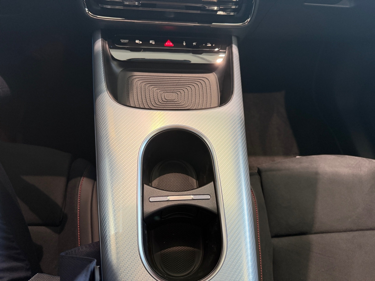 Getriebe: AutomatikgetriebeDetailangaben f&uuml;r XEV Fahrzeug: Batterietechnologie: Lithium-Ionen,  Nutzbare Batteriekapazit&auml;t: 85,0kWh,  Ladezeit (in Minuten): 540 (10% bis 100%),  Schnellladezeit (in Minuten): 22 (10% bis 80%)Ausstattungslinie: AMG Line Exterieur: AMG Line Plus,  AMG Line InterieurAusstattungspakete: AMG Sportpaket,  Premiumpaket,  Night-Paket,  SpiegelpaketAssistenzsysteme: Fernlichtassistent: Plus,  PARKTRONIC,  R&uuml;ckfahrkamera,  Adaptive Cruise Control ACC,  Berganfahrhilfe,  Spracheingabesystem,  M&uuml;digkeitserkennung,  Spurwechselassistent,  Spurhalteassistent,  Bremsassistent,  COLLISION PREVENTION ASSIST,  GespannstabilisierungLicht und Sicht: Multibeam LED Scheinwerfer,  Tagfahrlicht,  W&auml;rmeschutzverglasung,  Ambientebeleuchtung,  LichtsensorAudio &amp; Kommunikation: MBUX,  Radio: Steuercode Funktion Radio Standard AM/FM,  Digitaler Radioempfang DAB,  AUX &amp; USB Anschluss,  Handyvorbereitung Bluetooth,  WLAN HotspotKomfort: Klimaautomatik,  Panoramadach,  Memoryfunktion Fahrersitz,  Lordosenst&uuml;tze Fahrer,  Sitzheizung Fahrer/Beifahrer,  Sportsitze,  Armauflage hinten,  Servolenkung,  Lenks&auml;ule verstellbar,  HANDS-FREE ACCESS,  Start-Stopp System,  Zentralverriegelung,  Fensterheber elektrisch,  EASY-PACK Heckklappe,  W&auml;rmepumpeInterieur: Sitze Kunstleder Ledernachbildung ARTICO Nappaoptik / Mikrofaser MICROCUT schwarz,  Innenfarbe schwarz,  Multifunktions-Sport-/Lederlenkrad,  Bordcomputer,  Dekoreinlagen: H43 Zierelemente Aluminium mit Carbonschliff hell,  Lenkrad-SchaltwippenExterieur: Anh&auml;ngerkupplung schwenkbar,  Touchscreen Bedienung,  AMG Leichtmetallfelgen 20 Zoll: im 5-Doppelspeichen-Design,  Au&szlig;enspiegel elekt.,  Reifenpannenset,  NotrufsystemAirbags: MittelairbagSicherheit: i-Size Kindersitzbefestigung,  Fu&szlig;g&auml;ngerschutzsystem,  Fahrer- /Beifahrerairbag,  Seitenairbag vorn und hinten,  Knieairbag Fahrer,  Traktionskontrolle,  Elektr. Stabilit&auml;tsprogramm ESP,  Reifendruckverlust-Warnung,  Wegfahrsperre,  Au&szlig;entemperatur Anzeige,  Antiblockiersystem ABS,  Bremsverschlei&szlig;anzeige,  Notbremsassistent,  Akustischer Umfeldschutz,  Totwinkel-AssistentWeitere Ausstattung: 18W PREPARATION - AUTOMATED PARKING ASSIST (APA),  637 Flexibles Ladesystem Pro,  1B3 Techn. Kommunikationsmodulvariante f&uuml;r ECE,  99B aktive Verstelld&auml;mpfung Normally open,  63B Fahrzeugsteckdose,  K56 Geschwindigkeitslimit-Warnung,  K59 Ausweichlenk-Funktion,  2U1 AIRPANEL,  K58 Nothalt-Funktion,  2U8 K&auml;ltemittel 1234yf,  11W PREPARATION - EXTENDED TRAFFIC SIGN ASSIST (ETSA),  807 Modelljahrcode,  K61 Man&ouml;vrier-Assistent,  U1B Digitales Extra: Vorr&uuml;stung f&uuml;r MB.CHARGE Home Pro,  L Linkslenkung,  SW0 BATTERY SOFTWARE OUTPUT LEVEL BASIC,  U20 12-V-Steckdose f&uuml;r Beifahrer,  896 Digitales Extra: Vorr&uuml;stung f&uuml;r Digitalen Fahrzeugschl&uuml;ssel f&uuml;r Smartphone,  897 Kabelloses Ladesystem f&uuml;r mobile Endger&auml;te vorn,  12W PREPARATION - ACTIVE BLIND SPOT MONITORING (ABSM),  U23 Sitzbelegungserkennung f&uuml;r Fondsitze,  4B9 Flexibles Ladesystem Pro,  25W PREPARATION - ACTIVE LANE CHANGE ASSIST (ALCA),  13W PREPARATION - ACTIVE LANE STEERING ASSIST (ALSA),  8K0 Limiter,  Memory-Paket,  430 Terrain Mode,  EMC ELEKTROMOTOR VORNE - EATS-MODUL 1.6,  6P5 Steuercode Vertrieb  f. Code 475,  70V Speed- und Loadindex 100W XL+101W XL,  83B Gleichstrom-Ladesystem (DC-Laden zus&auml;tzlich mit 400 V),  0U1 Headunit L&auml;nderset f&uuml;r ECE (NTG 7),  K12 Steuercode f&uuml;r Serviceintervall,  166 Produktionsstandort Fahrzeug Kecskem&eacute;t,  567 Fondsitze l&auml;ngs verstellbar,  8U4 PTC-Batterie-Zuheizer f&uuml;r Hybrid/EV,  3K0 Mercedes Stern teilbeleuchtet,  3K1 Vorderer Kofferraum mechanisch,  31W PREP. - AUTOMATIC SPEED CONTROL,  84B On-board AC-Lader bis 22 kW,  72B USB-Paket Plus,  693 Gleichstrom-Ladesystem (DC-Laden mit 800 V),  04U Transparente Motorhaube,  28W PREP. - EXTENDED RESTART BY STOP AND GO TRAFFIC,  698 VISION CONTROL,  458 Fahrerdisplay,  20W PREPARATION - SURROUND VIEW SYSTEM (SVS),  219 Selfie- und Videokamera,  BAG EB5XY - BATTERIE,  K34 Digitales Extra: Streckenbasierte Geschwindigkeits-Anpassung,  29W PREPARATION - SPEED ADJUSTMENT TRACK-BASED,  589 Umfeldbeleuchtung mit animierter Projektion des Mercedes-Benz Pattern,  2-fach,  986 Identifikationsschild mit VIN-Nummer,  868 ZentraldisplaySonstige Ma&szlig;e und Gewichte: Nutzlast: 505 kg,  zul&auml;ssiges Gesamtgewicht: 2.780 kg,  Radstand: 2.889 mm24 Monate Garantie ab Erstzulassung. Fahrzeug hat Haltedauer. Liefertermin in Abstimmung mit dem Verk&auml;ufer. Irrt&uuml;mer und &Auml;nderungen vorbehalten