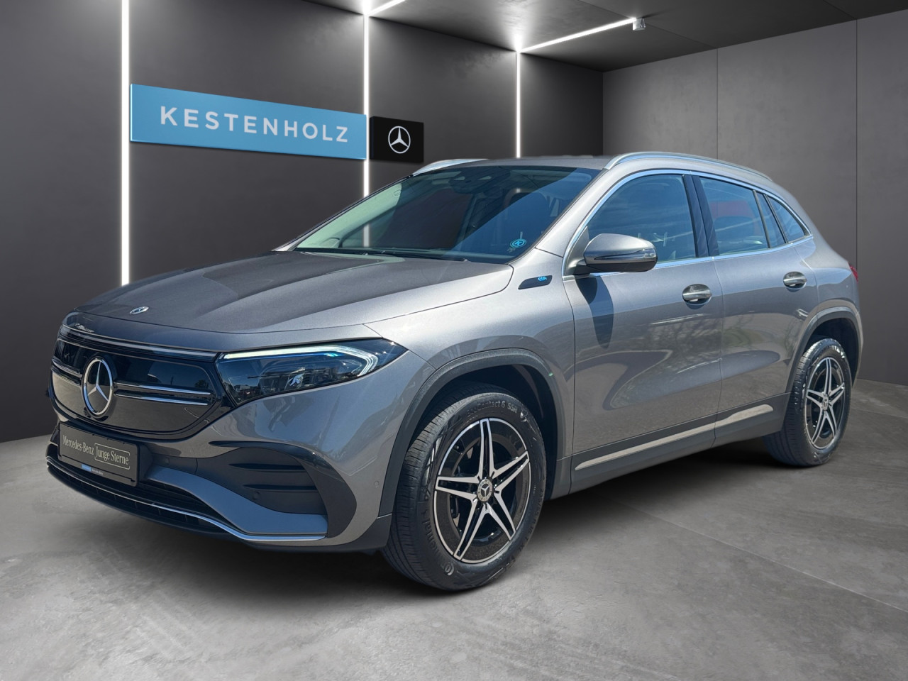 Getriebe: AutomatikgetriebeDetailangaben f&uuml;r XEV Fahrzeug: Batterietechnologie: Lithium-Ionen,  Nutzbare Batteriekapazit&auml;t: 66,0kWh,  Batteriezustand: 94%,  Ladezeit (in Minuten): 375 (10% bis 100%),  Schnellladezeit (in Minuten): 30 (10% bis 80%)Ausstattungslinie: AMG Line Exterieur,  AMG Line InterieurAusstattungspakete: Ausstattungspaket: Laderaum-Paket, Advanced-Paket, Remote und Charging Services Premium,  AMG Sportpaket,  Komfort Paket: Sitzkomfort-Paket,  Licht- und Sichtpaket,  Businesspaket,  SpiegelpaketAssistenzsysteme: Fernlichtassistent,  Aktiver Park-Assistent inkl. PARKTRONIC: Parkassistent mit Querfunktion,  R&uuml;ckfahrkamera,  DISTRONIC,  Berganfahrhilfe,  Spracheingabesystem,  M&uuml;digkeitserkennung,  Aktiver Lenk-Assistent,  Fahrerassistenzpaket,  COLLISION PREVENTION ASSIST,  Verkehrszeichenerkennung m. Geschwindigkeitslimit-AssistentLicht und Sicht: LED-Scheinwerfer,  Tagfahrlicht,  Regensensor,  Automatisch abblendende Innen- und Au&szlig;enspiegel,  Ambientebeleuchtung mehrfarbig,  LichtsensorAudio &amp; Kommunikation: MBUX,  Navigationssystem,  Radio,  Multi-Funktions-Display,  Digitaler Radioempfang DAB,  zentrale Bedieneinheit: Touchpad,  AUX &amp; USB Anschluss,  Mercedes connect me: Konnektivit&auml;ts-Paket Navigation,  Handyvorbereitung Bluetooth,  Android Auto u. Apple CarPlay,  WLAN HotspotKomfort: Digitales Kombiinstrument,  Klimaautomatik,  Fahrersitz elektrisch,  Memoryfunktion Fahrersitz,  Lordosenst&uuml;tze Fahrer/Beifahrer,  Sitzheizung Fahrer/Beifahrer,  Sportsitze,  Armauflage hinten,  Servolenkung,  Lenks&auml;ule verstellbar,  Start-Stopp System,  Zentralver. mit Fernbedienung,  Fensterheber elektrisch,  EASY-PACK Heckklappe,  DYNAMIC SELECT,  Getr&auml;nkehalter vornInterieur: Sitze Kunstleder Ledernachbildung ARTICO / Mikrofaser MICROCUT schwarz,  Innenfarbe schwarz,  Multifunktions-Sport-/Lederlenkrad,  Bordcomputer,  R&uuml;cksitze klappbar,  Dekoreinlagen: Zierelement hinterleuchtet, Zierelemente Spiraloptik hinterleuchtet,  Lenkrad-SchaltwippenExterieur: Anh&auml;ngerkupplung schwenkbar: Anh&auml;ngevorrichtung mit ESP Anh&auml;ngerstabilisierung,  Touchscreen Bedienung,  AMG Leichtmetallfelgen 18 Zoll,  Au&szlig;enspiegel elekt. anklappbar,  Dachreling,  Notrufsystem,  Ladekabel Mode 3 (Typ 2/2): 5m glatt,  Wechsel-/Gleichstromladesystem (AC/DC Laden),  StauassistentSicherheit: i-Size Kindersitzbefestigung,  Fu&szlig;g&auml;ngerschutzsystem,  Fahrer- /Beifahrerairbag,  Seitenairbag vorn und hinten,  Knieairbag Fahrer,  Traktionskontrolle,  Elektr. Stabilit&auml;tsprogramm ESP,  Reifendruckkontrolle,  Wegfahrsperre,  Au&szlig;entemperatur Anzeige,  Antiblockiersystem ABS,  Bremsverschlei&szlig;anzeige,  Notbremsassistent,  Akustischer UmfeldschutzWeitere Ausstattung: K34 Streckenbasierte GeschwindigkeitsanpassungSonstige Ma&szlig;e und Gewichte: Nutzlast: 430 kg,  zul&auml;ssiges Gesamtgewicht: 2.470 kg,  Radstand: 2.729 mmIrrt&uuml;mer und &Auml;nderungen vorbehalten