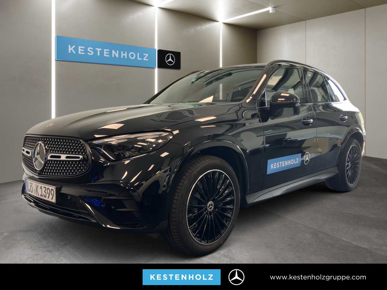 Getriebe: Automatikgetriebe 9 G-TRONIC, 9 G&auml;ngeAusstattungslinie: AMG Line Exterieur: Advanced Plus,  AMG Line InterieurAusstattungspakete: AMG Sportpaket,  Komfort Paket: Kofferraumkomfort-Paket,  Night-Paket,  Lichtpaket: Innenlichtpaket,  Ablagepaket,  Chrompaket,  SpiegelpaketAssistenzsysteme: Fernlichtassistent,  Aktiver Park-Assistent inkl. PARKTRONIC,  Surround-Kamerasystem: Park-Paket mit 360&deg;-Kamera,  DISTRONIC,  Berganfahrhilfe,  Spracheingabesystem,  M&uuml;digkeitserkennung,  Spurhalteassistent,  Bremsassistent,  COLLISION PREVENTION ASSIST,  ATTENTION ASSIST,  Verkehrszeichenerkennung,  GespannstabilisierungLicht und Sicht: Digital Light,  Tagfahrlicht,  Regensensor,  Automatisch abblendender Innenspiegel,  W&auml;rmeschutzverglasung,  Ambientebeleuchtung mehrfarbig,  LichtsensorAudio &amp; Kommunikation: MBUX,  Navigationssystem,  Radio,  Multi-Funktions-Display,  Digitaler Radioempfang DAB,  Soundsystem,  USB Anschluss,  Handyvorbereitung Bluetooth,  Android Auto u. Apple CarPlay,  Kabelloses Laden f&uuml;r Handys,  WLAN HotspotKomfort: Widescreen Cockpit,  Klimaautomatik,  Fahrer-/Beifahrersitz elektrisch,  Memoryfunktion Fahrersitz,  Lordosenst&uuml;tze Fahrer/Beifahrer,  Sitzheizung Fahrer/Beifahrer,  Sportsitze,  Armauflage Fahrer/Beifahrer,  Servolenkung,  Lenks&auml;ule verstellbar,  Keyless-Start,  Start-Stopp System,  Zentralver. mit Fernbedienung,  Fensterheber elektrisch,  EASY-PACK Heckklappe,  DYNAMIC SELECT,  Getr&auml;nkehalter vornInterieur: Sitze Kunstleder Ledernachbildung ARTICO / Mikrofaser MICROCUT schwarz,  Innenfarbe schwarz,  Multifunktions-Sport-/Lederlenkrad,  Bordcomputer,  R&uuml;cksitze klappbar,  Laderaumabdeckung: Easy Pack,  Dekoreinlagen: H08 Zierelemente Holz Linde linestructure anthrazit offenporig,  Lenkrad-SchaltwippenExterieur: AGILITY CONTROL Fahrwerk,  Anh&auml;ngerkupplung schwenkbar,  Touchscreen Bedienung,  AMG Leichtmetallfelgen 20 Zoll,  Au&szlig;enspiegel elekt. anklappbar,  Dachreling: schwarz,  Reifenpannenset,  NotrufsystemAirbags: MittelairbagSicherheit: i-Size Kindersitzbefestigung,  Fahrer- /Beifahrerairbag,  Seitenairbag vorn und hinten,  Knieairbag Fahrer,  Traktionskontrolle,  Elektr. Stabilit&auml;tsprogramm ESP,  Reifendruckkontrolle,  Wegfahrsperre,  Au&szlig;entemperatur Anzeige,  Antiblockiersystem ABS,  Bremsverschlei&szlig;anzeige,  Notbremsassistent,  Totwinkel-AssistentWeitere Ausstattung: PDB Advanced-Plus-Paket mit  Digitalen Extras,  321 Fingerabdrucksensor,  Memory-Paket,  DB7 Edition AMG-LineSonstige Ma&szlig;e und Gewichte: Nutzlast: 565 kg,  zul&auml;ssiges Gesamtgewicht: 2.550 kg,  Radstand: 2.888 mm24 Monate Garantie ab Erstzulassung. Fahrzeug hat Haltedauer. Liefertermin in Abstimmung mit dem Verk&auml;ufer. Irrt&uuml;mer und &Auml;nderungen vorbehalten