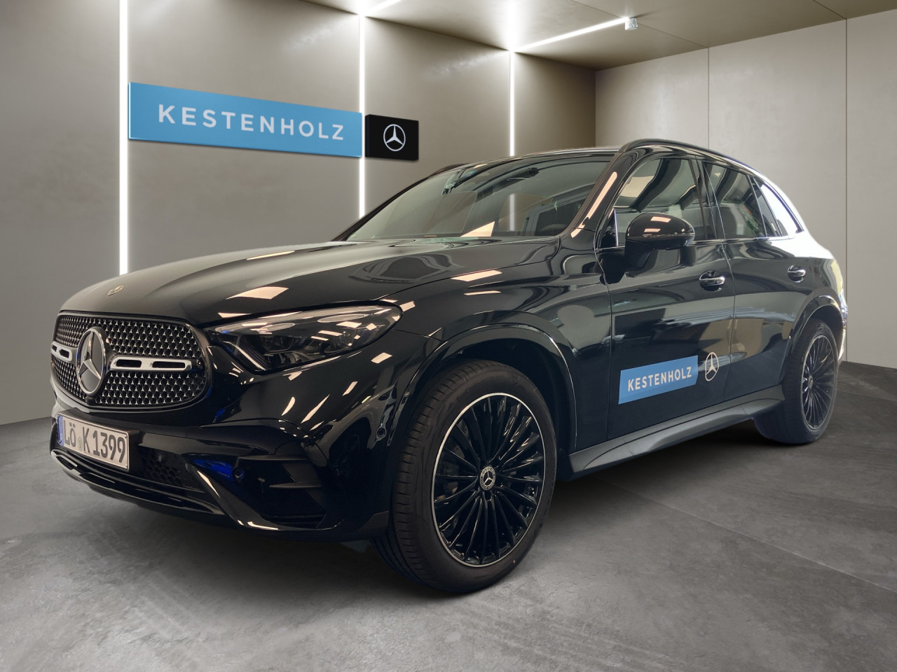 Getriebe: Automatikgetriebe 9 G-TRONIC, 9 G&auml;ngeAusstattungslinie: AMG Line Exterieur: Advanced Plus,  AMG Line InterieurAusstattungspakete: AMG Sportpaket,  Komfort Paket: Kofferraumkomfort-Paket,  Night-Paket,  Lichtpaket: Innenlichtpaket,  Ablagepaket,  Chrompaket,  SpiegelpaketAssistenzsysteme: Fernlichtassistent,  Aktiver Park-Assistent inkl. PARKTRONIC,  Surround-Kamerasystem: Park-Paket mit 360&deg;-Kamera,  DISTRONIC,  Berganfahrhilfe,  Spracheingabesystem,  M&uuml;digkeitserkennung,  Spurhalteassistent,  Bremsassistent,  COLLISION PREVENTION ASSIST,  ATTENTION ASSIST,  Verkehrszeichenerkennung,  GespannstabilisierungLicht und Sicht: Digital Light,  Tagfahrlicht,  Regensensor,  Automatisch abblendender Innenspiegel,  W&auml;rmeschutzverglasung,  Ambientebeleuchtung mehrfarbig,  LichtsensorAudio &amp; Kommunikation: MBUX,  Navigationssystem,  Radio,  Multi-Funktions-Display,  Digitaler Radioempfang DAB,  Soundsystem,  USB Anschluss,  Handyvorbereitung Bluetooth,  Android Auto u. Apple CarPlay,  Kabelloses Laden f&uuml;r Handys,  WLAN HotspotKomfort: Widescreen Cockpit,  Klimaautomatik,  Fahrer-/Beifahrersitz elektrisch,  Memoryfunktion Fahrersitz,  Lordosenst&uuml;tze Fahrer/Beifahrer,  Sitzheizung Fahrer/Beifahrer,  Sportsitze,  Armauflage Fahrer/Beifahrer,  Servolenkung,  Lenks&auml;ule verstellbar,  Keyless-Start,  Start-Stopp System,  Zentralver. mit Fernbedienung,  Fensterheber elektrisch,  EASY-PACK Heckklappe,  DYNAMIC SELECT,  Getr&auml;nkehalter vornInterieur: Sitze Kunstleder Ledernachbildung ARTICO / Mikrofaser MICROCUT schwarz,  Innenfarbe schwarz,  Multifunktions-Sport-/Lederlenkrad,  Bordcomputer,  R&uuml;cksitze klappbar,  Laderaumabdeckung: Easy Pack,  Dekoreinlagen: H08 Zierelemente Holz Linde linestructure anthrazit offenporig,  Lenkrad-SchaltwippenExterieur: AGILITY CONTROL Fahrwerk,  Anh&auml;ngerkupplung schwenkbar,  Touchscreen Bedienung,  AMG Leichtmetallfelgen 20 Zoll,  Au&szlig;enspiegel elekt. anklappbar,  Dachreling: schwarz,  Reifenpannenset,  NotrufsystemAirbags: MittelairbagSicherheit: i-Size Kindersitzbefestigung,  Fahrer- /Beifahrerairbag,  Seitenairbag vorn und hinten,  Knieairbag Fahrer,  Traktionskontrolle,  Elektr. Stabilit&auml;tsprogramm ESP,  Reifendruckkontrolle,  Wegfahrsperre,  Au&szlig;entemperatur Anzeige,  Antiblockiersystem ABS,  Bremsverschlei&szlig;anzeige,  Notbremsassistent,  Totwinkel-AssistentWeitere Ausstattung: PDB Advanced-Plus-Paket mit  Digitalen Extras,  321 Fingerabdrucksensor,  Memory-Paket,  DB7 Edition AMG-LineSonstige Ma&szlig;e und Gewichte: Nutzlast: 565 kg,  zul&auml;ssiges Gesamtgewicht: 2.550 kg,  Radstand: 2.888 mm24 Monate Garantie ab Erstzulassung. Fahrzeug hat Haltedauer. Liefertermin in Abstimmung mit dem Verk&auml;ufer. Irrt&uuml;mer und &Auml;nderungen vorbehalten