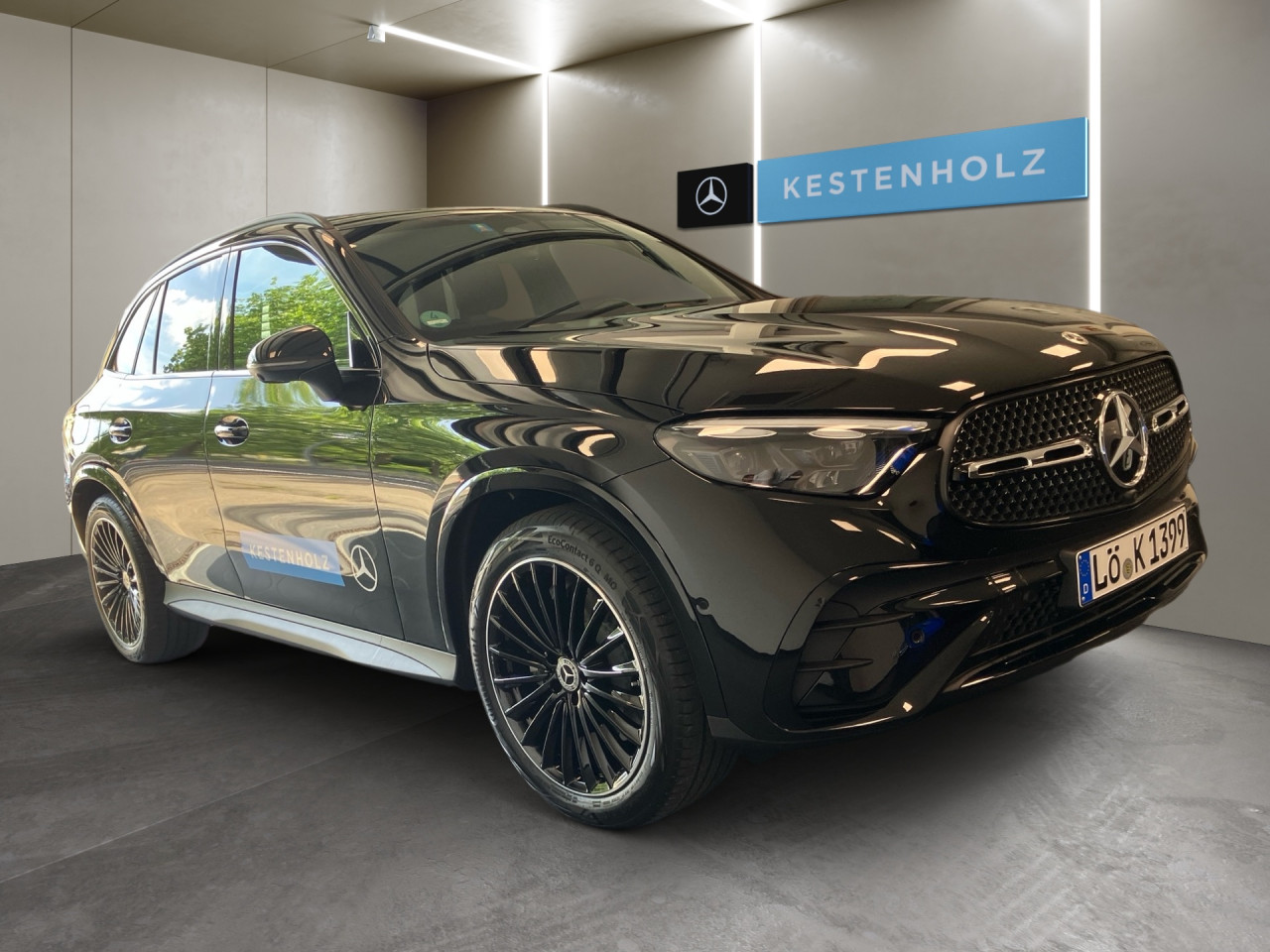 Getriebe: Automatikgetriebe 9 G-TRONIC, 9 G&auml;ngeAusstattungslinie: AMG Line Exterieur: Advanced Plus,  AMG Line InterieurAusstattungspakete: AMG Sportpaket,  Komfort Paket: Kofferraumkomfort-Paket,  Night-Paket,  Lichtpaket: Innenlichtpaket,  Ablagepaket,  Chrompaket,  SpiegelpaketAssistenzsysteme: Fernlichtassistent,  Aktiver Park-Assistent inkl. PARKTRONIC,  Surround-Kamerasystem: Park-Paket mit 360&deg;-Kamera,  DISTRONIC,  Berganfahrhilfe,  Spracheingabesystem,  M&uuml;digkeitserkennung,  Spurhalteassistent,  Bremsassistent,  COLLISION PREVENTION ASSIST,  ATTENTION ASSIST,  Verkehrszeichenerkennung,  GespannstabilisierungLicht und Sicht: Digital Light,  Tagfahrlicht,  Regensensor,  Automatisch abblendender Innenspiegel,  W&auml;rmeschutzverglasung,  Ambientebeleuchtung mehrfarbig,  LichtsensorAudio &amp; Kommunikation: MBUX,  Navigationssystem,  Radio,  Multi-Funktions-Display,  Digitaler Radioempfang DAB,  Soundsystem,  USB Anschluss,  Handyvorbereitung Bluetooth,  Android Auto u. Apple CarPlay,  Kabelloses Laden f&uuml;r Handys,  WLAN HotspotKomfort: Widescreen Cockpit,  Klimaautomatik,  Fahrer-/Beifahrersitz elektrisch,  Memoryfunktion Fahrersitz,  Lordosenst&uuml;tze Fahrer/Beifahrer,  Sitzheizung Fahrer/Beifahrer,  Sportsitze,  Armauflage Fahrer/Beifahrer,  Servolenkung,  Lenks&auml;ule verstellbar,  Keyless-Start,  Start-Stopp System,  Zentralver. mit Fernbedienung,  Fensterheber elektrisch,  EASY-PACK Heckklappe,  DYNAMIC SELECT,  Getr&auml;nkehalter vornInterieur: Sitze Kunstleder Ledernachbildung ARTICO / Mikrofaser MICROCUT schwarz,  Innenfarbe schwarz,  Multifunktions-Sport-/Lederlenkrad,  Bordcomputer,  R&uuml;cksitze klappbar,  Laderaumabdeckung: Easy Pack,  Dekoreinlagen: H08 Zierelemente Holz Linde linestructure anthrazit offenporig,  Lenkrad-SchaltwippenExterieur: AGILITY CONTROL Fahrwerk,  Anh&auml;ngerkupplung schwenkbar,  Touchscreen Bedienung,  AMG Leichtmetallfelgen 20 Zoll,  Au&szlig;enspiegel elekt. anklappbar,  Dachreling: schwarz,  Reifenpannenset,  NotrufsystemAirbags: MittelairbagSicherheit: i-Size Kindersitzbefestigung,  Fahrer- /Beifahrerairbag,  Seitenairbag vorn und hinten,  Knieairbag Fahrer,  Traktionskontrolle,  Elektr. Stabilit&auml;tsprogramm ESP,  Reifendruckkontrolle,  Wegfahrsperre,  Au&szlig;entemperatur Anzeige,  Antiblockiersystem ABS,  Bremsverschlei&szlig;anzeige,  Notbremsassistent,  Totwinkel-AssistentWeitere Ausstattung: PDB Advanced-Plus-Paket mit  Digitalen Extras,  321 Fingerabdrucksensor,  Memory-Paket,  DB7 Edition AMG-LineSonstige Ma&szlig;e und Gewichte: Nutzlast: 565 kg,  zul&auml;ssiges Gesamtgewicht: 2.550 kg,  Radstand: 2.888 mm24 Monate Garantie ab Erstzulassung. Fahrzeug hat Haltedauer. Liefertermin in Abstimmung mit dem Verk&auml;ufer. Irrt&uuml;mer und &Auml;nderungen vorbehalten