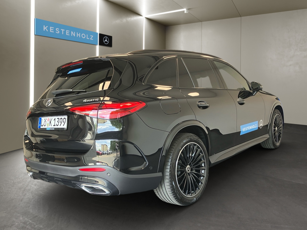 Getriebe: Automatikgetriebe 9 G-TRONIC, 9 G&auml;ngeAusstattungslinie: AMG Line Exterieur: Advanced Plus,  AMG Line InterieurAusstattungspakete: AMG Sportpaket,  Komfort Paket: Kofferraumkomfort-Paket,  Night-Paket,  Lichtpaket: Innenlichtpaket,  Ablagepaket,  Chrompaket,  SpiegelpaketAssistenzsysteme: Fernlichtassistent,  Aktiver Park-Assistent inkl. PARKTRONIC,  Surround-Kamerasystem: Park-Paket mit 360&deg;-Kamera,  DISTRONIC,  Berganfahrhilfe,  Spracheingabesystem,  M&uuml;digkeitserkennung,  Spurhalteassistent,  Bremsassistent,  COLLISION PREVENTION ASSIST,  ATTENTION ASSIST,  Verkehrszeichenerkennung,  GespannstabilisierungLicht und Sicht: Digital Light,  Tagfahrlicht,  Regensensor,  Automatisch abblendender Innenspiegel,  W&auml;rmeschutzverglasung,  Ambientebeleuchtung mehrfarbig,  LichtsensorAudio &amp; Kommunikation: MBUX,  Navigationssystem,  Radio,  Multi-Funktions-Display,  Digitaler Radioempfang DAB,  Soundsystem,  USB Anschluss,  Handyvorbereitung Bluetooth,  Android Auto u. Apple CarPlay,  Kabelloses Laden f&uuml;r Handys,  WLAN HotspotKomfort: Widescreen Cockpit,  Klimaautomatik,  Fahrer-/Beifahrersitz elektrisch,  Memoryfunktion Fahrersitz,  Lordosenst&uuml;tze Fahrer/Beifahrer,  Sitzheizung Fahrer/Beifahrer,  Sportsitze,  Armauflage Fahrer/Beifahrer,  Servolenkung,  Lenks&auml;ule verstellbar,  Keyless-Start,  Start-Stopp System,  Zentralver. mit Fernbedienung,  Fensterheber elektrisch,  EASY-PACK Heckklappe,  DYNAMIC SELECT,  Getr&auml;nkehalter vornInterieur: Sitze Kunstleder Ledernachbildung ARTICO / Mikrofaser MICROCUT schwarz,  Innenfarbe schwarz,  Multifunktions-Sport-/Lederlenkrad,  Bordcomputer,  R&uuml;cksitze klappbar,  Laderaumabdeckung: Easy Pack,  Dekoreinlagen: H08 Zierelemente Holz Linde linestructure anthrazit offenporig,  Lenkrad-SchaltwippenExterieur: AGILITY CONTROL Fahrwerk,  Anh&auml;ngerkupplung schwenkbar,  Touchscreen Bedienung,  AMG Leichtmetallfelgen 20 Zoll,  Au&szlig;enspiegel elekt. anklappbar,  Dachreling: schwarz,  Reifenpannenset,  NotrufsystemAirbags: MittelairbagSicherheit: i-Size Kindersitzbefestigung,  Fahrer- /Beifahrerairbag,  Seitenairbag vorn und hinten,  Knieairbag Fahrer,  Traktionskontrolle,  Elektr. Stabilit&auml;tsprogramm ESP,  Reifendruckkontrolle,  Wegfahrsperre,  Au&szlig;entemperatur Anzeige,  Antiblockiersystem ABS,  Bremsverschlei&szlig;anzeige,  Notbremsassistent,  Totwinkel-AssistentWeitere Ausstattung: PDB Advanced-Plus-Paket mit  Digitalen Extras,  321 Fingerabdrucksensor,  Memory-Paket,  DB7 Edition AMG-LineSonstige Ma&szlig;e und Gewichte: Nutzlast: 565 kg,  zul&auml;ssiges Gesamtgewicht: 2.550 kg,  Radstand: 2.888 mm24 Monate Garantie ab Erstzulassung. Fahrzeug hat Haltedauer. Liefertermin in Abstimmung mit dem Verk&auml;ufer. Irrt&uuml;mer und &Auml;nderungen vorbehalten