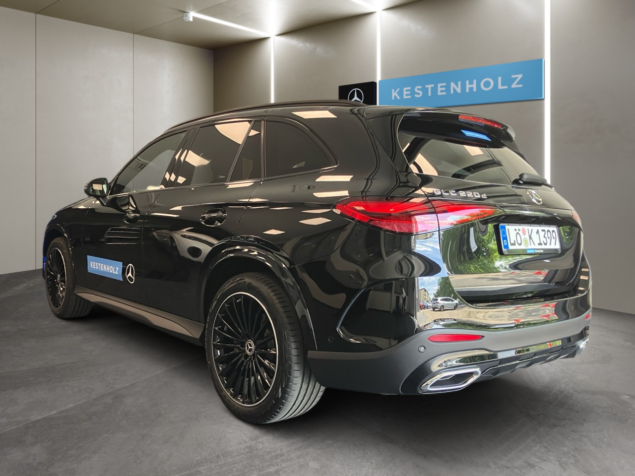 Getriebe: Automatikgetriebe 9 G-TRONIC, 9 G&auml;ngeAusstattungslinie: AMG Line Exterieur: Advanced Plus,  AMG Line InterieurAusstattungspakete: AMG Sportpaket,  Komfort Paket: Kofferraumkomfort-Paket,  Night-Paket,  Lichtpaket: Innenlichtpaket,  Ablagepaket,  Chrompaket,  SpiegelpaketAssistenzsysteme: Fernlichtassistent,  Aktiver Park-Assistent inkl. PARKTRONIC,  Surround-Kamerasystem: Park-Paket mit 360&deg;-Kamera,  DISTRONIC,  Berganfahrhilfe,  Spracheingabesystem,  M&uuml;digkeitserkennung,  Spurhalteassistent,  Bremsassistent,  COLLISION PREVENTION ASSIST,  ATTENTION ASSIST,  Verkehrszeichenerkennung,  GespannstabilisierungLicht und Sicht: Digital Light,  Tagfahrlicht,  Regensensor,  Automatisch abblendender Innenspiegel,  W&auml;rmeschutzverglasung,  Ambientebeleuchtung mehrfarbig,  LichtsensorAudio &amp; Kommunikation: MBUX,  Navigationssystem,  Radio,  Multi-Funktions-Display,  Digitaler Radioempfang DAB,  Soundsystem,  USB Anschluss,  Handyvorbereitung Bluetooth,  Android Auto u. Apple CarPlay,  Kabelloses Laden f&uuml;r Handys,  WLAN HotspotKomfort: Widescreen Cockpit,  Klimaautomatik,  Fahrer-/Beifahrersitz elektrisch,  Memoryfunktion Fahrersitz,  Lordosenst&uuml;tze Fahrer/Beifahrer,  Sitzheizung Fahrer/Beifahrer,  Sportsitze,  Armauflage Fahrer/Beifahrer,  Servolenkung,  Lenks&auml;ule verstellbar,  Keyless-Start,  Start-Stopp System,  Zentralver. mit Fernbedienung,  Fensterheber elektrisch,  EASY-PACK Heckklappe,  DYNAMIC SELECT,  Getr&auml;nkehalter vornInterieur: Sitze Kunstleder Ledernachbildung ARTICO / Mikrofaser MICROCUT schwarz,  Innenfarbe schwarz,  Multifunktions-Sport-/Lederlenkrad,  Bordcomputer,  R&uuml;cksitze klappbar,  Laderaumabdeckung: Easy Pack,  Dekoreinlagen: H08 Zierelemente Holz Linde linestructure anthrazit offenporig,  Lenkrad-SchaltwippenExterieur: AGILITY CONTROL Fahrwerk,  Anh&auml;ngerkupplung schwenkbar,  Touchscreen Bedienung,  AMG Leichtmetallfelgen 20 Zoll,  Au&szlig;enspiegel elekt. anklappbar,  Dachreling: schwarz,  Reifenpannenset,  NotrufsystemAirbags: MittelairbagSicherheit: i-Size Kindersitzbefestigung,  Fahrer- /Beifahrerairbag,  Seitenairbag vorn und hinten,  Knieairbag Fahrer,  Traktionskontrolle,  Elektr. Stabilit&auml;tsprogramm ESP,  Reifendruckkontrolle,  Wegfahrsperre,  Au&szlig;entemperatur Anzeige,  Antiblockiersystem ABS,  Bremsverschlei&szlig;anzeige,  Notbremsassistent,  Totwinkel-AssistentWeitere Ausstattung: PDB Advanced-Plus-Paket mit  Digitalen Extras,  321 Fingerabdrucksensor,  Memory-Paket,  DB7 Edition AMG-LineSonstige Ma&szlig;e und Gewichte: Nutzlast: 565 kg,  zul&auml;ssiges Gesamtgewicht: 2.550 kg,  Radstand: 2.888 mm24 Monate Garantie ab Erstzulassung. Fahrzeug hat Haltedauer. Liefertermin in Abstimmung mit dem Verk&auml;ufer. Irrt&uuml;mer und &Auml;nderungen vorbehalten