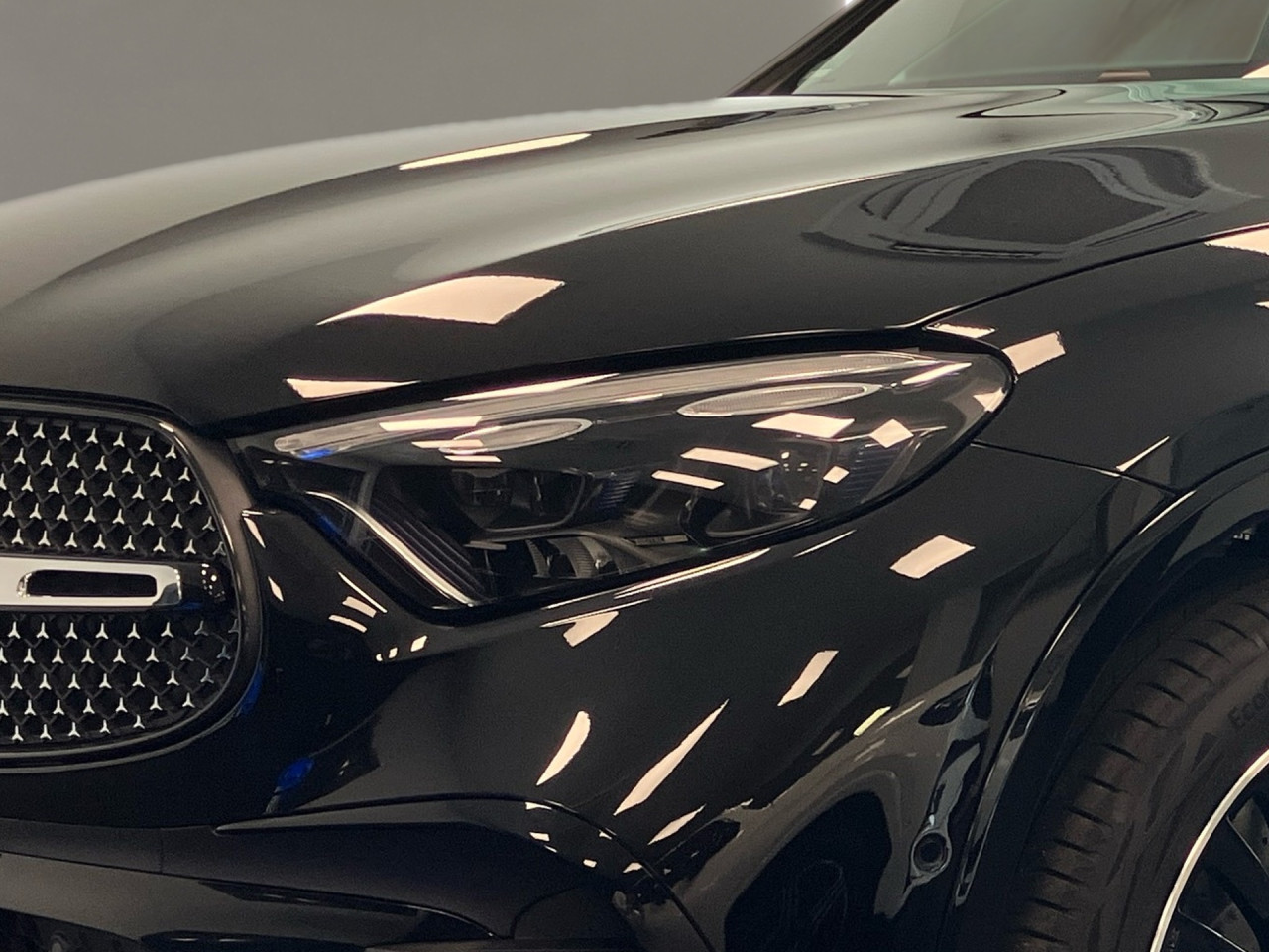 Getriebe: Automatikgetriebe 9 G-TRONIC, 9 G&auml;ngeAusstattungslinie: AMG Line Exterieur: Advanced Plus,  AMG Line InterieurAusstattungspakete: AMG Sportpaket,  Komfort Paket: Kofferraumkomfort-Paket,  Night-Paket,  Lichtpaket: Innenlichtpaket,  Ablagepaket,  Chrompaket,  SpiegelpaketAssistenzsysteme: Fernlichtassistent,  Aktiver Park-Assistent inkl. PARKTRONIC,  Surround-Kamerasystem: Park-Paket mit 360&deg;-Kamera,  DISTRONIC,  Berganfahrhilfe,  Spracheingabesystem,  M&uuml;digkeitserkennung,  Spurhalteassistent,  Bremsassistent,  COLLISION PREVENTION ASSIST,  ATTENTION ASSIST,  Verkehrszeichenerkennung,  GespannstabilisierungLicht und Sicht: Digital Light,  Tagfahrlicht,  Regensensor,  Automatisch abblendender Innenspiegel,  W&auml;rmeschutzverglasung,  Ambientebeleuchtung mehrfarbig,  LichtsensorAudio &amp; Kommunikation: MBUX,  Navigationssystem,  Radio,  Multi-Funktions-Display,  Digitaler Radioempfang DAB,  Soundsystem,  USB Anschluss,  Handyvorbereitung Bluetooth,  Android Auto u. Apple CarPlay,  Kabelloses Laden f&uuml;r Handys,  WLAN HotspotKomfort: Widescreen Cockpit,  Klimaautomatik,  Fahrer-/Beifahrersitz elektrisch,  Memoryfunktion Fahrersitz,  Lordosenst&uuml;tze Fahrer/Beifahrer,  Sitzheizung Fahrer/Beifahrer,  Sportsitze,  Armauflage Fahrer/Beifahrer,  Servolenkung,  Lenks&auml;ule verstellbar,  Keyless-Start,  Start-Stopp System,  Zentralver. mit Fernbedienung,  Fensterheber elektrisch,  EASY-PACK Heckklappe,  DYNAMIC SELECT,  Getr&auml;nkehalter vornInterieur: Sitze Kunstleder Ledernachbildung ARTICO / Mikrofaser MICROCUT schwarz,  Innenfarbe schwarz,  Multifunktions-Sport-/Lederlenkrad,  Bordcomputer,  R&uuml;cksitze klappbar,  Laderaumabdeckung: Easy Pack,  Dekoreinlagen: H08 Zierelemente Holz Linde linestructure anthrazit offenporig,  Lenkrad-SchaltwippenExterieur: AGILITY CONTROL Fahrwerk,  Anh&auml;ngerkupplung schwenkbar,  Touchscreen Bedienung,  AMG Leichtmetallfelgen 20 Zoll,  Au&szlig;enspiegel elekt. anklappbar,  Dachreling: schwarz,  Reifenpannenset,  NotrufsystemAirbags: MittelairbagSicherheit: i-Size Kindersitzbefestigung,  Fahrer- /Beifahrerairbag,  Seitenairbag vorn und hinten,  Knieairbag Fahrer,  Traktionskontrolle,  Elektr. Stabilit&auml;tsprogramm ESP,  Reifendruckkontrolle,  Wegfahrsperre,  Au&szlig;entemperatur Anzeige,  Antiblockiersystem ABS,  Bremsverschlei&szlig;anzeige,  Notbremsassistent,  Totwinkel-AssistentWeitere Ausstattung: PDB Advanced-Plus-Paket mit  Digitalen Extras,  321 Fingerabdrucksensor,  Memory-Paket,  DB7 Edition AMG-LineSonstige Ma&szlig;e und Gewichte: Nutzlast: 565 kg,  zul&auml;ssiges Gesamtgewicht: 2.550 kg,  Radstand: 2.888 mm24 Monate Garantie ab Erstzulassung. Fahrzeug hat Haltedauer. Liefertermin in Abstimmung mit dem Verk&auml;ufer. Irrt&uuml;mer und &Auml;nderungen vorbehalten