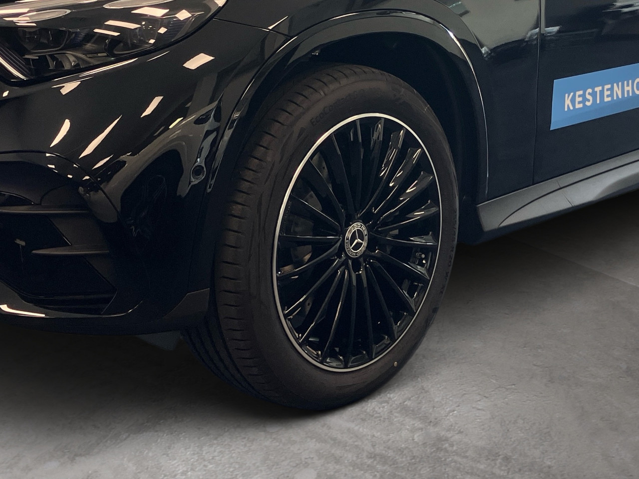 Getriebe: Automatikgetriebe 9 G-TRONIC, 9 G&auml;ngeAusstattungslinie: AMG Line Exterieur: Advanced Plus,  AMG Line InterieurAusstattungspakete: AMG Sportpaket,  Komfort Paket: Kofferraumkomfort-Paket,  Night-Paket,  Lichtpaket: Innenlichtpaket,  Ablagepaket,  Chrompaket,  SpiegelpaketAssistenzsysteme: Fernlichtassistent,  Aktiver Park-Assistent inkl. PARKTRONIC,  Surround-Kamerasystem: Park-Paket mit 360&deg;-Kamera,  DISTRONIC,  Berganfahrhilfe,  Spracheingabesystem,  M&uuml;digkeitserkennung,  Spurhalteassistent,  Bremsassistent,  COLLISION PREVENTION ASSIST,  ATTENTION ASSIST,  Verkehrszeichenerkennung,  GespannstabilisierungLicht und Sicht: Digital Light,  Tagfahrlicht,  Regensensor,  Automatisch abblendender Innenspiegel,  W&auml;rmeschutzverglasung,  Ambientebeleuchtung mehrfarbig,  LichtsensorAudio &amp; Kommunikation: MBUX,  Navigationssystem,  Radio,  Multi-Funktions-Display,  Digitaler Radioempfang DAB,  Soundsystem,  USB Anschluss,  Handyvorbereitung Bluetooth,  Android Auto u. Apple CarPlay,  Kabelloses Laden f&uuml;r Handys,  WLAN HotspotKomfort: Widescreen Cockpit,  Klimaautomatik,  Fahrer-/Beifahrersitz elektrisch,  Memoryfunktion Fahrersitz,  Lordosenst&uuml;tze Fahrer/Beifahrer,  Sitzheizung Fahrer/Beifahrer,  Sportsitze,  Armauflage Fahrer/Beifahrer,  Servolenkung,  Lenks&auml;ule verstellbar,  Keyless-Start,  Start-Stopp System,  Zentralver. mit Fernbedienung,  Fensterheber elektrisch,  EASY-PACK Heckklappe,  DYNAMIC SELECT,  Getr&auml;nkehalter vornInterieur: Sitze Kunstleder Ledernachbildung ARTICO / Mikrofaser MICROCUT schwarz,  Innenfarbe schwarz,  Multifunktions-Sport-/Lederlenkrad,  Bordcomputer,  R&uuml;cksitze klappbar,  Laderaumabdeckung: Easy Pack,  Dekoreinlagen: H08 Zierelemente Holz Linde linestructure anthrazit offenporig,  Lenkrad-SchaltwippenExterieur: AGILITY CONTROL Fahrwerk,  Anh&auml;ngerkupplung schwenkbar,  Touchscreen Bedienung,  AMG Leichtmetallfelgen 20 Zoll,  Au&szlig;enspiegel elekt. anklappbar,  Dachreling: schwarz,  Reifenpannenset,  NotrufsystemAirbags: MittelairbagSicherheit: i-Size Kindersitzbefestigung,  Fahrer- /Beifahrerairbag,  Seitenairbag vorn und hinten,  Knieairbag Fahrer,  Traktionskontrolle,  Elektr. Stabilit&auml;tsprogramm ESP,  Reifendruckkontrolle,  Wegfahrsperre,  Au&szlig;entemperatur Anzeige,  Antiblockiersystem ABS,  Bremsverschlei&szlig;anzeige,  Notbremsassistent,  Totwinkel-AssistentWeitere Ausstattung: PDB Advanced-Plus-Paket mit  Digitalen Extras,  321 Fingerabdrucksensor,  Memory-Paket,  DB7 Edition AMG-LineSonstige Ma&szlig;e und Gewichte: Nutzlast: 565 kg,  zul&auml;ssiges Gesamtgewicht: 2.550 kg,  Radstand: 2.888 mm24 Monate Garantie ab Erstzulassung. Fahrzeug hat Haltedauer. Liefertermin in Abstimmung mit dem Verk&auml;ufer. Irrt&uuml;mer und &Auml;nderungen vorbehalten