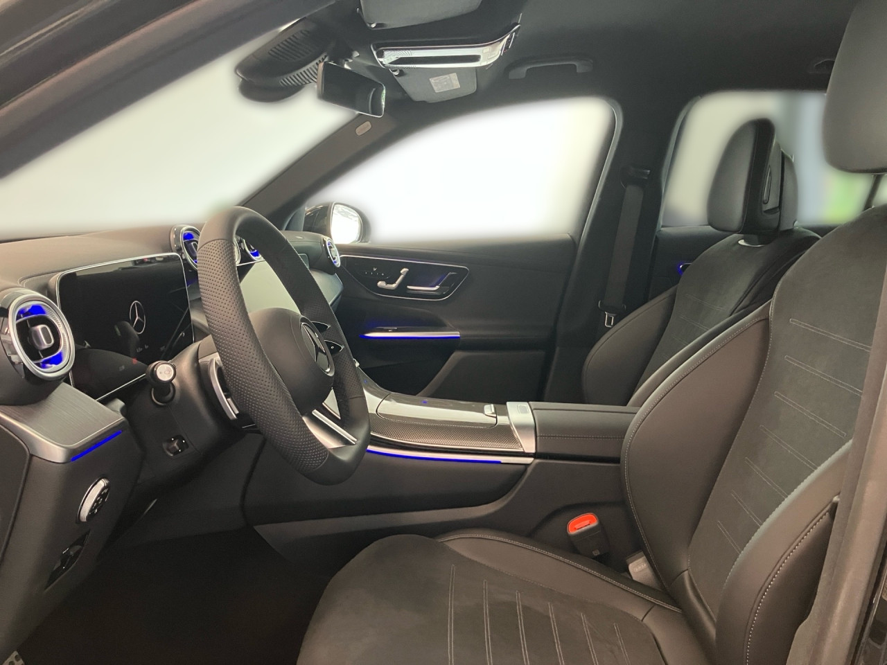 Getriebe: Automatikgetriebe 9 G-TRONIC, 9 G&auml;ngeAusstattungslinie: AMG Line Exterieur: Advanced Plus,  AMG Line InterieurAusstattungspakete: AMG Sportpaket,  Komfort Paket: Kofferraumkomfort-Paket,  Night-Paket,  Lichtpaket: Innenlichtpaket,  Ablagepaket,  Chrompaket,  SpiegelpaketAssistenzsysteme: Fernlichtassistent,  Aktiver Park-Assistent inkl. PARKTRONIC,  Surround-Kamerasystem: Park-Paket mit 360&deg;-Kamera,  DISTRONIC,  Berganfahrhilfe,  Spracheingabesystem,  M&uuml;digkeitserkennung,  Spurhalteassistent,  Bremsassistent,  COLLISION PREVENTION ASSIST,  ATTENTION ASSIST,  Verkehrszeichenerkennung,  GespannstabilisierungLicht und Sicht: Digital Light,  Tagfahrlicht,  Regensensor,  Automatisch abblendender Innenspiegel,  W&auml;rmeschutzverglasung,  Ambientebeleuchtung mehrfarbig,  LichtsensorAudio &amp; Kommunikation: MBUX,  Navigationssystem,  Radio,  Multi-Funktions-Display,  Digitaler Radioempfang DAB,  Soundsystem,  USB Anschluss,  Handyvorbereitung Bluetooth,  Android Auto u. Apple CarPlay,  Kabelloses Laden f&uuml;r Handys,  WLAN HotspotKomfort: Widescreen Cockpit,  Klimaautomatik,  Fahrer-/Beifahrersitz elektrisch,  Memoryfunktion Fahrersitz,  Lordosenst&uuml;tze Fahrer/Beifahrer,  Sitzheizung Fahrer/Beifahrer,  Sportsitze,  Armauflage Fahrer/Beifahrer,  Servolenkung,  Lenks&auml;ule verstellbar,  Keyless-Start,  Start-Stopp System,  Zentralver. mit Fernbedienung,  Fensterheber elektrisch,  EASY-PACK Heckklappe,  DYNAMIC SELECT,  Getr&auml;nkehalter vornInterieur: Sitze Kunstleder Ledernachbildung ARTICO / Mikrofaser MICROCUT schwarz,  Innenfarbe schwarz,  Multifunktions-Sport-/Lederlenkrad,  Bordcomputer,  R&uuml;cksitze klappbar,  Laderaumabdeckung: Easy Pack,  Dekoreinlagen: H08 Zierelemente Holz Linde linestructure anthrazit offenporig,  Lenkrad-SchaltwippenExterieur: AGILITY CONTROL Fahrwerk,  Anh&auml;ngerkupplung schwenkbar,  Touchscreen Bedienung,  AMG Leichtmetallfelgen 20 Zoll,  Au&szlig;enspiegel elekt. anklappbar,  Dachreling: schwarz,  Reifenpannenset,  NotrufsystemAirbags: MittelairbagSicherheit: i-Size Kindersitzbefestigung,  Fahrer- /Beifahrerairbag,  Seitenairbag vorn und hinten,  Knieairbag Fahrer,  Traktionskontrolle,  Elektr. Stabilit&auml;tsprogramm ESP,  Reifendruckkontrolle,  Wegfahrsperre,  Au&szlig;entemperatur Anzeige,  Antiblockiersystem ABS,  Bremsverschlei&szlig;anzeige,  Notbremsassistent,  Totwinkel-AssistentWeitere Ausstattung: PDB Advanced-Plus-Paket mit  Digitalen Extras,  321 Fingerabdrucksensor,  Memory-Paket,  DB7 Edition AMG-LineSonstige Ma&szlig;e und Gewichte: Nutzlast: 565 kg,  zul&auml;ssiges Gesamtgewicht: 2.550 kg,  Radstand: 2.888 mm24 Monate Garantie ab Erstzulassung. Fahrzeug hat Haltedauer. Liefertermin in Abstimmung mit dem Verk&auml;ufer. Irrt&uuml;mer und &Auml;nderungen vorbehalten