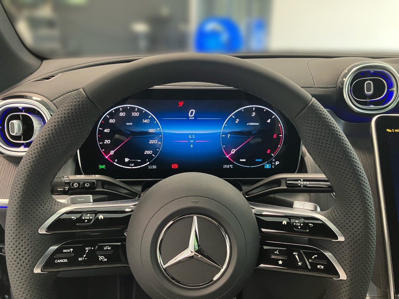 Getriebe: Automatikgetriebe 9 G-TRONIC, 9 G&auml;ngeAusstattungslinie: AMG Line Exterieur: Advanced Plus,  AMG Line InterieurAusstattungspakete: AMG Sportpaket,  Komfort Paket: Kofferraumkomfort-Paket,  Night-Paket,  Lichtpaket: Innenlichtpaket,  Ablagepaket,  Chrompaket,  SpiegelpaketAssistenzsysteme: Fernlichtassistent,  Aktiver Park-Assistent inkl. PARKTRONIC,  Surround-Kamerasystem: Park-Paket mit 360&deg;-Kamera,  DISTRONIC,  Berganfahrhilfe,  Spracheingabesystem,  M&uuml;digkeitserkennung,  Spurhalteassistent,  Bremsassistent,  COLLISION PREVENTION ASSIST,  ATTENTION ASSIST,  Verkehrszeichenerkennung,  GespannstabilisierungLicht und Sicht: Digital Light,  Tagfahrlicht,  Regensensor,  Automatisch abblendender Innenspiegel,  W&auml;rmeschutzverglasung,  Ambientebeleuchtung mehrfarbig,  LichtsensorAudio &amp; Kommunikation: MBUX,  Navigationssystem,  Radio,  Multi-Funktions-Display,  Digitaler Radioempfang DAB,  Soundsystem,  USB Anschluss,  Handyvorbereitung Bluetooth,  Android Auto u. Apple CarPlay,  Kabelloses Laden f&uuml;r Handys,  WLAN HotspotKomfort: Widescreen Cockpit,  Klimaautomatik,  Fahrer-/Beifahrersitz elektrisch,  Memoryfunktion Fahrersitz,  Lordosenst&uuml;tze Fahrer/Beifahrer,  Sitzheizung Fahrer/Beifahrer,  Sportsitze,  Armauflage Fahrer/Beifahrer,  Servolenkung,  Lenks&auml;ule verstellbar,  Keyless-Start,  Start-Stopp System,  Zentralver. mit Fernbedienung,  Fensterheber elektrisch,  EASY-PACK Heckklappe,  DYNAMIC SELECT,  Getr&auml;nkehalter vornInterieur: Sitze Kunstleder Ledernachbildung ARTICO / Mikrofaser MICROCUT schwarz,  Innenfarbe schwarz,  Multifunktions-Sport-/Lederlenkrad,  Bordcomputer,  R&uuml;cksitze klappbar,  Laderaumabdeckung: Easy Pack,  Dekoreinlagen: H08 Zierelemente Holz Linde linestructure anthrazit offenporig,  Lenkrad-SchaltwippenExterieur: AGILITY CONTROL Fahrwerk,  Anh&auml;ngerkupplung schwenkbar,  Touchscreen Bedienung,  AMG Leichtmetallfelgen 20 Zoll,  Au&szlig;enspiegel elekt. anklappbar,  Dachreling: schwarz,  Reifenpannenset,  NotrufsystemAirbags: MittelairbagSicherheit: i-Size Kindersitzbefestigung,  Fahrer- /Beifahrerairbag,  Seitenairbag vorn und hinten,  Knieairbag Fahrer,  Traktionskontrolle,  Elektr. Stabilit&auml;tsprogramm ESP,  Reifendruckkontrolle,  Wegfahrsperre,  Au&szlig;entemperatur Anzeige,  Antiblockiersystem ABS,  Bremsverschlei&szlig;anzeige,  Notbremsassistent,  Totwinkel-AssistentWeitere Ausstattung: PDB Advanced-Plus-Paket mit  Digitalen Extras,  321 Fingerabdrucksensor,  Memory-Paket,  DB7 Edition AMG-LineSonstige Ma&szlig;e und Gewichte: Nutzlast: 565 kg,  zul&auml;ssiges Gesamtgewicht: 2.550 kg,  Radstand: 2.888 mm24 Monate Garantie ab Erstzulassung. Fahrzeug hat Haltedauer. Liefertermin in Abstimmung mit dem Verk&auml;ufer. Irrt&uuml;mer und &Auml;nderungen vorbehalten
