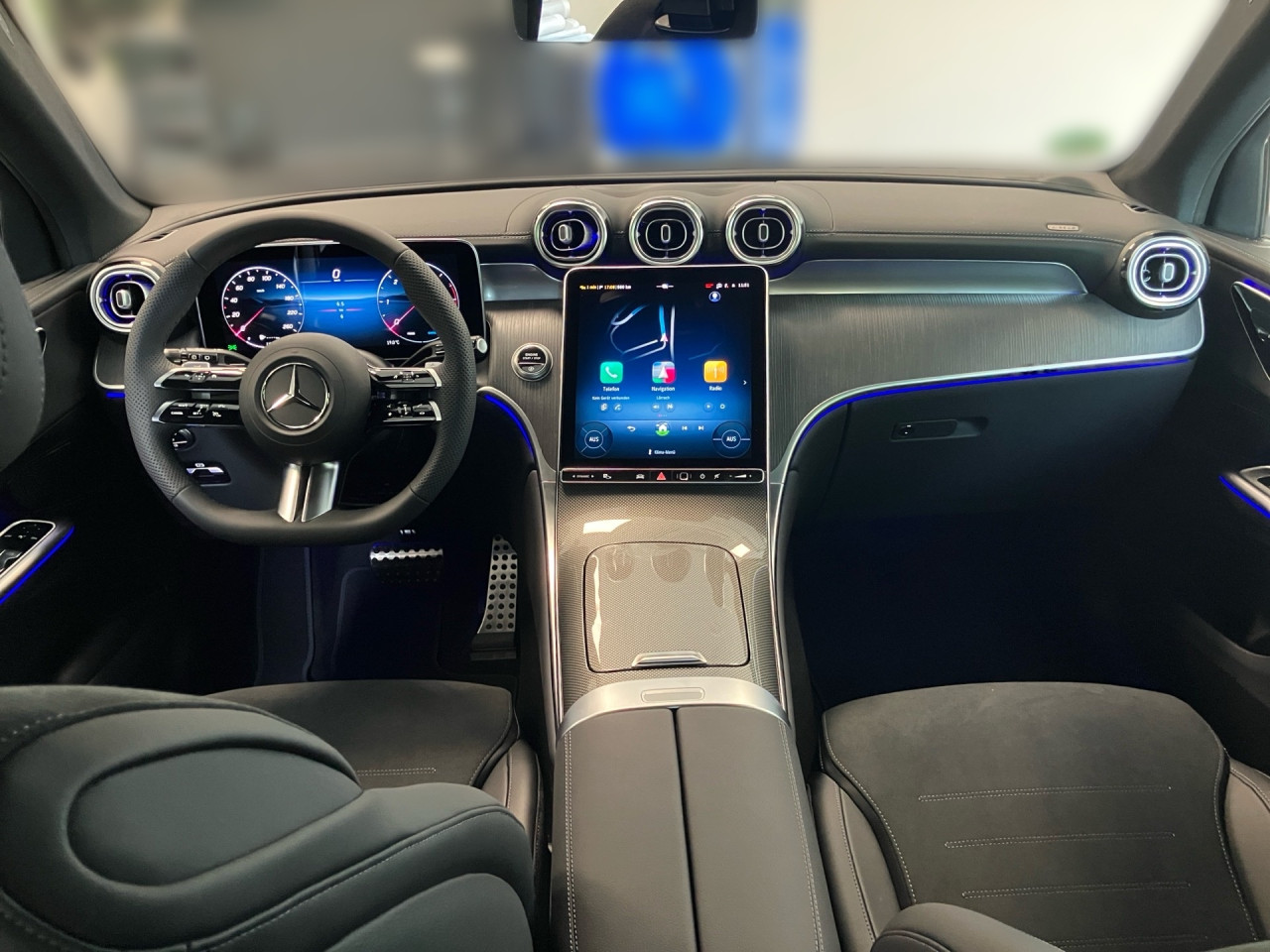 Getriebe: Automatikgetriebe 9 G-TRONIC, 9 G&auml;ngeAusstattungslinie: AMG Line Exterieur: Advanced Plus,  AMG Line InterieurAusstattungspakete: AMG Sportpaket,  Komfort Paket: Kofferraumkomfort-Paket,  Night-Paket,  Lichtpaket: Innenlichtpaket,  Ablagepaket,  Chrompaket,  SpiegelpaketAssistenzsysteme: Fernlichtassistent,  Aktiver Park-Assistent inkl. PARKTRONIC,  Surround-Kamerasystem: Park-Paket mit 360&deg;-Kamera,  DISTRONIC,  Berganfahrhilfe,  Spracheingabesystem,  M&uuml;digkeitserkennung,  Spurhalteassistent,  Bremsassistent,  COLLISION PREVENTION ASSIST,  ATTENTION ASSIST,  Verkehrszeichenerkennung,  GespannstabilisierungLicht und Sicht: Digital Light,  Tagfahrlicht,  Regensensor,  Automatisch abblendender Innenspiegel,  W&auml;rmeschutzverglasung,  Ambientebeleuchtung mehrfarbig,  LichtsensorAudio &amp; Kommunikation: MBUX,  Navigationssystem,  Radio,  Multi-Funktions-Display,  Digitaler Radioempfang DAB,  Soundsystem,  USB Anschluss,  Handyvorbereitung Bluetooth,  Android Auto u. Apple CarPlay,  Kabelloses Laden f&uuml;r Handys,  WLAN HotspotKomfort: Widescreen Cockpit,  Klimaautomatik,  Fahrer-/Beifahrersitz elektrisch,  Memoryfunktion Fahrersitz,  Lordosenst&uuml;tze Fahrer/Beifahrer,  Sitzheizung Fahrer/Beifahrer,  Sportsitze,  Armauflage Fahrer/Beifahrer,  Servolenkung,  Lenks&auml;ule verstellbar,  Keyless-Start,  Start-Stopp System,  Zentralver. mit Fernbedienung,  Fensterheber elektrisch,  EASY-PACK Heckklappe,  DYNAMIC SELECT,  Getr&auml;nkehalter vornInterieur: Sitze Kunstleder Ledernachbildung ARTICO / Mikrofaser MICROCUT schwarz,  Innenfarbe schwarz,  Multifunktions-Sport-/Lederlenkrad,  Bordcomputer,  R&uuml;cksitze klappbar,  Laderaumabdeckung: Easy Pack,  Dekoreinlagen: H08 Zierelemente Holz Linde linestructure anthrazit offenporig,  Lenkrad-SchaltwippenExterieur: AGILITY CONTROL Fahrwerk,  Anh&auml;ngerkupplung schwenkbar,  Touchscreen Bedienung,  AMG Leichtmetallfelgen 20 Zoll,  Au&szlig;enspiegel elekt. anklappbar,  Dachreling: schwarz,  Reifenpannenset,  NotrufsystemAirbags: MittelairbagSicherheit: i-Size Kindersitzbefestigung,  Fahrer- /Beifahrerairbag,  Seitenairbag vorn und hinten,  Knieairbag Fahrer,  Traktionskontrolle,  Elektr. Stabilit&auml;tsprogramm ESP,  Reifendruckkontrolle,  Wegfahrsperre,  Au&szlig;entemperatur Anzeige,  Antiblockiersystem ABS,  Bremsverschlei&szlig;anzeige,  Notbremsassistent,  Totwinkel-AssistentWeitere Ausstattung: PDB Advanced-Plus-Paket mit  Digitalen Extras,  321 Fingerabdrucksensor,  Memory-Paket,  DB7 Edition AMG-LineSonstige Ma&szlig;e und Gewichte: Nutzlast: 565 kg,  zul&auml;ssiges Gesamtgewicht: 2.550 kg,  Radstand: 2.888 mm24 Monate Garantie ab Erstzulassung. Fahrzeug hat Haltedauer. Liefertermin in Abstimmung mit dem Verk&auml;ufer. Irrt&uuml;mer und &Auml;nderungen vorbehalten