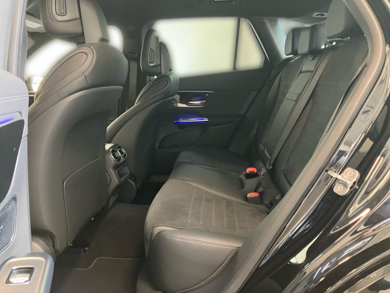 Getriebe: Automatikgetriebe 9 G-TRONIC, 9 G&auml;ngeAusstattungslinie: AMG Line Exterieur: Advanced Plus,  AMG Line InterieurAusstattungspakete: AMG Sportpaket,  Komfort Paket: Kofferraumkomfort-Paket,  Night-Paket,  Lichtpaket: Innenlichtpaket,  Ablagepaket,  Chrompaket,  SpiegelpaketAssistenzsysteme: Fernlichtassistent,  Aktiver Park-Assistent inkl. PARKTRONIC,  Surround-Kamerasystem: Park-Paket mit 360&deg;-Kamera,  DISTRONIC,  Berganfahrhilfe,  Spracheingabesystem,  M&uuml;digkeitserkennung,  Spurhalteassistent,  Bremsassistent,  COLLISION PREVENTION ASSIST,  ATTENTION ASSIST,  Verkehrszeichenerkennung,  GespannstabilisierungLicht und Sicht: Digital Light,  Tagfahrlicht,  Regensensor,  Automatisch abblendender Innenspiegel,  W&auml;rmeschutzverglasung,  Ambientebeleuchtung mehrfarbig,  LichtsensorAudio &amp; Kommunikation: MBUX,  Navigationssystem,  Radio,  Multi-Funktions-Display,  Digitaler Radioempfang DAB,  Soundsystem,  USB Anschluss,  Handyvorbereitung Bluetooth,  Android Auto u. Apple CarPlay,  Kabelloses Laden f&uuml;r Handys,  WLAN HotspotKomfort: Widescreen Cockpit,  Klimaautomatik,  Fahrer-/Beifahrersitz elektrisch,  Memoryfunktion Fahrersitz,  Lordosenst&uuml;tze Fahrer/Beifahrer,  Sitzheizung Fahrer/Beifahrer,  Sportsitze,  Armauflage Fahrer/Beifahrer,  Servolenkung,  Lenks&auml;ule verstellbar,  Keyless-Start,  Start-Stopp System,  Zentralver. mit Fernbedienung,  Fensterheber elektrisch,  EASY-PACK Heckklappe,  DYNAMIC SELECT,  Getr&auml;nkehalter vornInterieur: Sitze Kunstleder Ledernachbildung ARTICO / Mikrofaser MICROCUT schwarz,  Innenfarbe schwarz,  Multifunktions-Sport-/Lederlenkrad,  Bordcomputer,  R&uuml;cksitze klappbar,  Laderaumabdeckung: Easy Pack,  Dekoreinlagen: H08 Zierelemente Holz Linde linestructure anthrazit offenporig,  Lenkrad-SchaltwippenExterieur: AGILITY CONTROL Fahrwerk,  Anh&auml;ngerkupplung schwenkbar,  Touchscreen Bedienung,  AMG Leichtmetallfelgen 20 Zoll,  Au&szlig;enspiegel elekt. anklappbar,  Dachreling: schwarz,  Reifenpannenset,  NotrufsystemAirbags: MittelairbagSicherheit: i-Size Kindersitzbefestigung,  Fahrer- /Beifahrerairbag,  Seitenairbag vorn und hinten,  Knieairbag Fahrer,  Traktionskontrolle,  Elektr. Stabilit&auml;tsprogramm ESP,  Reifendruckkontrolle,  Wegfahrsperre,  Au&szlig;entemperatur Anzeige,  Antiblockiersystem ABS,  Bremsverschlei&szlig;anzeige,  Notbremsassistent,  Totwinkel-AssistentWeitere Ausstattung: PDB Advanced-Plus-Paket mit  Digitalen Extras,  321 Fingerabdrucksensor,  Memory-Paket,  DB7 Edition AMG-LineSonstige Ma&szlig;e und Gewichte: Nutzlast: 565 kg,  zul&auml;ssiges Gesamtgewicht: 2.550 kg,  Radstand: 2.888 mm24 Monate Garantie ab Erstzulassung. Fahrzeug hat Haltedauer. Liefertermin in Abstimmung mit dem Verk&auml;ufer. Irrt&uuml;mer und &Auml;nderungen vorbehalten