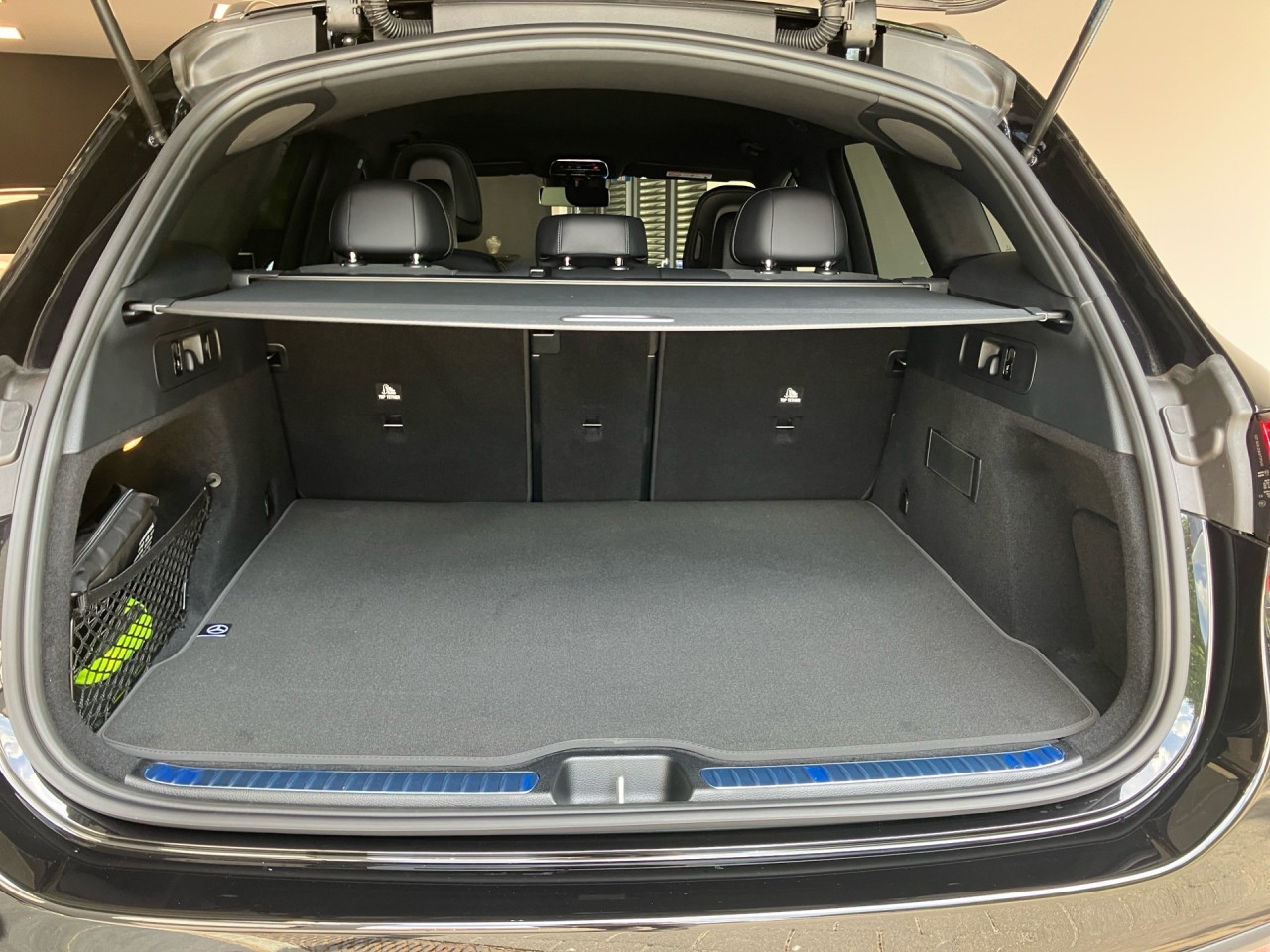 Getriebe: Automatikgetriebe 9 G-TRONIC, 9 G&auml;ngeAusstattungslinie: AMG Line Exterieur: Advanced Plus,  AMG Line InterieurAusstattungspakete: AMG Sportpaket,  Komfort Paket: Kofferraumkomfort-Paket,  Night-Paket,  Lichtpaket: Innenlichtpaket,  Ablagepaket,  Chrompaket,  SpiegelpaketAssistenzsysteme: Fernlichtassistent,  Aktiver Park-Assistent inkl. PARKTRONIC,  Surround-Kamerasystem: Park-Paket mit 360&deg;-Kamera,  DISTRONIC,  Berganfahrhilfe,  Spracheingabesystem,  M&uuml;digkeitserkennung,  Spurhalteassistent,  Bremsassistent,  COLLISION PREVENTION ASSIST,  ATTENTION ASSIST,  Verkehrszeichenerkennung,  GespannstabilisierungLicht und Sicht: Digital Light,  Tagfahrlicht,  Regensensor,  Automatisch abblendender Innenspiegel,  W&auml;rmeschutzverglasung,  Ambientebeleuchtung mehrfarbig,  LichtsensorAudio &amp; Kommunikation: MBUX,  Navigationssystem,  Radio,  Multi-Funktions-Display,  Digitaler Radioempfang DAB,  Soundsystem,  USB Anschluss,  Handyvorbereitung Bluetooth,  Android Auto u. Apple CarPlay,  Kabelloses Laden f&uuml;r Handys,  WLAN HotspotKomfort: Widescreen Cockpit,  Klimaautomatik,  Fahrer-/Beifahrersitz elektrisch,  Memoryfunktion Fahrersitz,  Lordosenst&uuml;tze Fahrer/Beifahrer,  Sitzheizung Fahrer/Beifahrer,  Sportsitze,  Armauflage Fahrer/Beifahrer,  Servolenkung,  Lenks&auml;ule verstellbar,  Keyless-Start,  Start-Stopp System,  Zentralver. mit Fernbedienung,  Fensterheber elektrisch,  EASY-PACK Heckklappe,  DYNAMIC SELECT,  Getr&auml;nkehalter vornInterieur: Sitze Kunstleder Ledernachbildung ARTICO / Mikrofaser MICROCUT schwarz,  Innenfarbe schwarz,  Multifunktions-Sport-/Lederlenkrad,  Bordcomputer,  R&uuml;cksitze klappbar,  Laderaumabdeckung: Easy Pack,  Dekoreinlagen: H08 Zierelemente Holz Linde linestructure anthrazit offenporig,  Lenkrad-SchaltwippenExterieur: AGILITY CONTROL Fahrwerk,  Anh&auml;ngerkupplung schwenkbar,  Touchscreen Bedienung,  AMG Leichtmetallfelgen 20 Zoll,  Au&szlig;enspiegel elekt. anklappbar,  Dachreling: schwarz,  Reifenpannenset,  NotrufsystemAirbags: MittelairbagSicherheit: i-Size Kindersitzbefestigung,  Fahrer- /Beifahrerairbag,  Seitenairbag vorn und hinten,  Knieairbag Fahrer,  Traktionskontrolle,  Elektr. Stabilit&auml;tsprogramm ESP,  Reifendruckkontrolle,  Wegfahrsperre,  Au&szlig;entemperatur Anzeige,  Antiblockiersystem ABS,  Bremsverschlei&szlig;anzeige,  Notbremsassistent,  Totwinkel-AssistentWeitere Ausstattung: PDB Advanced-Plus-Paket mit  Digitalen Extras,  321 Fingerabdrucksensor,  Memory-Paket,  DB7 Edition AMG-LineSonstige Ma&szlig;e und Gewichte: Nutzlast: 565 kg,  zul&auml;ssiges Gesamtgewicht: 2.550 kg,  Radstand: 2.888 mm24 Monate Garantie ab Erstzulassung. Fahrzeug hat Haltedauer. Liefertermin in Abstimmung mit dem Verk&auml;ufer. Irrt&uuml;mer und &Auml;nderungen vorbehalten