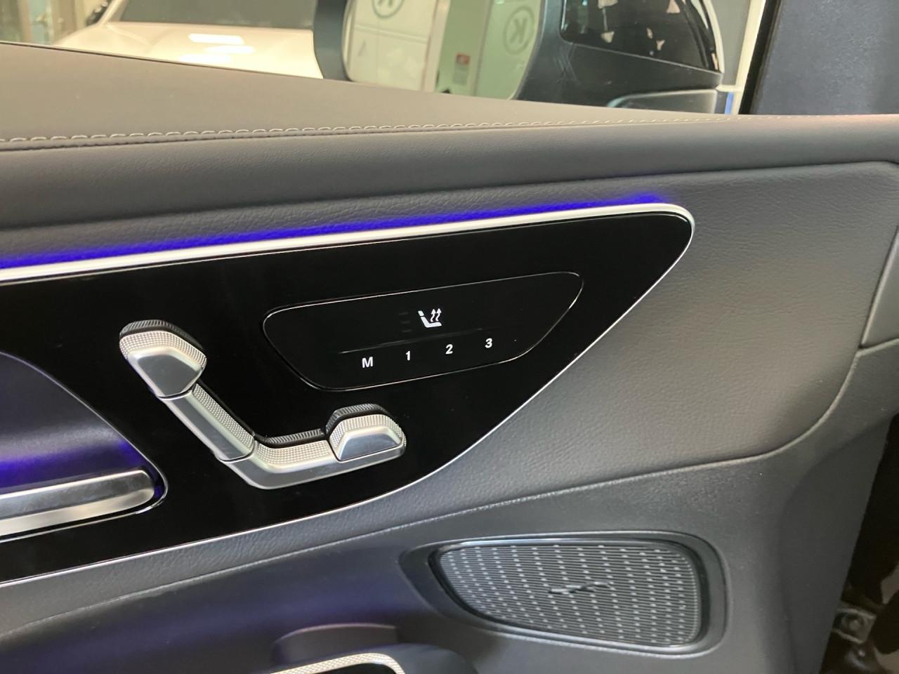 Getriebe: Automatikgetriebe 9 G-TRONIC, 9 G&auml;ngeAusstattungslinie: AMG Line Exterieur: Advanced Plus,  AMG Line InterieurAusstattungspakete: AMG Sportpaket,  Komfort Paket: Kofferraumkomfort-Paket,  Night-Paket,  Lichtpaket: Innenlichtpaket,  Ablagepaket,  Chrompaket,  SpiegelpaketAssistenzsysteme: Fernlichtassistent,  Aktiver Park-Assistent inkl. PARKTRONIC,  Surround-Kamerasystem: Park-Paket mit 360&deg;-Kamera,  DISTRONIC,  Berganfahrhilfe,  Spracheingabesystem,  M&uuml;digkeitserkennung,  Spurhalteassistent,  Bremsassistent,  COLLISION PREVENTION ASSIST,  ATTENTION ASSIST,  Verkehrszeichenerkennung,  GespannstabilisierungLicht und Sicht: Digital Light,  Tagfahrlicht,  Regensensor,  Automatisch abblendender Innenspiegel,  W&auml;rmeschutzverglasung,  Ambientebeleuchtung mehrfarbig,  LichtsensorAudio &amp; Kommunikation: MBUX,  Navigationssystem,  Radio,  Multi-Funktions-Display,  Digitaler Radioempfang DAB,  Soundsystem,  USB Anschluss,  Handyvorbereitung Bluetooth,  Android Auto u. Apple CarPlay,  Kabelloses Laden f&uuml;r Handys,  WLAN HotspotKomfort: Widescreen Cockpit,  Klimaautomatik,  Fahrer-/Beifahrersitz elektrisch,  Memoryfunktion Fahrersitz,  Lordosenst&uuml;tze Fahrer/Beifahrer,  Sitzheizung Fahrer/Beifahrer,  Sportsitze,  Armauflage Fahrer/Beifahrer,  Servolenkung,  Lenks&auml;ule verstellbar,  Keyless-Start,  Start-Stopp System,  Zentralver. mit Fernbedienung,  Fensterheber elektrisch,  EASY-PACK Heckklappe,  DYNAMIC SELECT,  Getr&auml;nkehalter vornInterieur: Sitze Kunstleder Ledernachbildung ARTICO / Mikrofaser MICROCUT schwarz,  Innenfarbe schwarz,  Multifunktions-Sport-/Lederlenkrad,  Bordcomputer,  R&uuml;cksitze klappbar,  Laderaumabdeckung: Easy Pack,  Dekoreinlagen: H08 Zierelemente Holz Linde linestructure anthrazit offenporig,  Lenkrad-SchaltwippenExterieur: AGILITY CONTROL Fahrwerk,  Anh&auml;ngerkupplung schwenkbar,  Touchscreen Bedienung,  AMG Leichtmetallfelgen 20 Zoll,  Au&szlig;enspiegel elekt. anklappbar,  Dachreling: schwarz,  Reifenpannenset,  NotrufsystemAirbags: MittelairbagSicherheit: i-Size Kindersitzbefestigung,  Fahrer- /Beifahrerairbag,  Seitenairbag vorn und hinten,  Knieairbag Fahrer,  Traktionskontrolle,  Elektr. Stabilit&auml;tsprogramm ESP,  Reifendruckkontrolle,  Wegfahrsperre,  Au&szlig;entemperatur Anzeige,  Antiblockiersystem ABS,  Bremsverschlei&szlig;anzeige,  Notbremsassistent,  Totwinkel-AssistentWeitere Ausstattung: PDB Advanced-Plus-Paket mit  Digitalen Extras,  321 Fingerabdrucksensor,  Memory-Paket,  DB7 Edition AMG-LineSonstige Ma&szlig;e und Gewichte: Nutzlast: 565 kg,  zul&auml;ssiges Gesamtgewicht: 2.550 kg,  Radstand: 2.888 mm24 Monate Garantie ab Erstzulassung. Fahrzeug hat Haltedauer. Liefertermin in Abstimmung mit dem Verk&auml;ufer. Irrt&uuml;mer und &Auml;nderungen vorbehalten
