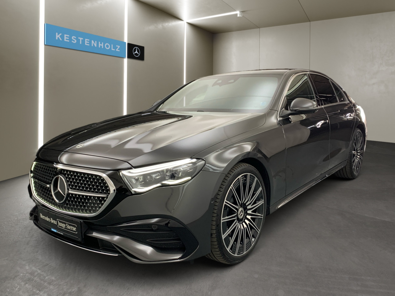 Getriebe: Automatikgetriebe 9 G-TRONIC, 9 G&auml;ngeAusstattungslinie: AMG Line Exterieur,  AMG Line InterieurAusstattungspakete: AMG Sportpaket,  Komfort Paket: AKUSTIK-KOMFORT-PAKET,  PremiumpaketAssistenzsysteme: Fernlichtassistent,  Aktiver Park-Assistent inkl. PARKTRONIC,  Surround-Kamerasystem: Park-Paket mit 360&deg;-Kamera,  Fahrlichtautomatik,  DISTRONIC,  Berganfahrhilfe,  Spracheingabesystem,  M&uuml;digkeitserkennung,  Spurhalteassistent mit aktivem Lenk-Assistent,  Bremsassistent,  Fahrerassistenzpaket Plus,  COLLISION PREVENTION ASSIST,  ATTENTION ASSIST,  Verkehrszeichenerkennung m. Geschwindigkeitslimit-Assistent,  GespannstabilisierungLicht und Sicht: Digital Light,  Tagfahrlicht,  Automatisch abblendende Innen- und Au&szlig;enspiegel,  W&auml;rmeschutzverglasung,  Ambientebeleuchtung mehrfarbig,  LichtsensorAudio &amp; Kommunikation: MBUX,  Navigationssystem,  Radio,  Multi-Funktions-Display,  Digitaler Radioempfang DAB,  Burmester Surround-Soundsystem,  USB Anschluss,  Handyvorbereitung Bluetooth,  Android Auto u. Apple CarPlay,  Kabelloses Laden f&uuml;r Handys,  WLAN HotspotKomfort: Klimaautomatik,  Panorama-Schiebedach,  Fahrersitz elektrisch,  Memoryfunktion Fahrersitz,  Lordosenst&uuml;tze Fahrer/Beifahrer,  Sitzheizung Fahrer/Beifahrer,  Sportsitze,  Armauflage Fahrer/Beifahrer,  Servotronic,  Lenks&auml;ule verstellbar,  HANDS-FREE ACCESS,  Auto Start Stop Funktion,  Zentralver. mit Fernbedienung,  Fensterheber elektrisch,  Kopfst&uuml;tzen vorn und hinten,  Sitzklimatisierung vornInterieur: Sitze Leder Leder schwarz,  Innenfarbe schwarz,  Multifunktions-Sport-/Lederlenkrad,  Bordcomputer,  R&uuml;cksitze klappbar,  Dekoreinlagen Holz: 11H Zierelemente Holz Esche schwarz offenporig hinterleuchtet mit Mercedes-Benz Pattern, 331 Zierelement hinterleuchtet,  Bodenbelag Teppich,  Lenkrad-SchaltwippenExterieur: AIRMATIC DC,  Anh&auml;ngerkupplung schwenkbar,  Touchscreen Bedienung,  AMG Leichtmetallfelgen 21 Zoll,  Au&szlig;enspiegel elekt. anklappbar,  Reifenpannenset,  Notrufsystem,  Stauassistent,  Rettungsgassen-Assistent,  Fahrzeugpersonalisierung,  AllradlenkungAirbags: MittelairbagSicherheit: i-Size Kindersitzbefestigung,  Fu&szlig;g&auml;ngerschutzsystem,  Fahrer- /Beifahrerairbag,  Seitenairbag vorn,  Knieairbag Fahrer,  Traktionskontrolle,  Elektr. Stabilit&auml;tsprogramm ESP,  Reifendruckkontrolle,  Wegfahrsperre,  Au&szlig;entemperatur Anzeige,  Antiblockiersystem ABS,  Bremsverschlei&szlig;anzeige,  Proaktives Insassenschutzsystem,  NotbremsassistentWeitere Ausstattung: 272 Ausweichunterst&uuml;tzung,  321 Fingerabdrucksensor,  881 Kofferraumdeckelkomfortschlie&szlig;ung,  B3D BRAKE DIMENSION REAR AXLE 360X26,  34U Digitales Extra: Remote Services Premium,  464 Fahrerdisplay,  Gebrauchtwagensiegel: Junge SterneSonstige Ma&szlig;e und Gewichte: Nutzlast: 625 kg,  zul&auml;ssiges Gesamtgewicht: 2.585 kg,  Kraftstofftank: 66l,  Radstand: 2.961 mmIrrt&uuml;mer und &Auml;nderungen vorbehalten