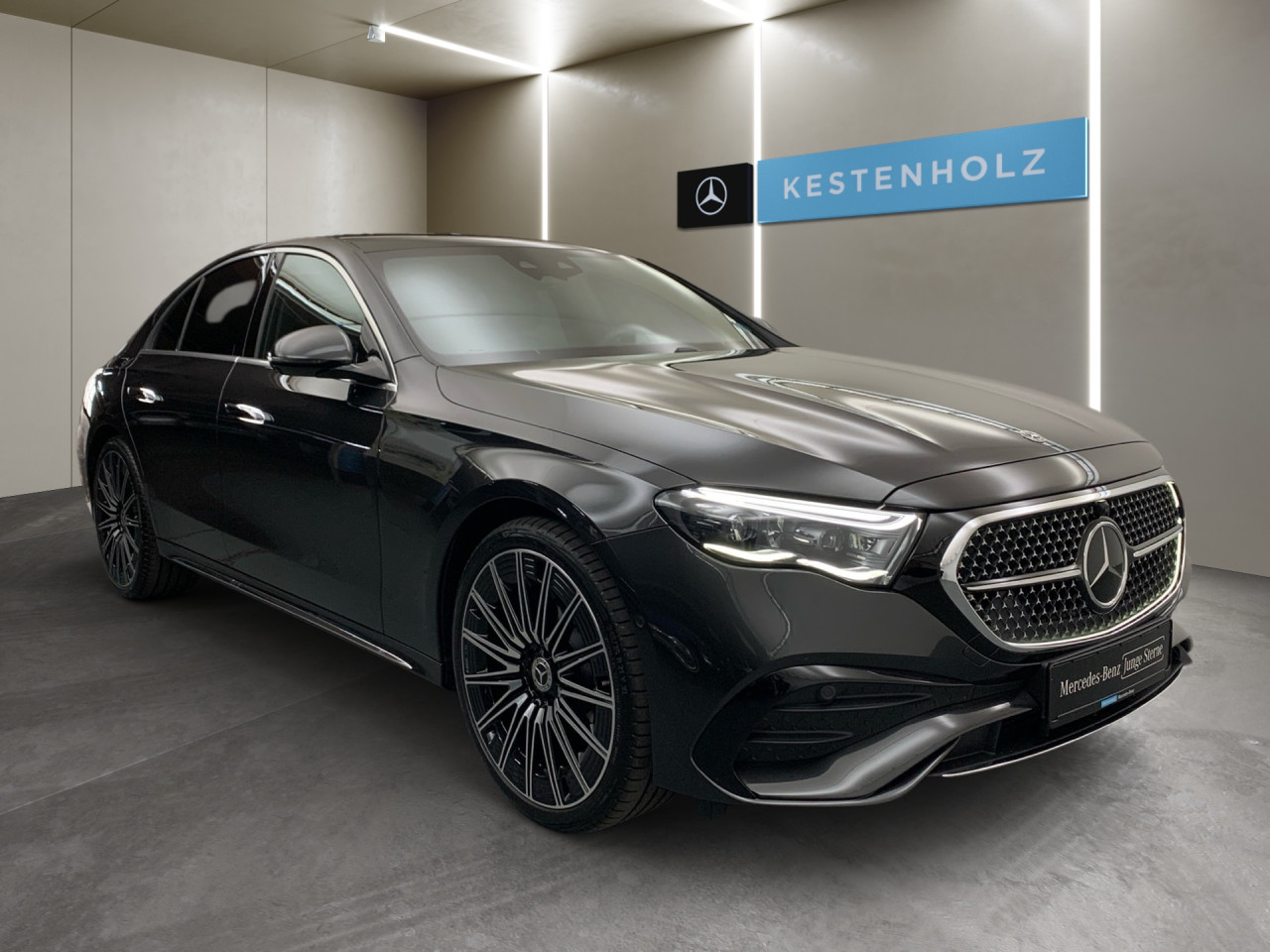 Getriebe: Automatikgetriebe 9 G-TRONIC, 9 G&auml;ngeAusstattungslinie: AMG Line Exterieur,  AMG Line InterieurAusstattungspakete: AMG Sportpaket,  Komfort Paket: AKUSTIK-KOMFORT-PAKET,  PremiumpaketAssistenzsysteme: Fernlichtassistent,  Aktiver Park-Assistent inkl. PARKTRONIC,  Surround-Kamerasystem: Park-Paket mit 360&deg;-Kamera,  Fahrlichtautomatik,  DISTRONIC,  Berganfahrhilfe,  Spracheingabesystem,  M&uuml;digkeitserkennung,  Spurhalteassistent mit aktivem Lenk-Assistent,  Bremsassistent,  Fahrerassistenzpaket Plus,  COLLISION PREVENTION ASSIST,  ATTENTION ASSIST,  Verkehrszeichenerkennung m. Geschwindigkeitslimit-Assistent,  GespannstabilisierungLicht und Sicht: Digital Light,  Tagfahrlicht,  Automatisch abblendende Innen- und Au&szlig;enspiegel,  W&auml;rmeschutzverglasung,  Ambientebeleuchtung mehrfarbig,  LichtsensorAudio &amp; Kommunikation: MBUX,  Navigationssystem,  Radio,  Multi-Funktions-Display,  Digitaler Radioempfang DAB,  Burmester Surround-Soundsystem,  USB Anschluss,  Handyvorbereitung Bluetooth,  Android Auto u. Apple CarPlay,  Kabelloses Laden f&uuml;r Handys,  WLAN HotspotKomfort: Klimaautomatik,  Panorama-Schiebedach,  Fahrersitz elektrisch,  Memoryfunktion Fahrersitz,  Lordosenst&uuml;tze Fahrer/Beifahrer,  Sitzheizung Fahrer/Beifahrer,  Sportsitze,  Armauflage Fahrer/Beifahrer,  Servotronic,  Lenks&auml;ule verstellbar,  HANDS-FREE ACCESS,  Auto Start Stop Funktion,  Zentralver. mit Fernbedienung,  Fensterheber elektrisch,  Kopfst&uuml;tzen vorn und hinten,  Sitzklimatisierung vornInterieur: Sitze Leder Leder schwarz,  Innenfarbe schwarz,  Multifunktions-Sport-/Lederlenkrad,  Bordcomputer,  R&uuml;cksitze klappbar,  Dekoreinlagen Holz: 11H Zierelemente Holz Esche schwarz offenporig hinterleuchtet mit Mercedes-Benz Pattern, 331 Zierelement hinterleuchtet,  Bodenbelag Teppich,  Lenkrad-SchaltwippenExterieur: AIRMATIC DC,  Anh&auml;ngerkupplung schwenkbar,  Touchscreen Bedienung,  AMG Leichtmetallfelgen 21 Zoll,  Au&szlig;enspiegel elekt. anklappbar,  Reifenpannenset,  Notrufsystem,  Stauassistent,  Rettungsgassen-Assistent,  Fahrzeugpersonalisierung,  AllradlenkungAirbags: MittelairbagSicherheit: i-Size Kindersitzbefestigung,  Fu&szlig;g&auml;ngerschutzsystem,  Fahrer- /Beifahrerairbag,  Seitenairbag vorn,  Knieairbag Fahrer,  Traktionskontrolle,  Elektr. Stabilit&auml;tsprogramm ESP,  Reifendruckkontrolle,  Wegfahrsperre,  Au&szlig;entemperatur Anzeige,  Antiblockiersystem ABS,  Bremsverschlei&szlig;anzeige,  Proaktives Insassenschutzsystem,  NotbremsassistentWeitere Ausstattung: 272 Ausweichunterst&uuml;tzung,  321 Fingerabdrucksensor,  881 Kofferraumdeckelkomfortschlie&szlig;ung,  B3D BRAKE DIMENSION REAR AXLE 360X26,  34U Digitales Extra: Remote Services Premium,  464 Fahrerdisplay,  Gebrauchtwagensiegel: Junge SterneSonstige Ma&szlig;e und Gewichte: Nutzlast: 625 kg,  zul&auml;ssiges Gesamtgewicht: 2.585 kg,  Kraftstofftank: 66l,  Radstand: 2.961 mmIrrt&uuml;mer und &Auml;nderungen vorbehalten